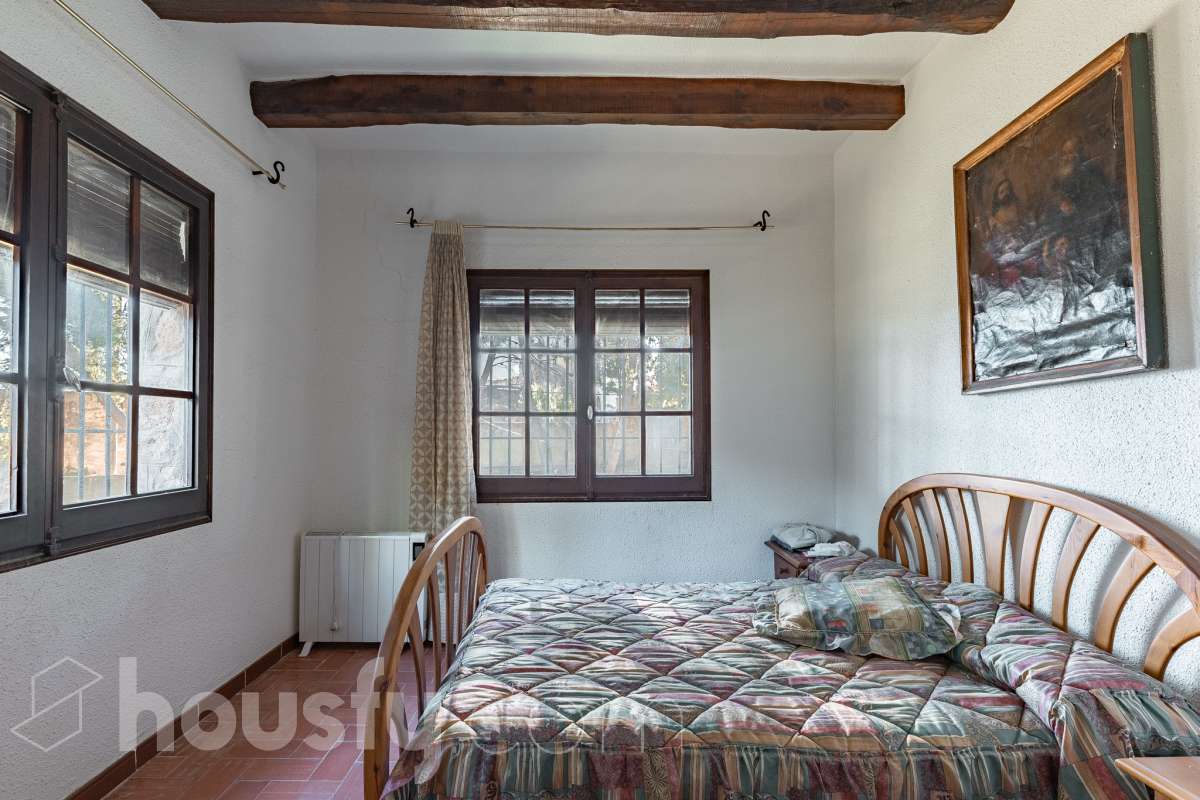 Exclusiva villa en el corazón de Creixell: amplitud, privacidad y vistas excepcionales. Housfy presenta en exclusiva esta magnífica propiedad situada en el centro de Creixell, una residencia singular que destaca por sus extraordinarias dimensiones, su privilegiada parcela y un entorno que combina la comodidad de una ubicación céntrica con la tranquilidad y la amplitud de un espacio residencial único. Con 921 m² construidos, incluida la zona deportiva, según datos verificados con la Dirección General del Catastro, esta propiedad ofrece un sinfín de posibilidades para quienes buscan una vivienda de grandes dimensiones, con espacios versátiles y zonas exteriores pensadas para disfrutar al máximo del estilo de vida mediterráneo. La vivienda, construida en 1970, dispone de una distribución generosa, con nueve dormitorios y seis baños, que permite acoger cómodamente a familias numerosas, recibir invitados o destinar parte de sus estancias a usos complementarios, como despacho o espacios de trabajo. Entre sus dependencias encontramos un amplio salón-comedor, una cocina equipada y una suite con baño privado, además de una zona de despacho que aporta funcionalidad y privacidad al conjunto. En el exterior, la propiedad despliega todo su potencial. Su magnífica parcela alberga un jardín privado, una piscina exclusiva y una zona deportiva que amplía las posibilidades de ocio y actividad al aire libre. Las terrazas invitan a disfrutar del clima mediterráneo, mientras que las excepcionales vistas al mar y a la montaña aportan un atractivo diferencial y una sensación de amplitud difícil de encontrar en una ubicación tan céntrica. Un añadido fundamental es la existencia de un pozo y un depósito de agua de unos 60.000 litros. La vivienda cuenta, además, con chimenea, electrodomésticos, trastero y cuatro plazas de garaje, prestaciones que completan una propuesta residencial especialmente interesante por su capacidad, comodidad y versatilidad. Su ubicación, en pleno centro de Creixell, permite disfrutar de los servicios y comercios del municipio, con transporte público cercano y la comodidad de tener el día a día al alcance de la mano, en un entorno característico de la Costa Dorada. Una propiedad con dimensiones extraordinarias y múltiples posibilidades, ideal para quienes valoran el espacio, la privacidad, las zonas de ocio propias y unas vistas privilegiadas, sin renunciar a la comodidad de vivir en el centro de una población con encanto. Una oportunidad exclusiva para descubrir una vivienda diferente, donde la amplitud de sus espacios y el atractivo de su parcela convierten cada rincón en una invitación a disfrutar. Housfy — Comercialización en exclusiva. Contacta con nosotros para ampliar información y descubrir personalmente todo el potencial de esta propiedad. Aviso legal El precio de venta no incluye gastos de la compraventa como notaría, registro, impuestos, ni tampoco honorarios agencia. Esta publicación no es vinculante. Consulta siempre la nota simple con Housfy antes de formalizar la compraventa. Sobre nosotros Housfy es la plataforma integral de servicios inmobiliarios. Nuestra combinación de expertos y tecnología pone al alcance de todo el mundo servicios cómodos, claros y seguros. AICAT número: 7922. Nos encargamos de la gestión y asesoramiento de la compra. ¡Olvídate de todo! Hacemos los trámites por ti. Y, si además necesitas financiación, ponemos a tu disposición un bróker hipotecario para ayudarte a conseguir las mejores condiciones para tu perfil económico. ¿Quieres visitarla? Contacta con Housfy y agenda tu visita sin compromiso. Más información en: housfy.com-15
