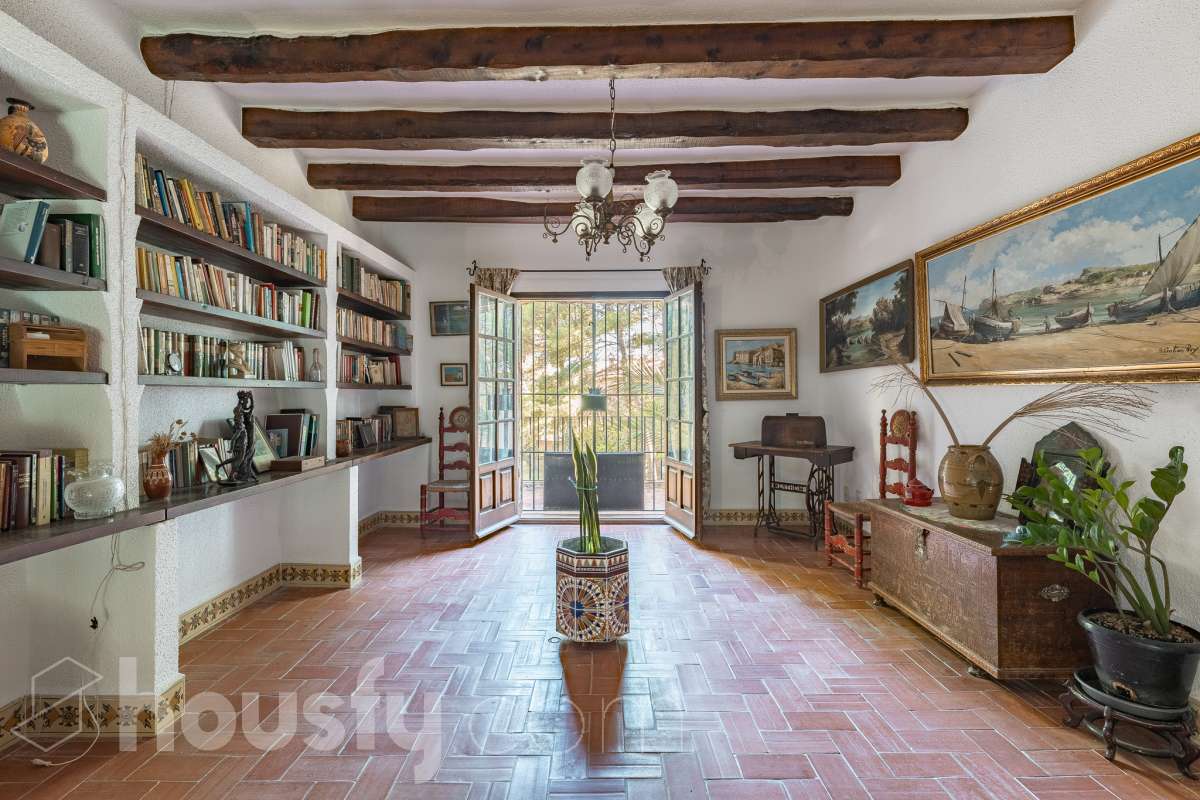 Exclusiva villa en el corazón de Creixell: amplitud, privacidad y vistas excepcionales. Housfy presenta en exclusiva esta magnífica propiedad situada en el centro de Creixell, una residencia singular que destaca por sus extraordinarias dimensiones, su privilegiada parcela y un entorno que combina la comodidad de una ubicación céntrica con la tranquilidad y la amplitud de un espacio residencial único. Con 921 m² construidos, incluida la zona deportiva, según datos verificados con la Dirección General del Catastro, esta propiedad ofrece un sinfín de posibilidades para quienes buscan una vivienda de grandes dimensiones, con espacios versátiles y zonas exteriores pensadas para disfrutar al máximo del estilo de vida mediterráneo. La vivienda, construida en 1970, dispone de una distribución generosa, con nueve dormitorios y seis baños, que permite acoger cómodamente a familias numerosas, recibir invitados o destinar parte de sus estancias a usos complementarios, como despacho o espacios de trabajo. Entre sus dependencias encontramos un amplio salón-comedor, una cocina equipada y una suite con baño privado, además de una zona de despacho que aporta funcionalidad y privacidad al conjunto. En el exterior, la propiedad despliega todo su potencial. Su magnífica parcela alberga un jardín privado, una piscina exclusiva y una zona deportiva que amplía las posibilidades de ocio y actividad al aire libre. Las terrazas invitan a disfrutar del clima mediterráneo, mientras que las excepcionales vistas al mar y a la montaña aportan un atractivo diferencial y una sensación de amplitud difícil de encontrar en una ubicación tan céntrica. Un añadido fundamental es la existencia de un pozo y un depósito de agua de unos 60.000 litros. La vivienda cuenta, además, con chimenea, electrodomésticos, trastero y cuatro plazas de garaje, prestaciones que completan una propuesta residencial especialmente interesante por su capacidad, comodidad y versatilidad. Su ubicación, en pleno centro de Creixell, permite disfrutar de los servicios y comercios del municipio, con transporte público cercano y la comodidad de tener el día a día al alcance de la mano, en un entorno característico de la Costa Dorada. Una propiedad con dimensiones extraordinarias y múltiples posibilidades, ideal para quienes valoran el espacio, la privacidad, las zonas de ocio propias y unas vistas privilegiadas, sin renunciar a la comodidad de vivir en el centro de una población con encanto. Una oportunidad exclusiva para descubrir una vivienda diferente, donde la amplitud de sus espacios y el atractivo de su parcela convierten cada rincón en una invitación a disfrutar. Housfy — Comercialización en exclusiva. Contacta con nosotros para ampliar información y descubrir personalmente todo el potencial de esta propiedad. Aviso legal El precio de venta no incluye gastos de la compraventa como notaría, registro, impuestos, ni tampoco honorarios agencia. Esta publicación no es vinculante. Consulta siempre la nota simple con Housfy antes de formalizar la compraventa. Sobre nosotros Housfy es la plataforma integral de servicios inmobiliarios. Nuestra combinación de expertos y tecnología pone al alcance de todo el mundo servicios cómodos, claros y seguros. AICAT número: 7922. Nos encargamos de la gestión y asesoramiento de la compra. ¡Olvídate de todo! Hacemos los trámites por ti. Y, si además necesitas financiación, ponemos a tu disposición un bróker hipotecario para ayudarte a conseguir las mejores condiciones para tu perfil económico. ¿Quieres visitarla? Contacta con Housfy y agenda tu visita sin compromiso. Más información en: housfy.com-27