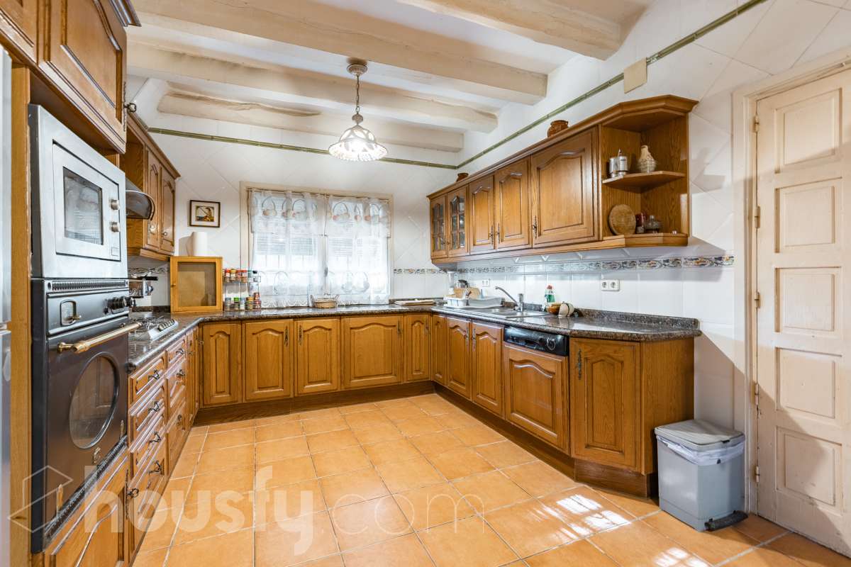 Exclusiva villa en el corazón de Creixell: amplitud, privacidad y vistas excepcionales. Housfy presenta en exclusiva esta magnífica propiedad situada en el centro de Creixell, una residencia singular que destaca por sus extraordinarias dimensiones, su privilegiada parcela y un entorno que combina la comodidad de una ubicación céntrica con la tranquilidad y la amplitud de un espacio residencial único. Con 921 m² construidos, incluida la zona deportiva, según datos verificados con la Dirección General del Catastro, esta propiedad ofrece un sinfín de posibilidades para quienes buscan una vivienda de grandes dimensiones, con espacios versátiles y zonas exteriores pensadas para disfrutar al máximo del estilo de vida mediterráneo. La vivienda, construida en 1970, dispone de una distribución generosa, con nueve dormitorios y seis baños, que permite acoger cómodamente a familias numerosas, recibir invitados o destinar parte de sus estancias a usos complementarios, como despacho o espacios de trabajo. Entre sus dependencias encontramos un amplio salón-comedor, una cocina equipada y una suite con baño privado, además de una zona de despacho que aporta funcionalidad y privacidad al conjunto. En el exterior, la propiedad despliega todo su potencial. Su magnífica parcela alberga un jardín privado, una piscina exclusiva y una zona deportiva que amplía las posibilidades de ocio y actividad al aire libre. Las terrazas invitan a disfrutar del clima mediterráneo, mientras que las excepcionales vistas al mar y a la montaña aportan un atractivo diferencial y una sensación de amplitud difícil de encontrar en una ubicación tan céntrica. Un añadido fundamental es la existencia de un pozo y un depósito de agua de unos 60.000 litros. La vivienda cuenta, además, con chimenea, electrodomésticos, trastero y cuatro plazas de garaje, prestaciones que completan una propuesta residencial especialmente interesante por su capacidad, comodidad y versatilidad. Su ubicación, en pleno centro de Creixell, permite disfrutar de los servicios y comercios del municipio, con transporte público cercano y la comodidad de tener el día a día al alcance de la mano, en un entorno característico de la Costa Dorada. Una propiedad con dimensiones extraordinarias y múltiples posibilidades, ideal para quienes valoran el espacio, la privacidad, las zonas de ocio propias y unas vistas privilegiadas, sin renunciar a la comodidad de vivir en el centro de una población con encanto. Una oportunidad exclusiva para descubrir una vivienda diferente, donde la amplitud de sus espacios y el atractivo de su parcela convierten cada rincón en una invitación a disfrutar. Housfy — Comercialización en exclusiva. Contacta con nosotros para ampliar información y descubrir personalmente todo el potencial de esta propiedad. Aviso legal El precio de venta no incluye gastos de la compraventa como notaría, registro, impuestos, ni tampoco honorarios agencia. Esta publicación no es vinculante. Consulta siempre la nota simple con Housfy antes de formalizar la compraventa. Sobre nosotros Housfy es la plataforma integral de servicios inmobiliarios. Nuestra combinación de expertos y tecnología pone al alcance de todo el mundo servicios cómodos, claros y seguros. AICAT número: 7922. Nos encargamos de la gestión y asesoramiento de la compra. ¡Olvídate de todo! Hacemos los trámites por ti. Y, si además necesitas financiación, ponemos a tu disposición un bróker hipotecario para ayudarte a conseguir las mejores condiciones para tu perfil económico. ¿Quieres visitarla? Contacta con Housfy y agenda tu visita sin compromiso. Más información en: housfy.com-33