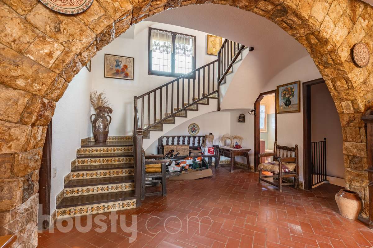 Exclusiva villa en el corazón de Creixell: amplitud, privacidad y vistas excepcionales. Housfy presenta en exclusiva esta magnífica propiedad situada en el centro de Creixell, una residencia singular que destaca por sus extraordinarias dimensiones, su privilegiada parcela y un entorno que combina la comodidad de una ubicación céntrica con la tranquilidad y la amplitud de un espacio residencial único. Con 921 m² construidos, incluida la zona deportiva, según datos verificados con la Dirección General del Catastro, esta propiedad ofrece un sinfín de posibilidades para quienes buscan una vivienda de grandes dimensiones, con espacios versátiles y zonas exteriores pensadas para disfrutar al máximo del estilo de vida mediterráneo. La vivienda, construida en 1970, dispone de una distribución generosa, con nueve dormitorios y seis baños, que permite acoger cómodamente a familias numerosas, recibir invitados o destinar parte de sus estancias a usos complementarios, como despacho o espacios de trabajo. Entre sus dependencias encontramos un amplio salón-comedor, una cocina equipada y una suite con baño privado, además de una zona de despacho que aporta funcionalidad y privacidad al conjunto. En el exterior, la propiedad despliega todo su potencial. Su magnífica parcela alberga un jardín privado, una piscina exclusiva y una zona deportiva que amplía las posibilidades de ocio y actividad al aire libre. Las terrazas invitan a disfrutar del clima mediterráneo, mientras que las excepcionales vistas al mar y a la montaña aportan un atractivo diferencial y una sensación de amplitud difícil de encontrar en una ubicación tan céntrica. Un añadido fundamental es la existencia de un pozo y un depósito de agua de unos 60.000 litros. La vivienda cuenta, además, con chimenea, electrodomésticos, trastero y cuatro plazas de garaje, prestaciones que completan una propuesta residencial especialmente interesante por su capacidad, comodidad y versatilidad. Su ubicación, en pleno centro de Creixell, permite disfrutar de los servicios y comercios del municipio, con transporte público cercano y la comodidad de tener el día a día al alcance de la mano, en un entorno característico de la Costa Dorada. Una propiedad con dimensiones extraordinarias y múltiples posibilidades, ideal para quienes valoran el espacio, la privacidad, las zonas de ocio propias y unas vistas privilegiadas, sin renunciar a la comodidad de vivir en el centro de una población con encanto. Una oportunidad exclusiva para descubrir una vivienda diferente, donde la amplitud de sus espacios y el atractivo de su parcela convierten cada rincón en una invitación a disfrutar. Housfy — Comercialización en exclusiva. Contacta con nosotros para ampliar información y descubrir personalmente todo el potencial de esta propiedad. Aviso legal El precio de venta no incluye gastos de la compraventa como notaría, registro, impuestos, ni tampoco honorarios agencia. Esta publicación no es vinculante. Consulta siempre la nota simple con Housfy antes de formalizar la compraventa. Sobre nosotros Housfy es la plataforma integral de servicios inmobiliarios. Nuestra combinación de expertos y tecnología pone al alcance de todo el mundo servicios cómodos, claros y seguros. AICAT número: 7922. Nos encargamos de la gestión y asesoramiento de la compra. ¡Olvídate de todo! Hacemos los trámites por ti. Y, si además necesitas financiación, ponemos a tu disposición un bróker hipotecario para ayudarte a conseguir las mejores condiciones para tu perfil económico. ¿Quieres visitarla? Contacta con Housfy y agenda tu visita sin compromiso. Más información en: housfy.com-3