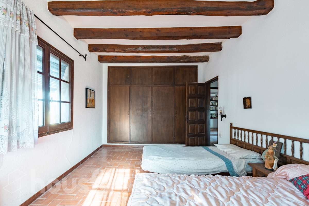 Exclusiva villa en el corazón de Creixell: amplitud, privacidad y vistas excepcionales. Housfy presenta en exclusiva esta magnífica propiedad situada en el centro de Creixell, una residencia singular que destaca por sus extraordinarias dimensiones, su privilegiada parcela y un entorno que combina la comodidad de una ubicación céntrica con la tranquilidad y la amplitud de un espacio residencial único. Con 921 m² construidos, incluida la zona deportiva, según datos verificados con la Dirección General del Catastro, esta propiedad ofrece un sinfín de posibilidades para quienes buscan una vivienda de grandes dimensiones, con espacios versátiles y zonas exteriores pensadas para disfrutar al máximo del estilo de vida mediterráneo. La vivienda, construida en 1970, dispone de una distribución generosa, con nueve dormitorios y seis baños, que permite acoger cómodamente a familias numerosas, recibir invitados o destinar parte de sus estancias a usos complementarios, como despacho o espacios de trabajo. Entre sus dependencias encontramos un amplio salón-comedor, una cocina equipada y una suite con baño privado, además de una zona de despacho que aporta funcionalidad y privacidad al conjunto. En el exterior, la propiedad despliega todo su potencial. Su magnífica parcela alberga un jardín privado, una piscina exclusiva y una zona deportiva que amplía las posibilidades de ocio y actividad al aire libre. Las terrazas invitan a disfrutar del clima mediterráneo, mientras que las excepcionales vistas al mar y a la montaña aportan un atractivo diferencial y una sensación de amplitud difícil de encontrar en una ubicación tan céntrica. Un añadido fundamental es la existencia de un pozo y un depósito de agua de unos 60.000 litros. La vivienda cuenta, además, con chimenea, electrodomésticos, trastero y cuatro plazas de garaje, prestaciones que completan una propuesta residencial especialmente interesante por su capacidad, comodidad y versatilidad. Su ubicación, en pleno centro de Creixell, permite disfrutar de los servicios y comercios del municipio, con transporte público cercano y la comodidad de tener el día a día al alcance de la mano, en un entorno característico de la Costa Dorada. Una propiedad con dimensiones extraordinarias y múltiples posibilidades, ideal para quienes valoran el espacio, la privacidad, las zonas de ocio propias y unas vistas privilegiadas, sin renunciar a la comodidad de vivir en el centro de una población con encanto. Una oportunidad exclusiva para descubrir una vivienda diferente, donde la amplitud de sus espacios y el atractivo de su parcela convierten cada rincón en una invitación a disfrutar. Housfy — Comercialización en exclusiva. Contacta con nosotros para ampliar información y descubrir personalmente todo el potencial de esta propiedad. Aviso legal El precio de venta no incluye gastos de la compraventa como notaría, registro, impuestos, ni tampoco honorarios agencia. Esta publicación no es vinculante. Consulta siempre la nota simple con Housfy antes de formalizar la compraventa. Sobre nosotros Housfy es la plataforma integral de servicios inmobiliarios. Nuestra combinación de expertos y tecnología pone al alcance de todo el mundo servicios cómodos, claros y seguros. AICAT número: 7922. Nos encargamos de la gestión y asesoramiento de la compra. ¡Olvídate de todo! Hacemos los trámites por ti. Y, si además necesitas financiación, ponemos a tu disposición un bróker hipotecario para ayudarte a conseguir las mejores condiciones para tu perfil económico. ¿Quieres visitarla? Contacta con Housfy y agenda tu visita sin compromiso. Más información en: housfy.com-12