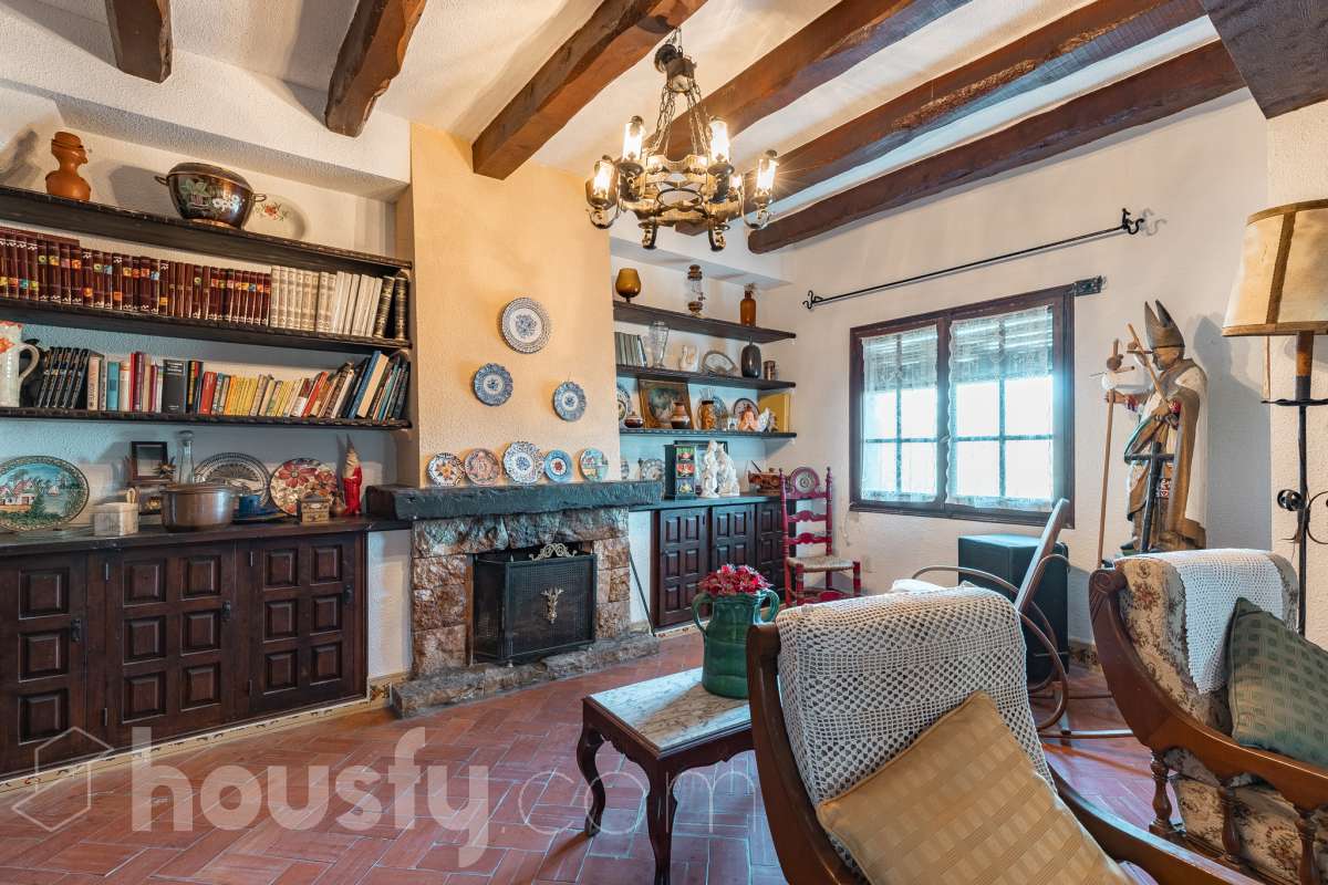 Exclusiva villa en el corazón de Creixell: amplitud, privacidad y vistas excepcionales. Housfy presenta en exclusiva esta magnífica propiedad situada en el centro de Creixell, una residencia singular que destaca por sus extraordinarias dimensiones, su privilegiada parcela y un entorno que combina la comodidad de una ubicación céntrica con la tranquilidad y la amplitud de un espacio residencial único. Con 921 m² construidos, incluida la zona deportiva, según datos verificados con la Dirección General del Catastro, esta propiedad ofrece un sinfín de posibilidades para quienes buscan una vivienda de grandes dimensiones, con espacios versátiles y zonas exteriores pensadas para disfrutar al máximo del estilo de vida mediterráneo. La vivienda, construida en 1970, dispone de una distribución generosa, con nueve dormitorios y seis baños, que permite acoger cómodamente a familias numerosas, recibir invitados o destinar parte de sus estancias a usos complementarios, como despacho o espacios de trabajo. Entre sus dependencias encontramos un amplio salón-comedor, una cocina equipada y una suite con baño privado, además de una zona de despacho que aporta funcionalidad y privacidad al conjunto. En el exterior, la propiedad despliega todo su potencial. Su magnífica parcela alberga un jardín privado, una piscina exclusiva y una zona deportiva que amplía las posibilidades de ocio y actividad al aire libre. Las terrazas invitan a disfrutar del clima mediterráneo, mientras que las excepcionales vistas al mar y a la montaña aportan un atractivo diferencial y una sensación de amplitud difícil de encontrar en una ubicación tan céntrica. Un añadido fundamental es la existencia de un pozo y un depósito de agua de unos 60.000 litros. La vivienda cuenta, además, con chimenea, electrodomésticos, trastero y cuatro plazas de garaje, prestaciones que completan una propuesta residencial especialmente interesante por su capacidad, comodidad y versatilidad. Su ubicación, en pleno centro de Creixell, permite disfrutar de los servicios y comercios del municipio, con transporte público cercano y la comodidad de tener el día a día al alcance de la mano, en un entorno característico de la Costa Dorada. Una propiedad con dimensiones extraordinarias y múltiples posibilidades, ideal para quienes valoran el espacio, la privacidad, las zonas de ocio propias y unas vistas privilegiadas, sin renunciar a la comodidad de vivir en el centro de una población con encanto. Una oportunidad exclusiva para descubrir una vivienda diferente, donde la amplitud de sus espacios y el atractivo de su parcela convierten cada rincón en una invitación a disfrutar. Housfy — Comercialización en exclusiva. Contacta con nosotros para ampliar información y descubrir personalmente todo el potencial de esta propiedad. Aviso legal El precio de venta no incluye gastos de la compraventa como notaría, registro, impuestos, ni tampoco honorarios agencia. Esta publicación no es vinculante. Consulta siempre la nota simple con Housfy antes de formalizar la compraventa. Sobre nosotros Housfy es la plataforma integral de servicios inmobiliarios. Nuestra combinación de expertos y tecnología pone al alcance de todo el mundo servicios cómodos, claros y seguros. AICAT número: 7922. Nos encargamos de la gestión y asesoramiento de la compra. ¡Olvídate de todo! Hacemos los trámites por ti. Y, si además necesitas financiación, ponemos a tu disposición un bróker hipotecario para ayudarte a conseguir las mejores condiciones para tu perfil económico. ¿Quieres visitarla? Contacta con Housfy y agenda tu visita sin compromiso. Más información en: housfy.com-7