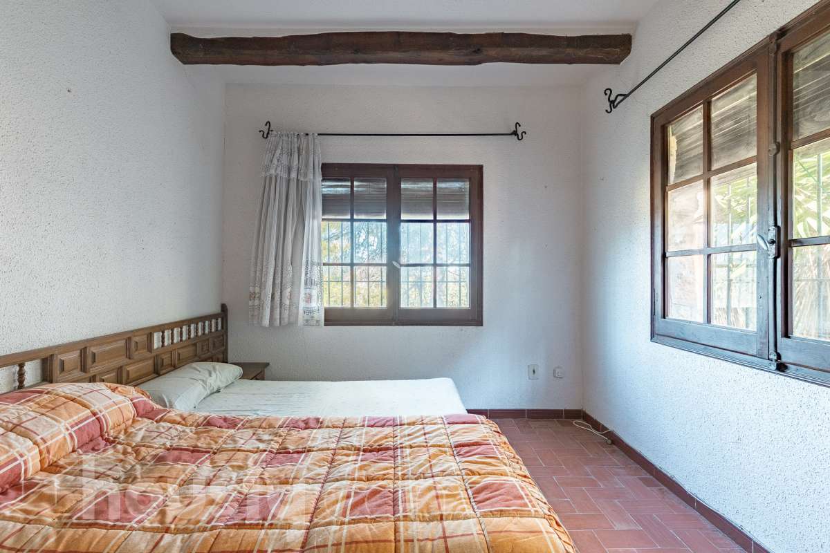 Exclusiva villa en el corazón de Creixell: amplitud, privacidad y vistas excepcionales. Housfy presenta en exclusiva esta magnífica propiedad situada en el centro de Creixell, una residencia singular que destaca por sus extraordinarias dimensiones, su privilegiada parcela y un entorno que combina la comodidad de una ubicación céntrica con la tranquilidad y la amplitud de un espacio residencial único. Con 921 m² construidos, incluida la zona deportiva, según datos verificados con la Dirección General del Catastro, esta propiedad ofrece un sinfín de posibilidades para quienes buscan una vivienda de grandes dimensiones, con espacios versátiles y zonas exteriores pensadas para disfrutar al máximo del estilo de vida mediterráneo. La vivienda, construida en 1970, dispone de una distribución generosa, con nueve dormitorios y seis baños, que permite acoger cómodamente a familias numerosas, recibir invitados o destinar parte de sus estancias a usos complementarios, como despacho o espacios de trabajo. Entre sus dependencias encontramos un amplio salón-comedor, una cocina equipada y una suite con baño privado, además de una zona de despacho que aporta funcionalidad y privacidad al conjunto. En el exterior, la propiedad despliega todo su potencial. Su magnífica parcela alberga un jardín privado, una piscina exclusiva y una zona deportiva que amplía las posibilidades de ocio y actividad al aire libre. Las terrazas invitan a disfrutar del clima mediterráneo, mientras que las excepcionales vistas al mar y a la montaña aportan un atractivo diferencial y una sensación de amplitud difícil de encontrar en una ubicación tan céntrica. Un añadido fundamental es la existencia de un pozo y un depósito de agua de unos 60.000 litros. La vivienda cuenta, además, con chimenea, electrodomésticos, trastero y cuatro plazas de garaje, prestaciones que completan una propuesta residencial especialmente interesante por su capacidad, comodidad y versatilidad. Su ubicación, en pleno centro de Creixell, permite disfrutar de los servicios y comercios del municipio, con transporte público cercano y la comodidad de tener el día a día al alcance de la mano, en un entorno característico de la Costa Dorada. Una propiedad con dimensiones extraordinarias y múltiples posibilidades, ideal para quienes valoran el espacio, la privacidad, las zonas de ocio propias y unas vistas privilegiadas, sin renunciar a la comodidad de vivir en el centro de una población con encanto. Una oportunidad exclusiva para descubrir una vivienda diferente, donde la amplitud de sus espacios y el atractivo de su parcela convierten cada rincón en una invitación a disfrutar. Housfy — Comercialización en exclusiva. Contacta con nosotros para ampliar información y descubrir personalmente todo el potencial de esta propiedad. Aviso legal El precio de venta no incluye gastos de la compraventa como notaría, registro, impuestos, ni tampoco honorarios agencia. Esta publicación no es vinculante. Consulta siempre la nota simple con Housfy antes de formalizar la compraventa. Sobre nosotros Housfy es la plataforma integral de servicios inmobiliarios. Nuestra combinación de expertos y tecnología pone al alcance de todo el mundo servicios cómodos, claros y seguros. AICAT número: 7922. Nos encargamos de la gestión y asesoramiento de la compra. ¡Olvídate de todo! Hacemos los trámites por ti. Y, si además necesitas financiación, ponemos a tu disposición un bróker hipotecario para ayudarte a conseguir las mejores condiciones para tu perfil económico. ¿Quieres visitarla? Contacta con Housfy y agenda tu visita sin compromiso. Más información en: housfy.com-22