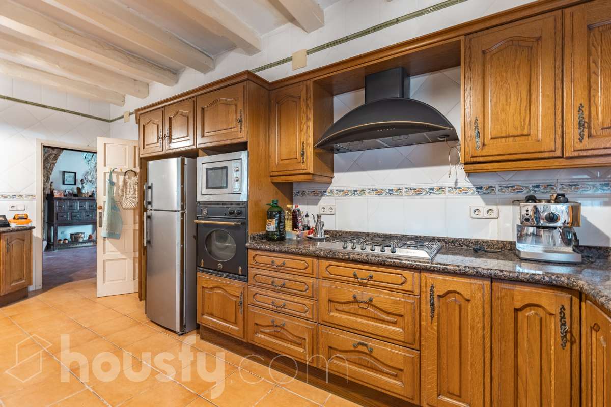 Exclusiva villa en el corazón de Creixell: amplitud, privacidad y vistas excepcionales. Housfy presenta en exclusiva esta magnífica propiedad situada en el centro de Creixell, una residencia singular que destaca por sus extraordinarias dimensiones, su privilegiada parcela y un entorno que combina la comodidad de una ubicación céntrica con la tranquilidad y la amplitud de un espacio residencial único. Con 921 m² construidos, incluida la zona deportiva, según datos verificados con la Dirección General del Catastro, esta propiedad ofrece un sinfín de posibilidades para quienes buscan una vivienda de grandes dimensiones, con espacios versátiles y zonas exteriores pensadas para disfrutar al máximo del estilo de vida mediterráneo. La vivienda, construida en 1970, dispone de una distribución generosa, con nueve dormitorios y seis baños, que permite acoger cómodamente a familias numerosas, recibir invitados o destinar parte de sus estancias a usos complementarios, como despacho o espacios de trabajo. Entre sus dependencias encontramos un amplio salón-comedor, una cocina equipada y una suite con baño privado, además de una zona de despacho que aporta funcionalidad y privacidad al conjunto. En el exterior, la propiedad despliega todo su potencial. Su magnífica parcela alberga un jardín privado, una piscina exclusiva y una zona deportiva que amplía las posibilidades de ocio y actividad al aire libre. Las terrazas invitan a disfrutar del clima mediterráneo, mientras que las excepcionales vistas al mar y a la montaña aportan un atractivo diferencial y una sensación de amplitud difícil de encontrar en una ubicación tan céntrica. Un añadido fundamental es la existencia de un pozo y un depósito de agua de unos 60.000 litros. La vivienda cuenta, además, con chimenea, electrodomésticos, trastero y cuatro plazas de garaje, prestaciones que completan una propuesta residencial especialmente interesante por su capacidad, comodidad y versatilidad. Su ubicación, en pleno centro de Creixell, permite disfrutar de los servicios y comercios del municipio, con transporte público cercano y la comodidad de tener el día a día al alcance de la mano, en un entorno característico de la Costa Dorada. Una propiedad con dimensiones extraordinarias y múltiples posibilidades, ideal para quienes valoran el espacio, la privacidad, las zonas de ocio propias y unas vistas privilegiadas, sin renunciar a la comodidad de vivir en el centro de una población con encanto. Una oportunidad exclusiva para descubrir una vivienda diferente, donde la amplitud de sus espacios y el atractivo de su parcela convierten cada rincón en una invitación a disfrutar. Housfy — Comercialización en exclusiva. Contacta con nosotros para ampliar información y descubrir personalmente todo el potencial de esta propiedad. Aviso legal El precio de venta no incluye gastos de la compraventa como notaría, registro, impuestos, ni tampoco honorarios agencia. Esta publicación no es vinculante. Consulta siempre la nota simple con Housfy antes de formalizar la compraventa. Sobre nosotros Housfy es la plataforma integral de servicios inmobiliarios. Nuestra combinación de expertos y tecnología pone al alcance de todo el mundo servicios cómodos, claros y seguros. AICAT número: 7922. Nos encargamos de la gestión y asesoramiento de la compra. ¡Olvídate de todo! Hacemos los trámites por ti. Y, si además necesitas financiación, ponemos a tu disposición un bróker hipotecario para ayudarte a conseguir las mejores condiciones para tu perfil económico. ¿Quieres visitarla? Contacta con Housfy y agenda tu visita sin compromiso. Más información en: housfy.com-32