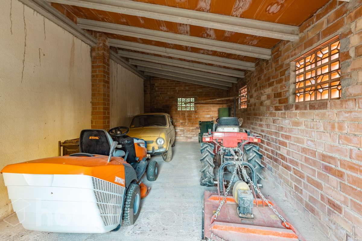 Exclusiva villa en el corazón de Creixell: amplitud, privacidad y vistas excepcionales. Housfy presenta en exclusiva esta magnífica propiedad situada en el centro de Creixell, una residencia singular que destaca por sus extraordinarias dimensiones, su privilegiada parcela y un entorno que combina la comodidad de una ubicación céntrica con la tranquilidad y la amplitud de un espacio residencial único. Con 921 m² construidos, incluida la zona deportiva, según datos verificados con la Dirección General del Catastro, esta propiedad ofrece un sinfín de posibilidades para quienes buscan una vivienda de grandes dimensiones, con espacios versátiles y zonas exteriores pensadas para disfrutar al máximo del estilo de vida mediterráneo. La vivienda, construida en 1970, dispone de una distribución generosa, con nueve dormitorios y seis baños, que permite acoger cómodamente a familias numerosas, recibir invitados o destinar parte de sus estancias a usos complementarios, como despacho o espacios de trabajo. Entre sus dependencias encontramos un amplio salón-comedor, una cocina equipada y una suite con baño privado, además de una zona de despacho que aporta funcionalidad y privacidad al conjunto. En el exterior, la propiedad despliega todo su potencial. Su magnífica parcela alberga un jardín privado, una piscina exclusiva y una zona deportiva que amplía las posibilidades de ocio y actividad al aire libre. Las terrazas invitan a disfrutar del clima mediterráneo, mientras que las excepcionales vistas al mar y a la montaña aportan un atractivo diferencial y una sensación de amplitud difícil de encontrar en una ubicación tan céntrica. Un añadido fundamental es la existencia de un pozo y un depósito de agua de unos 60.000 litros. La vivienda cuenta, además, con chimenea, electrodomésticos, trastero y cuatro plazas de garaje, prestaciones que completan una propuesta residencial especialmente interesante por su capacidad, comodidad y versatilidad. Su ubicación, en pleno centro de Creixell, permite disfrutar de los servicios y comercios del municipio, con transporte público cercano y la comodidad de tener el día a día al alcance de la mano, en un entorno característico de la Costa Dorada. Una propiedad con dimensiones extraordinarias y múltiples posibilidades, ideal para quienes valoran el espacio, la privacidad, las zonas de ocio propias y unas vistas privilegiadas, sin renunciar a la comodidad de vivir en el centro de una población con encanto. Una oportunidad exclusiva para descubrir una vivienda diferente, donde la amplitud de sus espacios y el atractivo de su parcela convierten cada rincón en una invitación a disfrutar. Housfy — Comercialización en exclusiva. Contacta con nosotros para ampliar información y descubrir personalmente todo el potencial de esta propiedad. Aviso legal El precio de venta no incluye gastos de la compraventa como notaría, registro, impuestos, ni tampoco honorarios agencia. Esta publicación no es vinculante. Consulta siempre la nota simple con Housfy antes de formalizar la compraventa. Sobre nosotros Housfy es la plataforma integral de servicios inmobiliarios. Nuestra combinación de expertos y tecnología pone al alcance de todo el mundo servicios cómodos, claros y seguros. AICAT número: 7922. Nos encargamos de la gestión y asesoramiento de la compra. ¡Olvídate de todo! Hacemos los trámites por ti. Y, si además necesitas financiación, ponemos a tu disposición un bróker hipotecario para ayudarte a conseguir las mejores condiciones para tu perfil económico. ¿Quieres visitarla? Contacta con Housfy y agenda tu visita sin compromiso. Más información en: housfy.com-72
