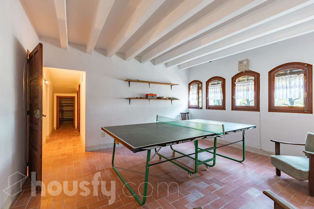 Exclusiva villa en el corazón de Creixell: amplitud, privacidad y vistas excepcionales. Housfy presenta en exclusiva esta magnífica propiedad situada en el centro de Creixell, una residencia singular que destaca por sus extraordinarias dimensiones, su privilegiada parcela y un entorno que combina la comodidad de una ubicación céntrica con la tranquilidad y la amplitud de un espacio residencial único. Con 921 m² construidos, incluida la zona deportiva, según datos verificados con la Dirección General del Catastro, esta propiedad ofrece un sinfín de posibilidades para quienes buscan una vivienda de grandes dimensiones, con espacios versátiles y zonas exteriores pensadas para disfrutar al máximo del estilo de vida mediterráneo. La vivienda, construida en 1970, dispone de una distribución generosa, con nueve dormitorios y seis baños, que permite acoger cómodamente a familias numerosas, recibir invitados o destinar parte de sus estancias a usos complementarios, como despacho o espacios de trabajo. Entre sus dependencias encontramos un amplio salón-comedor, una cocina equipada y una suite con baño privado, además de una zona de despacho que aporta funcionalidad y privacidad al conjunto. En el exterior, la propiedad despliega todo su potencial. Su magnífica parcela alberga un jardín privado, una piscina exclusiva y una zona deportiva que amplía las posibilidades de ocio y actividad al aire libre. Las terrazas invitan a disfrutar del clima mediterráneo, mientras que las excepcionales vistas al mar y a la montaña aportan un atractivo diferencial y una sensación de amplitud difícil de encontrar en una ubicación tan céntrica. Un añadido fundamental es la existencia de un pozo y un depósito de agua de unos 60.000 litros. La vivienda cuenta, además, con chimenea, electrodomésticos, trastero y cuatro plazas de garaje, prestaciones que completan una propuesta residencial especialmente interesante por su capacidad, comodidad y versatilidad. Su ubicación, en pleno centro de Creixell, permite disfrutar de los servicios y comercios del municipio, con transporte público cercano y la comodidad de tener el día a día al alcance de la mano, en un entorno característico de la Costa Dorada. Una propiedad con dimensiones extraordinarias y múltiples posibilidades, ideal para quienes valoran el espacio, la privacidad, las zonas de ocio propias y unas vistas privilegiadas, sin renunciar a la comodidad de vivir en el centro de una población con encanto. Una oportunidad exclusiva para descubrir una vivienda diferente, donde la amplitud de sus espacios y el atractivo de su parcela convierten cada rincón en una invitación a disfrutar. Housfy — Comercialización en exclusiva. Contacta con nosotros para ampliar información y descubrir personalmente todo el potencial de esta propiedad. Aviso legal El precio de venta no incluye gastos de la compraventa como notaría, registro, impuestos, ni tampoco honorarios agencia. Esta publicación no es vinculante. Consulta siempre la nota simple con Housfy antes de formalizar la compraventa. Sobre nosotros Housfy es la plataforma integral de servicios inmobiliarios. Nuestra combinación de expertos y tecnología pone al alcance de todo el mundo servicios cómodos, claros y seguros. AICAT número: 7922. Nos encargamos de la gestión y asesoramiento de la compra. ¡Olvídate de todo! Hacemos los trámites por ti. Y, si además necesitas financiación, ponemos a tu disposición un bróker hipotecario para ayudarte a conseguir las mejores condiciones para tu perfil económico. ¿Quieres visitarla? Contacta con Housfy y agenda tu visita sin compromiso. Más información en: housfy.com-29