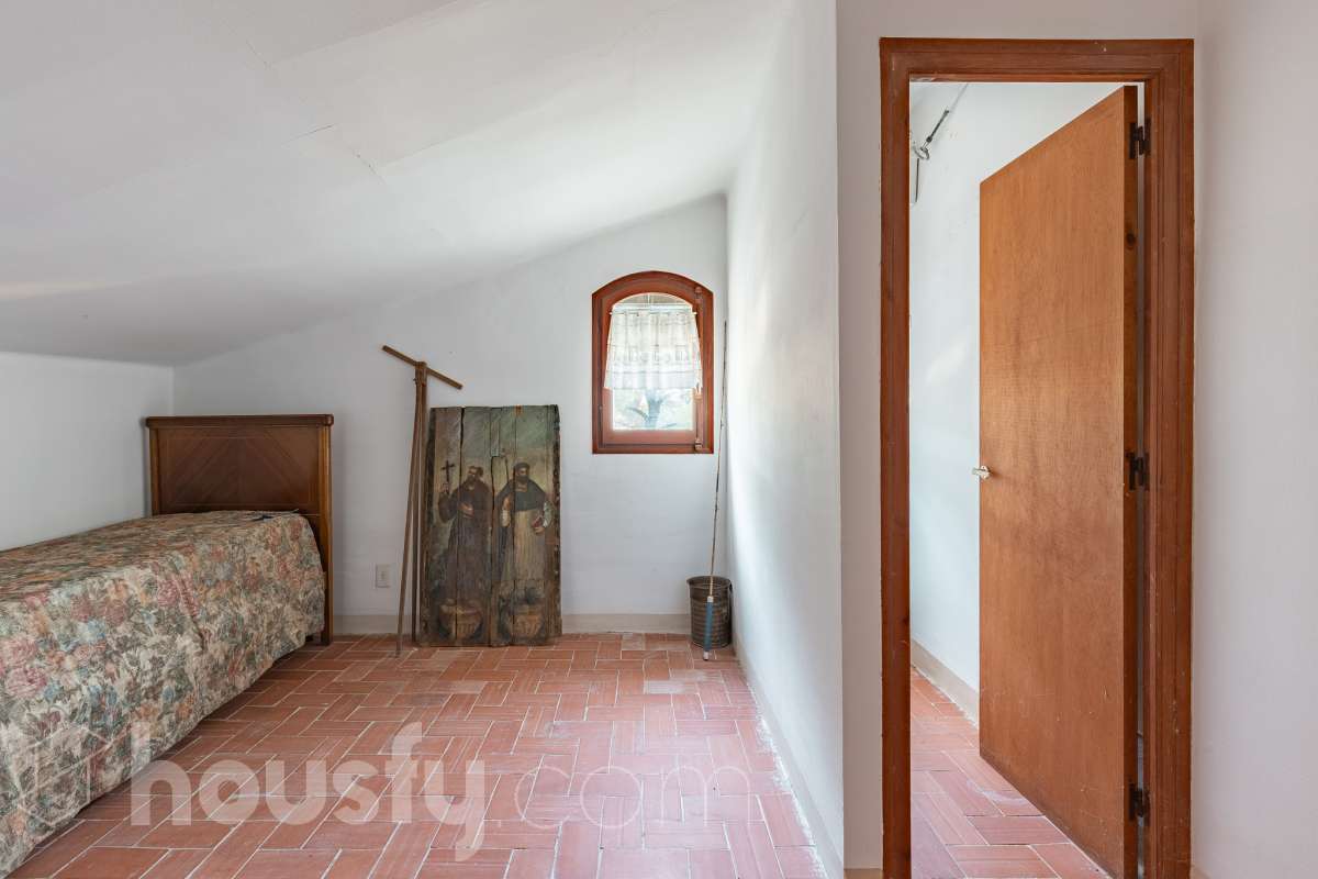Exclusiva villa en el corazón de Creixell: amplitud, privacidad y vistas excepcionales. Housfy presenta en exclusiva esta magnífica propiedad situada en el centro de Creixell, una residencia singular que destaca por sus extraordinarias dimensiones, su privilegiada parcela y un entorno que combina la comodidad de una ubicación céntrica con la tranquilidad y la amplitud de un espacio residencial único. Con 921 m² construidos, incluida la zona deportiva, según datos verificados con la Dirección General del Catastro, esta propiedad ofrece un sinfín de posibilidades para quienes buscan una vivienda de grandes dimensiones, con espacios versátiles y zonas exteriores pensadas para disfrutar al máximo del estilo de vida mediterráneo. La vivienda, construida en 1970, dispone de una distribución generosa, con nueve dormitorios y seis baños, que permite acoger cómodamente a familias numerosas, recibir invitados o destinar parte de sus estancias a usos complementarios, como despacho o espacios de trabajo. Entre sus dependencias encontramos un amplio salón-comedor, una cocina equipada y una suite con baño privado, además de una zona de despacho que aporta funcionalidad y privacidad al conjunto. En el exterior, la propiedad despliega todo su potencial. Su magnífica parcela alberga un jardín privado, una piscina exclusiva y una zona deportiva que amplía las posibilidades de ocio y actividad al aire libre. Las terrazas invitan a disfrutar del clima mediterráneo, mientras que las excepcionales vistas al mar y a la montaña aportan un atractivo diferencial y una sensación de amplitud difícil de encontrar en una ubicación tan céntrica. Un añadido fundamental es la existencia de un pozo y un depósito de agua de unos 60.000 litros. La vivienda cuenta, además, con chimenea, electrodomésticos, trastero y cuatro plazas de garaje, prestaciones que completan una propuesta residencial especialmente interesante por su capacidad, comodidad y versatilidad. Su ubicación, en pleno centro de Creixell, permite disfrutar de los servicios y comercios del municipio, con transporte público cercano y la comodidad de tener el día a día al alcance de la mano, en un entorno característico de la Costa Dorada. Una propiedad con dimensiones extraordinarias y múltiples posibilidades, ideal para quienes valoran el espacio, la privacidad, las zonas de ocio propias y unas vistas privilegiadas, sin renunciar a la comodidad de vivir en el centro de una población con encanto. Una oportunidad exclusiva para descubrir una vivienda diferente, donde la amplitud de sus espacios y el atractivo de su parcela convierten cada rincón en una invitación a disfrutar. Housfy — Comercialización en exclusiva. Contacta con nosotros para ampliar información y descubrir personalmente todo el potencial de esta propiedad. Aviso legal El precio de venta no incluye gastos de la compraventa como notaría, registro, impuestos, ni tampoco honorarios agencia. Esta publicación no es vinculante. Consulta siempre la nota simple con Housfy antes de formalizar la compraventa. Sobre nosotros Housfy es la plataforma integral de servicios inmobiliarios. Nuestra combinación de expertos y tecnología pone al alcance de todo el mundo servicios cómodos, claros y seguros. AICAT número: 7922. Nos encargamos de la gestión y asesoramiento de la compra. ¡Olvídate de todo! Hacemos los trámites por ti. Y, si además necesitas financiación, ponemos a tu disposición un bróker hipotecario para ayudarte a conseguir las mejores condiciones para tu perfil económico. ¿Quieres visitarla? Contacta con Housfy y agenda tu visita sin compromiso. Más información en: housfy.com-24