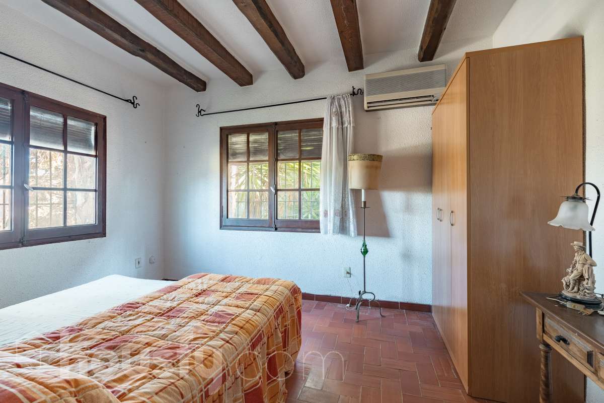Exclusiva villa en el corazón de Creixell: amplitud, privacidad y vistas excepcionales. Housfy presenta en exclusiva esta magnífica propiedad situada en el centro de Creixell, una residencia singular que destaca por sus extraordinarias dimensiones, su privilegiada parcela y un entorno que combina la comodidad de una ubicación céntrica con la tranquilidad y la amplitud de un espacio residencial único. Con 921 m² construidos, incluida la zona deportiva, según datos verificados con la Dirección General del Catastro, esta propiedad ofrece un sinfín de posibilidades para quienes buscan una vivienda de grandes dimensiones, con espacios versátiles y zonas exteriores pensadas para disfrutar al máximo del estilo de vida mediterráneo. La vivienda, construida en 1970, dispone de una distribución generosa, con nueve dormitorios y seis baños, que permite acoger cómodamente a familias numerosas, recibir invitados o destinar parte de sus estancias a usos complementarios, como despacho o espacios de trabajo. Entre sus dependencias encontramos un amplio salón-comedor, una cocina equipada y una suite con baño privado, además de una zona de despacho que aporta funcionalidad y privacidad al conjunto. En el exterior, la propiedad despliega todo su potencial. Su magnífica parcela alberga un jardín privado, una piscina exclusiva y una zona deportiva que amplía las posibilidades de ocio y actividad al aire libre. Las terrazas invitan a disfrutar del clima mediterráneo, mientras que las excepcionales vistas al mar y a la montaña aportan un atractivo diferencial y una sensación de amplitud difícil de encontrar en una ubicación tan céntrica. Un añadido fundamental es la existencia de un pozo y un depósito de agua de unos 60.000 litros. La vivienda cuenta, además, con chimenea, electrodomésticos, trastero y cuatro plazas de garaje, prestaciones que completan una propuesta residencial especialmente interesante por su capacidad, comodidad y versatilidad. Su ubicación, en pleno centro de Creixell, permite disfrutar de los servicios y comercios del municipio, con transporte público cercano y la comodidad de tener el día a día al alcance de la mano, en un entorno característico de la Costa Dorada. Una propiedad con dimensiones extraordinarias y múltiples posibilidades, ideal para quienes valoran el espacio, la privacidad, las zonas de ocio propias y unas vistas privilegiadas, sin renunciar a la comodidad de vivir en el centro de una población con encanto. Una oportunidad exclusiva para descubrir una vivienda diferente, donde la amplitud de sus espacios y el atractivo de su parcela convierten cada rincón en una invitación a disfrutar. Housfy — Comercialización en exclusiva. Contacta con nosotros para ampliar información y descubrir personalmente todo el potencial de esta propiedad. Aviso legal El precio de venta no incluye gastos de la compraventa como notaría, registro, impuestos, ni tampoco honorarios agencia. Esta publicación no es vinculante. Consulta siempre la nota simple con Housfy antes de formalizar la compraventa. Sobre nosotros Housfy es la plataforma integral de servicios inmobiliarios. Nuestra combinación de expertos y tecnología pone al alcance de todo el mundo servicios cómodos, claros y seguros. AICAT número: 7922. Nos encargamos de la gestión y asesoramiento de la compra. ¡Olvídate de todo! Hacemos los trámites por ti. Y, si además necesitas financiación, ponemos a tu disposición un bróker hipotecario para ayudarte a conseguir las mejores condiciones para tu perfil económico. ¿Quieres visitarla? Contacta con Housfy y agenda tu visita sin compromiso. Más información en: housfy.com-21
