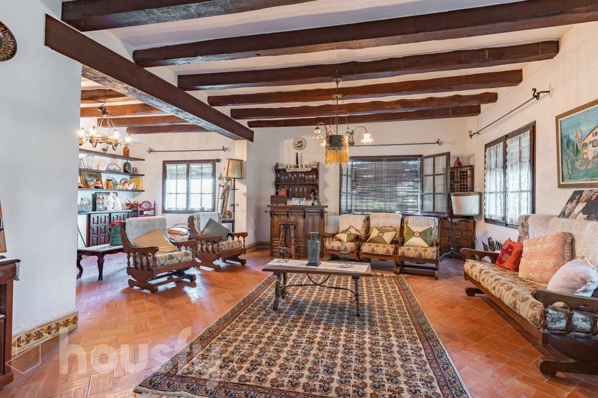 Exclusiva villa en el corazón de Creixell: amplitud, privacidad y vistas excepcionales. Housfy presenta en exclusiva esta magnífica propiedad situada en el centro de Creixell, una residencia singular que destaca por sus extraordinarias dimensiones, su privilegiada parcela y un entorno que combina la comodidad de una ubicación céntrica con la tranquilidad y la amplitud de un espacio residencial único. Con 921 m² construidos, incluida la zona deportiva, según datos verificados con la Dirección General del Catastro, esta propiedad ofrece un sinfín de posibilidades para quienes buscan una vivienda de grandes dimensiones, con espacios versátiles y zonas exteriores pensadas para disfrutar al máximo del estilo de vida mediterráneo. La vivienda, construida en 1970, dispone de una distribución generosa, con nueve dormitorios y seis baños, que permite acoger cómodamente a familias numerosas, recibir invitados o destinar parte de sus estancias a usos complementarios, como despacho o espacios de trabajo. Entre sus dependencias encontramos un amplio salón-comedor, una cocina equipada y una suite con baño privado, además de una zona de despacho que aporta funcionalidad y privacidad al conjunto. En el exterior, la propiedad despliega todo su potencial. Su magnífica parcela alberga un jardín privado, una piscina exclusiva y una zona deportiva que amplía las posibilidades de ocio y actividad al aire libre. Las terrazas invitan a disfrutar del clima mediterráneo, mientras que las excepcionales vistas al mar y a la montaña aportan un atractivo diferencial y una sensación de amplitud difícil de encontrar en una ubicación tan céntrica. Un añadido fundamental es la existencia de un pozo y un depósito de agua de unos 60.000 litros. La vivienda cuenta, además, con chimenea, electrodomésticos, trastero y cuatro plazas de garaje, prestaciones que completan una propuesta residencial especialmente interesante por su capacidad, comodidad y versatilidad. Su ubicación, en pleno centro de Creixell, permite disfrutar de los servicios y comercios del municipio, con transporte público cercano y la comodidad de tener el día a día al alcance de la mano, en un entorno característico de la Costa Dorada. Una propiedad con dimensiones extraordinarias y múltiples posibilidades, ideal para quienes valoran el espacio, la privacidad, las zonas de ocio propias y unas vistas privilegiadas, sin renunciar a la comodidad de vivir en el centro de una población con encanto. Una oportunidad exclusiva para descubrir una vivienda diferente, donde la amplitud de sus espacios y el atractivo de su parcela convierten cada rincón en una invitación a disfrutar. Housfy — Comercialización en exclusiva. Contacta con nosotros para ampliar información y descubrir personalmente todo el potencial de esta propiedad. Aviso legal El precio de venta no incluye gastos de la compraventa como notaría, registro, impuestos, ni tampoco honorarios agencia. Esta publicación no es vinculante. Consulta siempre la nota simple con Housfy antes de formalizar la compraventa. Sobre nosotros Housfy es la plataforma integral de servicios inmobiliarios. Nuestra combinación de expertos y tecnología pone al alcance de todo el mundo servicios cómodos, claros y seguros. AICAT número: 7922. Nos encargamos de la gestión y asesoramiento de la compra. ¡Olvídate de todo! Hacemos los trámites por ti. Y, si además necesitas financiación, ponemos a tu disposición un bróker hipotecario para ayudarte a conseguir las mejores condiciones para tu perfil económico. ¿Quieres visitarla? Contacta con Housfy y agenda tu visita sin compromiso. Más información en: housfy.com-5
