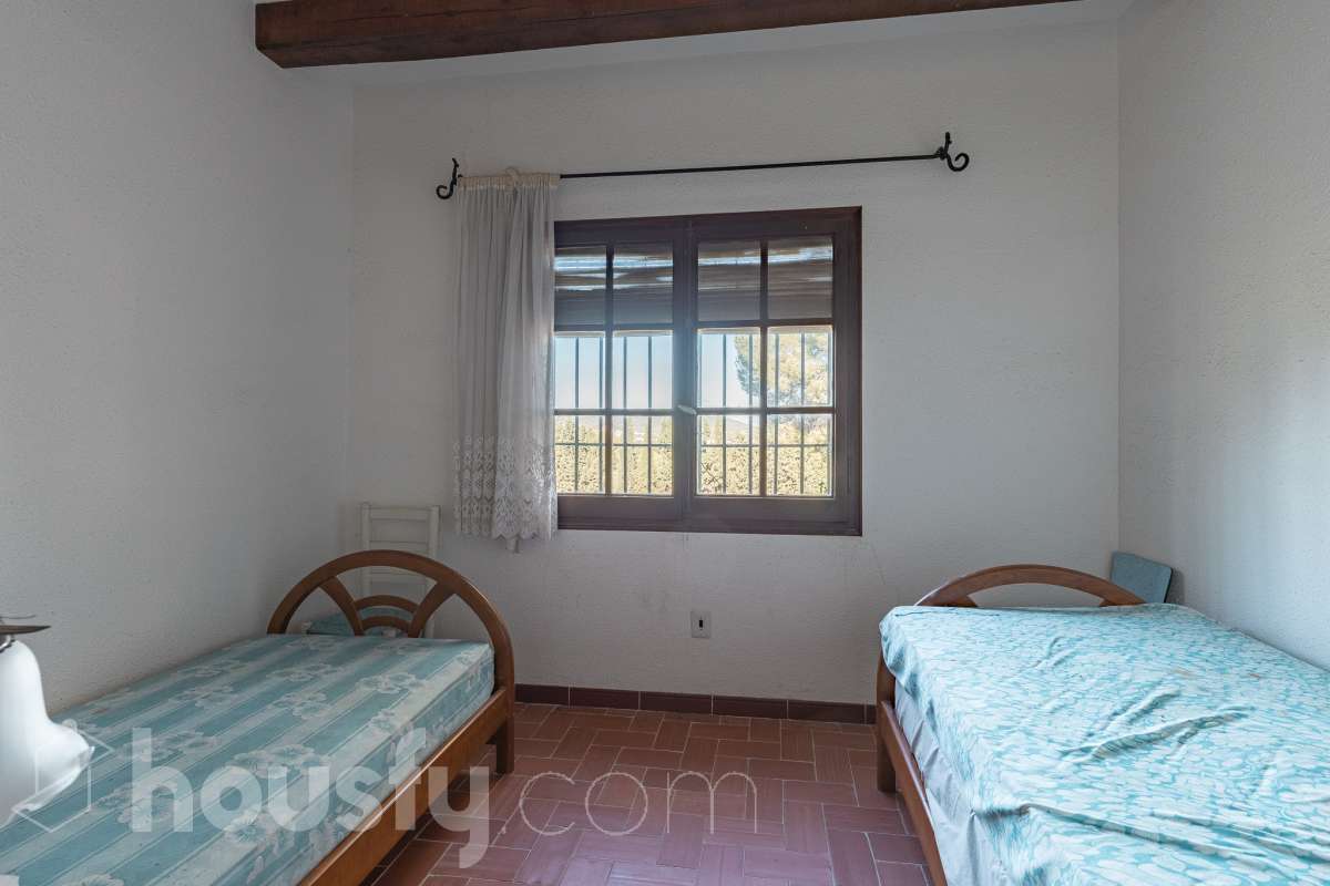 Exclusiva villa en el corazón de Creixell: amplitud, privacidad y vistas excepcionales. Housfy presenta en exclusiva esta magnífica propiedad situada en el centro de Creixell, una residencia singular que destaca por sus extraordinarias dimensiones, su privilegiada parcela y un entorno que combina la comodidad de una ubicación céntrica con la tranquilidad y la amplitud de un espacio residencial único. Con 921 m² construidos, incluida la zona deportiva, según datos verificados con la Dirección General del Catastro, esta propiedad ofrece un sinfín de posibilidades para quienes buscan una vivienda de grandes dimensiones, con espacios versátiles y zonas exteriores pensadas para disfrutar al máximo del estilo de vida mediterráneo. La vivienda, construida en 1970, dispone de una distribución generosa, con nueve dormitorios y seis baños, que permite acoger cómodamente a familias numerosas, recibir invitados o destinar parte de sus estancias a usos complementarios, como despacho o espacios de trabajo. Entre sus dependencias encontramos un amplio salón-comedor, una cocina equipada y una suite con baño privado, además de una zona de despacho que aporta funcionalidad y privacidad al conjunto. En el exterior, la propiedad despliega todo su potencial. Su magnífica parcela alberga un jardín privado, una piscina exclusiva y una zona deportiva que amplía las posibilidades de ocio y actividad al aire libre. Las terrazas invitan a disfrutar del clima mediterráneo, mientras que las excepcionales vistas al mar y a la montaña aportan un atractivo diferencial y una sensación de amplitud difícil de encontrar en una ubicación tan céntrica. Un añadido fundamental es la existencia de un pozo y un depósito de agua de unos 60.000 litros. La vivienda cuenta, además, con chimenea, electrodomésticos, trastero y cuatro plazas de garaje, prestaciones que completan una propuesta residencial especialmente interesante por su capacidad, comodidad y versatilidad. Su ubicación, en pleno centro de Creixell, permite disfrutar de los servicios y comercios del municipio, con transporte público cercano y la comodidad de tener el día a día al alcance de la mano, en un entorno característico de la Costa Dorada. Una propiedad con dimensiones extraordinarias y múltiples posibilidades, ideal para quienes valoran el espacio, la privacidad, las zonas de ocio propias y unas vistas privilegiadas, sin renunciar a la comodidad de vivir en el centro de una población con encanto. Una oportunidad exclusiva para descubrir una vivienda diferente, donde la amplitud de sus espacios y el atractivo de su parcela convierten cada rincón en una invitación a disfrutar. Housfy — Comercialización en exclusiva. Contacta con nosotros para ampliar información y descubrir personalmente todo el potencial de esta propiedad. Aviso legal El precio de venta no incluye gastos de la compraventa como notaría, registro, impuestos, ni tampoco honorarios agencia. Esta publicación no es vinculante. Consulta siempre la nota simple con Housfy antes de formalizar la compraventa. Sobre nosotros Housfy es la plataforma integral de servicios inmobiliarios. Nuestra combinación de expertos y tecnología pone al alcance de todo el mundo servicios cómodos, claros y seguros. AICAT número: 7922. Nos encargamos de la gestión y asesoramiento de la compra. ¡Olvídate de todo! Hacemos los trámites por ti. Y, si además necesitas financiación, ponemos a tu disposición un bróker hipotecario para ayudarte a conseguir las mejores condiciones para tu perfil económico. ¿Quieres visitarla? Contacta con Housfy y agenda tu visita sin compromiso. Más información en: housfy.com-19