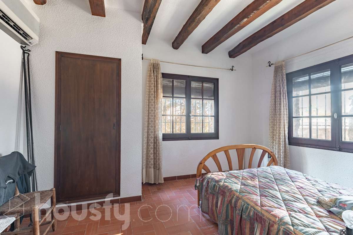 Exclusiva villa en el corazón de Creixell: amplitud, privacidad y vistas excepcionales. Housfy presenta en exclusiva esta magnífica propiedad situada en el centro de Creixell, una residencia singular que destaca por sus extraordinarias dimensiones, su privilegiada parcela y un entorno que combina la comodidad de una ubicación céntrica con la tranquilidad y la amplitud de un espacio residencial único. Con 921 m² construidos, incluida la zona deportiva, según datos verificados con la Dirección General del Catastro, esta propiedad ofrece un sinfín de posibilidades para quienes buscan una vivienda de grandes dimensiones, con espacios versátiles y zonas exteriores pensadas para disfrutar al máximo del estilo de vida mediterráneo. La vivienda, construida en 1970, dispone de una distribución generosa, con nueve dormitorios y seis baños, que permite acoger cómodamente a familias numerosas, recibir invitados o destinar parte de sus estancias a usos complementarios, como despacho o espacios de trabajo. Entre sus dependencias encontramos un amplio salón-comedor, una cocina equipada y una suite con baño privado, además de una zona de despacho que aporta funcionalidad y privacidad al conjunto. En el exterior, la propiedad despliega todo su potencial. Su magnífica parcela alberga un jardín privado, una piscina exclusiva y una zona deportiva que amplía las posibilidades de ocio y actividad al aire libre. Las terrazas invitan a disfrutar del clima mediterráneo, mientras que las excepcionales vistas al mar y a la montaña aportan un atractivo diferencial y una sensación de amplitud difícil de encontrar en una ubicación tan céntrica. Un añadido fundamental es la existencia de un pozo y un depósito de agua de unos 60.000 litros. La vivienda cuenta, además, con chimenea, electrodomésticos, trastero y cuatro plazas de garaje, prestaciones que completan una propuesta residencial especialmente interesante por su capacidad, comodidad y versatilidad. Su ubicación, en pleno centro de Creixell, permite disfrutar de los servicios y comercios del municipio, con transporte público cercano y la comodidad de tener el día a día al alcance de la mano, en un entorno característico de la Costa Dorada. Una propiedad con dimensiones extraordinarias y múltiples posibilidades, ideal para quienes valoran el espacio, la privacidad, las zonas de ocio propias y unas vistas privilegiadas, sin renunciar a la comodidad de vivir en el centro de una población con encanto. Una oportunidad exclusiva para descubrir una vivienda diferente, donde la amplitud de sus espacios y el atractivo de su parcela convierten cada rincón en una invitación a disfrutar. Housfy — Comercialización en exclusiva. Contacta con nosotros para ampliar información y descubrir personalmente todo el potencial de esta propiedad. Aviso legal El precio de venta no incluye gastos de la compraventa como notaría, registro, impuestos, ni tampoco honorarios agencia. Esta publicación no es vinculante. Consulta siempre la nota simple con Housfy antes de formalizar la compraventa. Sobre nosotros Housfy es la plataforma integral de servicios inmobiliarios. Nuestra combinación de expertos y tecnología pone al alcance de todo el mundo servicios cómodos, claros y seguros. AICAT número: 7922. Nos encargamos de la gestión y asesoramiento de la compra. ¡Olvídate de todo! Hacemos los trámites por ti. Y, si además necesitas financiación, ponemos a tu disposición un bróker hipotecario para ayudarte a conseguir las mejores condiciones para tu perfil económico. ¿Quieres visitarla? Contacta con Housfy y agenda tu visita sin compromiso. Más información en: housfy.com-14
