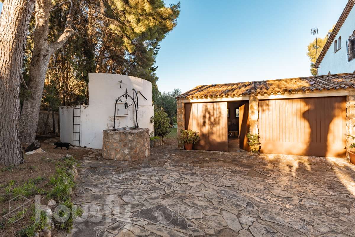 Exclusiva villa en el corazón de Creixell: amplitud, privacidad y vistas excepcionales. Housfy presenta en exclusiva esta magnífica propiedad situada en el centro de Creixell, una residencia singular que destaca por sus extraordinarias dimensiones, su privilegiada parcela y un entorno que combina la comodidad de una ubicación céntrica con la tranquilidad y la amplitud de un espacio residencial único. Con 921 m² construidos, incluida la zona deportiva, según datos verificados con la Dirección General del Catastro, esta propiedad ofrece un sinfín de posibilidades para quienes buscan una vivienda de grandes dimensiones, con espacios versátiles y zonas exteriores pensadas para disfrutar al máximo del estilo de vida mediterráneo. La vivienda, construida en 1970, dispone de una distribución generosa, con nueve dormitorios y seis baños, que permite acoger cómodamente a familias numerosas, recibir invitados o destinar parte de sus estancias a usos complementarios, como despacho o espacios de trabajo. Entre sus dependencias encontramos un amplio salón-comedor, una cocina equipada y una suite con baño privado, además de una zona de despacho que aporta funcionalidad y privacidad al conjunto. En el exterior, la propiedad despliega todo su potencial. Su magnífica parcela alberga un jardín privado, una piscina exclusiva y una zona deportiva que amplía las posibilidades de ocio y actividad al aire libre. Las terrazas invitan a disfrutar del clima mediterráneo, mientras que las excepcionales vistas al mar y a la montaña aportan un atractivo diferencial y una sensación de amplitud difícil de encontrar en una ubicación tan céntrica. Un añadido fundamental es la existencia de un pozo y un depósito de agua de unos 60.000 litros. La vivienda cuenta, además, con chimenea, electrodomésticos, trastero y cuatro plazas de garaje, prestaciones que completan una propuesta residencial especialmente interesante por su capacidad, comodidad y versatilidad. Su ubicación, en pleno centro de Creixell, permite disfrutar de los servicios y comercios del municipio, con transporte público cercano y la comodidad de tener el día a día al alcance de la mano, en un entorno característico de la Costa Dorada. Una propiedad con dimensiones extraordinarias y múltiples posibilidades, ideal para quienes valoran el espacio, la privacidad, las zonas de ocio propias y unas vistas privilegiadas, sin renunciar a la comodidad de vivir en el centro de una población con encanto. Una oportunidad exclusiva para descubrir una vivienda diferente, donde la amplitud de sus espacios y el atractivo de su parcela convierten cada rincón en una invitación a disfrutar. Housfy — Comercialización en exclusiva. Contacta con nosotros para ampliar información y descubrir personalmente todo el potencial de esta propiedad. Aviso legal El precio de venta no incluye gastos de la compraventa como notaría, registro, impuestos, ni tampoco honorarios agencia. Esta publicación no es vinculante. Consulta siempre la nota simple con Housfy antes de formalizar la compraventa. Sobre nosotros Housfy es la plataforma integral de servicios inmobiliarios. Nuestra combinación de expertos y tecnología pone al alcance de todo el mundo servicios cómodos, claros y seguros. AICAT número: 7922. Nos encargamos de la gestión y asesoramiento de la compra. ¡Olvídate de todo! Hacemos los trámites por ti. Y, si además necesitas financiación, ponemos a tu disposición un bróker hipotecario para ayudarte a conseguir las mejores condiciones para tu perfil económico. ¿Quieres visitarla? Contacta con Housfy y agenda tu visita sin compromiso. Más información en: housfy.com-50