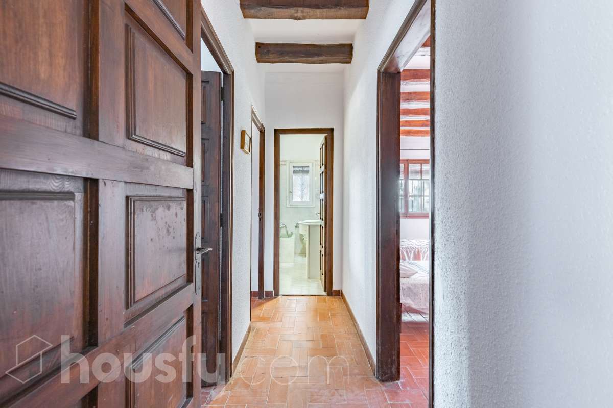 Exclusiva villa en el corazón de Creixell: amplitud, privacidad y vistas excepcionales. Housfy presenta en exclusiva esta magnífica propiedad situada en el centro de Creixell, una residencia singular que destaca por sus extraordinarias dimensiones, su privilegiada parcela y un entorno que combina la comodidad de una ubicación céntrica con la tranquilidad y la amplitud de un espacio residencial único. Con 921 m² construidos, incluida la zona deportiva, según datos verificados con la Dirección General del Catastro, esta propiedad ofrece un sinfín de posibilidades para quienes buscan una vivienda de grandes dimensiones, con espacios versátiles y zonas exteriores pensadas para disfrutar al máximo del estilo de vida mediterráneo. La vivienda, construida en 1970, dispone de una distribución generosa, con nueve dormitorios y seis baños, que permite acoger cómodamente a familias numerosas, recibir invitados o destinar parte de sus estancias a usos complementarios, como despacho o espacios de trabajo. Entre sus dependencias encontramos un amplio salón-comedor, una cocina equipada y una suite con baño privado, además de una zona de despacho que aporta funcionalidad y privacidad al conjunto. En el exterior, la propiedad despliega todo su potencial. Su magnífica parcela alberga un jardín privado, una piscina exclusiva y una zona deportiva que amplía las posibilidades de ocio y actividad al aire libre. Las terrazas invitan a disfrutar del clima mediterráneo, mientras que las excepcionales vistas al mar y a la montaña aportan un atractivo diferencial y una sensación de amplitud difícil de encontrar en una ubicación tan céntrica. Un añadido fundamental es la existencia de un pozo y un depósito de agua de unos 60.000 litros. La vivienda cuenta, además, con chimenea, electrodomésticos, trastero y cuatro plazas de garaje, prestaciones que completan una propuesta residencial especialmente interesante por su capacidad, comodidad y versatilidad. Su ubicación, en pleno centro de Creixell, permite disfrutar de los servicios y comercios del municipio, con transporte público cercano y la comodidad de tener el día a día al alcance de la mano, en un entorno característico de la Costa Dorada. Una propiedad con dimensiones extraordinarias y múltiples posibilidades, ideal para quienes valoran el espacio, la privacidad, las zonas de ocio propias y unas vistas privilegiadas, sin renunciar a la comodidad de vivir en el centro de una población con encanto. Una oportunidad exclusiva para descubrir una vivienda diferente, donde la amplitud de sus espacios y el atractivo de su parcela convierten cada rincón en una invitación a disfrutar. Housfy — Comercialización en exclusiva. Contacta con nosotros para ampliar información y descubrir personalmente todo el potencial de esta propiedad. Aviso legal El precio de venta no incluye gastos de la compraventa como notaría, registro, impuestos, ni tampoco honorarios agencia. Esta publicación no es vinculante. Consulta siempre la nota simple con Housfy antes de formalizar la compraventa. Sobre nosotros Housfy es la plataforma integral de servicios inmobiliarios. Nuestra combinación de expertos y tecnología pone al alcance de todo el mundo servicios cómodos, claros y seguros. AICAT número: 7922. Nos encargamos de la gestión y asesoramiento de la compra. ¡Olvídate de todo! Hacemos los trámites por ti. Y, si además necesitas financiación, ponemos a tu disposición un bróker hipotecario para ayudarte a conseguir las mejores condiciones para tu perfil económico. ¿Quieres visitarla? Contacta con Housfy y agenda tu visita sin compromiso. Más información en: housfy.com-41
