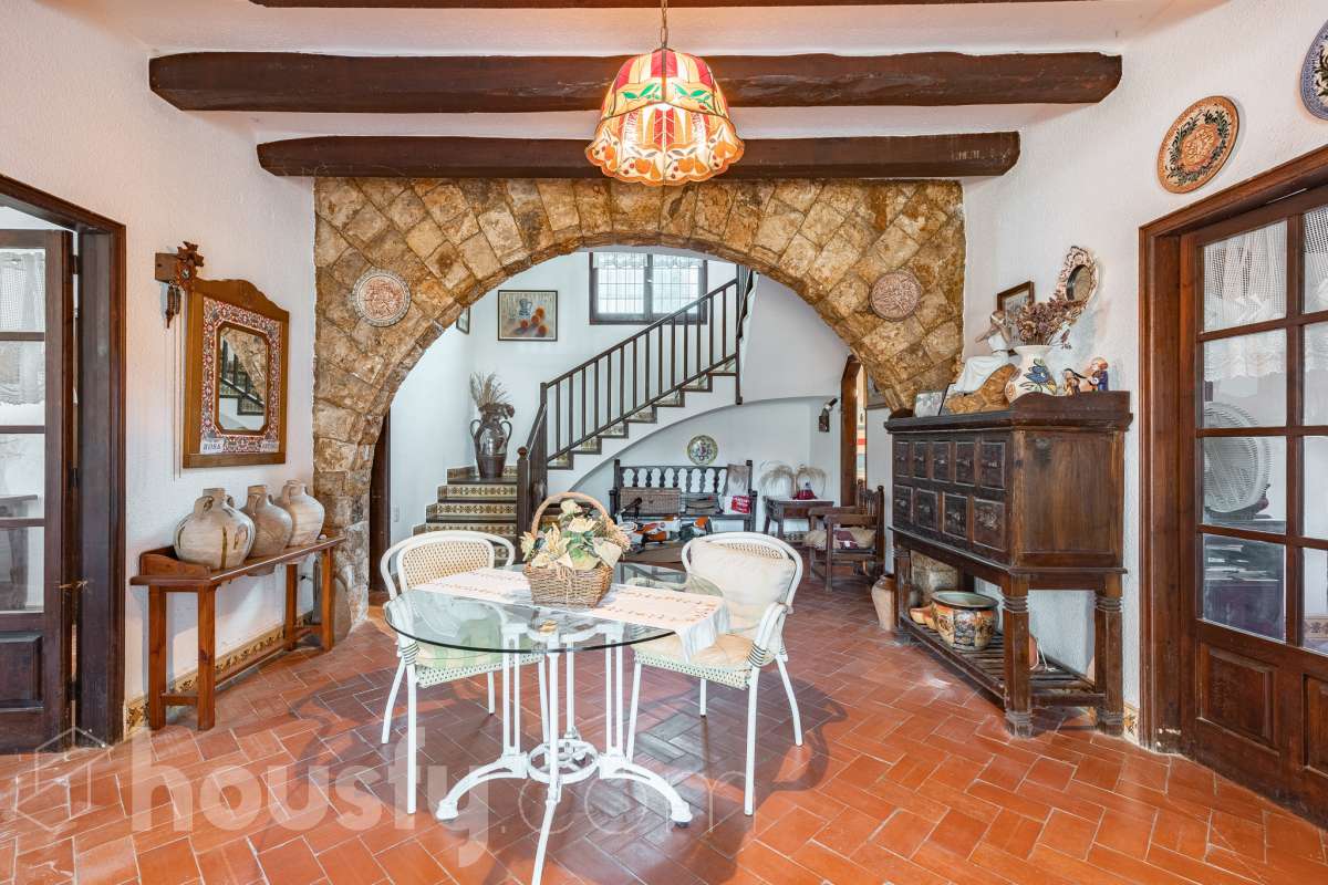 Exclusiva villa en el corazón de Creixell: amplitud, privacidad y vistas excepcionales. Housfy presenta en exclusiva esta magnífica propiedad situada en el centro de Creixell, una residencia singular que destaca por sus extraordinarias dimensiones, su privilegiada parcela y un entorno que combina la comodidad de una ubicación céntrica con la tranquilidad y la amplitud de un espacio residencial único. Con 921 m² construidos, incluida la zona deportiva, según datos verificados con la Dirección General del Catastro, esta propiedad ofrece un sinfín de posibilidades para quienes buscan una vivienda de grandes dimensiones, con espacios versátiles y zonas exteriores pensadas para disfrutar al máximo del estilo de vida mediterráneo. La vivienda, construida en 1970, dispone de una distribución generosa, con nueve dormitorios y seis baños, que permite acoger cómodamente a familias numerosas, recibir invitados o destinar parte de sus estancias a usos complementarios, como despacho o espacios de trabajo. Entre sus dependencias encontramos un amplio salón-comedor, una cocina equipada y una suite con baño privado, además de una zona de despacho que aporta funcionalidad y privacidad al conjunto. En el exterior, la propiedad despliega todo su potencial. Su magnífica parcela alberga un jardín privado, una piscina exclusiva y una zona deportiva que amplía las posibilidades de ocio y actividad al aire libre. Las terrazas invitan a disfrutar del clima mediterráneo, mientras que las excepcionales vistas al mar y a la montaña aportan un atractivo diferencial y una sensación de amplitud difícil de encontrar en una ubicación tan céntrica. Un añadido fundamental es la existencia de un pozo y un depósito de agua de unos 60.000 litros. La vivienda cuenta, además, con chimenea, electrodomésticos, trastero y cuatro plazas de garaje, prestaciones que completan una propuesta residencial especialmente interesante por su capacidad, comodidad y versatilidad. Su ubicación, en pleno centro de Creixell, permite disfrutar de los servicios y comercios del municipio, con transporte público cercano y la comodidad de tener el día a día al alcance de la mano, en un entorno característico de la Costa Dorada. Una propiedad con dimensiones extraordinarias y múltiples posibilidades, ideal para quienes valoran el espacio, la privacidad, las zonas de ocio propias y unas vistas privilegiadas, sin renunciar a la comodidad de vivir en el centro de una población con encanto. Una oportunidad exclusiva para descubrir una vivienda diferente, donde la amplitud de sus espacios y el atractivo de su parcela convierten cada rincón en una invitación a disfrutar. Housfy — Comercialización en exclusiva. Contacta con nosotros para ampliar información y descubrir personalmente todo el potencial de esta propiedad. Aviso legal El precio de venta no incluye gastos de la compraventa como notaría, registro, impuestos, ni tampoco honorarios agencia. Esta publicación no es vinculante. Consulta siempre la nota simple con Housfy antes de formalizar la compraventa. Sobre nosotros Housfy es la plataforma integral de servicios inmobiliarios. Nuestra combinación de expertos y tecnología pone al alcance de todo el mundo servicios cómodos, claros y seguros. AICAT número: 7922. Nos encargamos de la gestión y asesoramiento de la compra. ¡Olvídate de todo! Hacemos los trámites por ti. Y, si además necesitas financiación, ponemos a tu disposición un bróker hipotecario para ayudarte a conseguir las mejores condiciones para tu perfil económico. ¿Quieres visitarla? Contacta con Housfy y agenda tu visita sin compromiso. Más información en: housfy.com-2