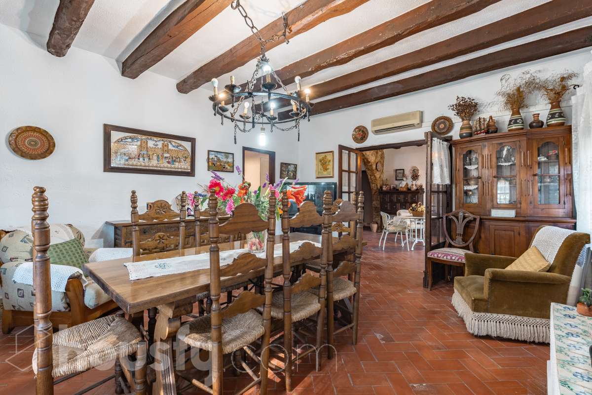 Exclusiva villa en el corazón de Creixell: amplitud, privacidad y vistas excepcionales. Housfy presenta en exclusiva esta magnífica propiedad situada en el centro de Creixell, una residencia singular que destaca por sus extraordinarias dimensiones, su privilegiada parcela y un entorno que combina la comodidad de una ubicación céntrica con la tranquilidad y la amplitud de un espacio residencial único. Con 921 m² construidos, incluida la zona deportiva, según datos verificados con la Dirección General del Catastro, esta propiedad ofrece un sinfín de posibilidades para quienes buscan una vivienda de grandes dimensiones, con espacios versátiles y zonas exteriores pensadas para disfrutar al máximo del estilo de vida mediterráneo. La vivienda, construida en 1970, dispone de una distribución generosa, con nueve dormitorios y seis baños, que permite acoger cómodamente a familias numerosas, recibir invitados o destinar parte de sus estancias a usos complementarios, como despacho o espacios de trabajo. Entre sus dependencias encontramos un amplio salón-comedor, una cocina equipada y una suite con baño privado, además de una zona de despacho que aporta funcionalidad y privacidad al conjunto. En el exterior, la propiedad despliega todo su potencial. Su magnífica parcela alberga un jardín privado, una piscina exclusiva y una zona deportiva que amplía las posibilidades de ocio y actividad al aire libre. Las terrazas invitan a disfrutar del clima mediterráneo, mientras que las excepcionales vistas al mar y a la montaña aportan un atractivo diferencial y una sensación de amplitud difícil de encontrar en una ubicación tan céntrica. Un añadido fundamental es la existencia de un pozo y un depósito de agua de unos 60.000 litros. La vivienda cuenta, además, con chimenea, electrodomésticos, trastero y cuatro plazas de garaje, prestaciones que completan una propuesta residencial especialmente interesante por su capacidad, comodidad y versatilidad. Su ubicación, en pleno centro de Creixell, permite disfrutar de los servicios y comercios del municipio, con transporte público cercano y la comodidad de tener el día a día al alcance de la mano, en un entorno característico de la Costa Dorada. Una propiedad con dimensiones extraordinarias y múltiples posibilidades, ideal para quienes valoran el espacio, la privacidad, las zonas de ocio propias y unas vistas privilegiadas, sin renunciar a la comodidad de vivir en el centro de una población con encanto. Una oportunidad exclusiva para descubrir una vivienda diferente, donde la amplitud de sus espacios y el atractivo de su parcela convierten cada rincón en una invitación a disfrutar. Housfy — Comercialización en exclusiva. Contacta con nosotros para ampliar información y descubrir personalmente todo el potencial de esta propiedad. Aviso legal El precio de venta no incluye gastos de la compraventa como notaría, registro, impuestos, ni tampoco honorarios agencia. Esta publicación no es vinculante. Consulta siempre la nota simple con Housfy antes de formalizar la compraventa. Sobre nosotros Housfy es la plataforma integral de servicios inmobiliarios. Nuestra combinación de expertos y tecnología pone al alcance de todo el mundo servicios cómodos, claros y seguros. AICAT número: 7922. Nos encargamos de la gestión y asesoramiento de la compra. ¡Olvídate de todo! Hacemos los trámites por ti. Y, si además necesitas financiación, ponemos a tu disposición un bróker hipotecario para ayudarte a conseguir las mejores condiciones para tu perfil económico. ¿Quieres visitarla? Contacta con Housfy y agenda tu visita sin compromiso. Más información en: housfy.com-9