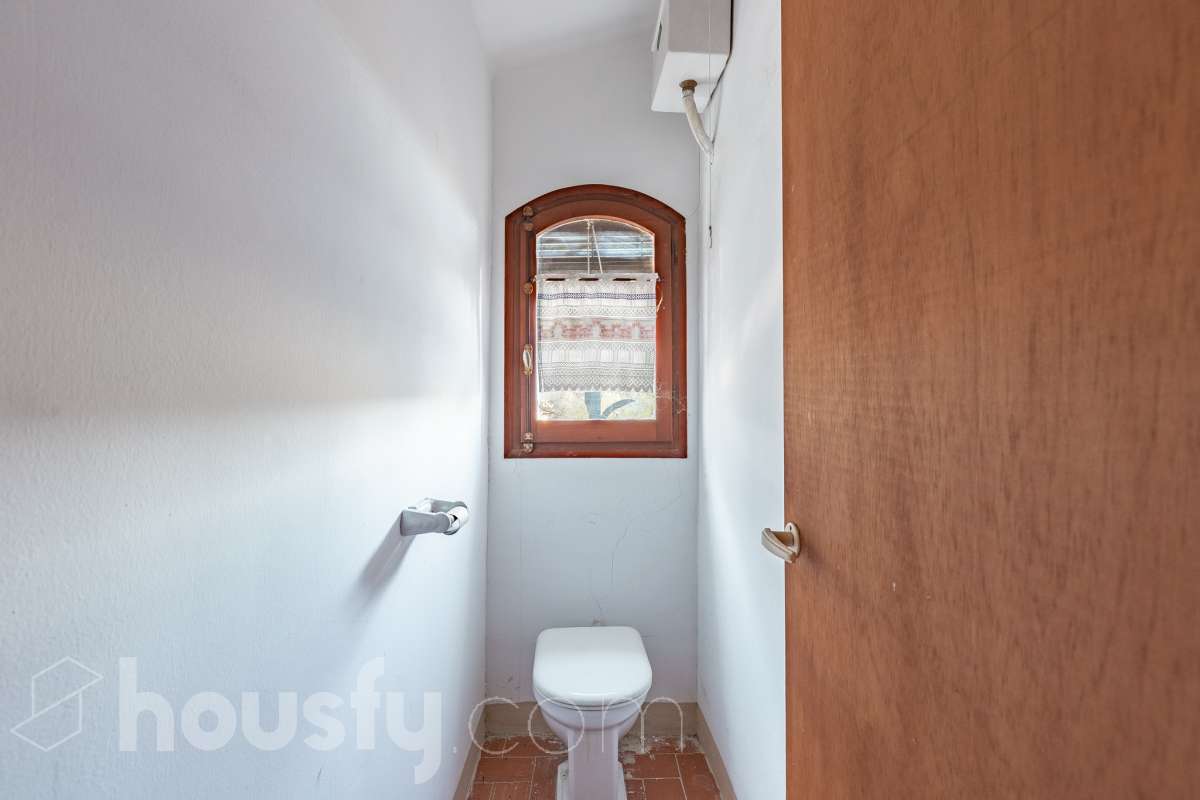 Exclusiva villa en el corazón de Creixell: amplitud, privacidad y vistas excepcionales. Housfy presenta en exclusiva esta magnífica propiedad situada en el centro de Creixell, una residencia singular que destaca por sus extraordinarias dimensiones, su privilegiada parcela y un entorno que combina la comodidad de una ubicación céntrica con la tranquilidad y la amplitud de un espacio residencial único. Con 921 m² construidos, incluida la zona deportiva, según datos verificados con la Dirección General del Catastro, esta propiedad ofrece un sinfín de posibilidades para quienes buscan una vivienda de grandes dimensiones, con espacios versátiles y zonas exteriores pensadas para disfrutar al máximo del estilo de vida mediterráneo. La vivienda, construida en 1970, dispone de una distribución generosa, con nueve dormitorios y seis baños, que permite acoger cómodamente a familias numerosas, recibir invitados o destinar parte de sus estancias a usos complementarios, como despacho o espacios de trabajo. Entre sus dependencias encontramos un amplio salón-comedor, una cocina equipada y una suite con baño privado, además de una zona de despacho que aporta funcionalidad y privacidad al conjunto. En el exterior, la propiedad despliega todo su potencial. Su magnífica parcela alberga un jardín privado, una piscina exclusiva y una zona deportiva que amplía las posibilidades de ocio y actividad al aire libre. Las terrazas invitan a disfrutar del clima mediterráneo, mientras que las excepcionales vistas al mar y a la montaña aportan un atractivo diferencial y una sensación de amplitud difícil de encontrar en una ubicación tan céntrica. Un añadido fundamental es la existencia de un pozo y un depósito de agua de unos 60.000 litros. La vivienda cuenta, además, con chimenea, electrodomésticos, trastero y cuatro plazas de garaje, prestaciones que completan una propuesta residencial especialmente interesante por su capacidad, comodidad y versatilidad. Su ubicación, en pleno centro de Creixell, permite disfrutar de los servicios y comercios del municipio, con transporte público cercano y la comodidad de tener el día a día al alcance de la mano, en un entorno característico de la Costa Dorada. Una propiedad con dimensiones extraordinarias y múltiples posibilidades, ideal para quienes valoran el espacio, la privacidad, las zonas de ocio propias y unas vistas privilegiadas, sin renunciar a la comodidad de vivir en el centro de una población con encanto. Una oportunidad exclusiva para descubrir una vivienda diferente, donde la amplitud de sus espacios y el atractivo de su parcela convierten cada rincón en una invitación a disfrutar. Housfy — Comercialización en exclusiva. Contacta con nosotros para ampliar información y descubrir personalmente todo el potencial de esta propiedad. Aviso legal El precio de venta no incluye gastos de la compraventa como notaría, registro, impuestos, ni tampoco honorarios agencia. Esta publicación no es vinculante. Consulta siempre la nota simple con Housfy antes de formalizar la compraventa. Sobre nosotros Housfy es la plataforma integral de servicios inmobiliarios. Nuestra combinación de expertos y tecnología pone al alcance de todo el mundo servicios cómodos, claros y seguros. AICAT número: 7922. Nos encargamos de la gestión y asesoramiento de la compra. ¡Olvídate de todo! Hacemos los trámites por ti. Y, si además necesitas financiación, ponemos a tu disposición un bróker hipotecario para ayudarte a conseguir las mejores condiciones para tu perfil económico. ¿Quieres visitarla? Contacta con Housfy y agenda tu visita sin compromiso. Más información en: housfy.com-38