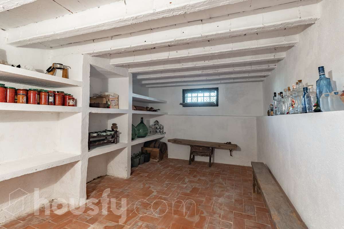 Exclusiva villa en el corazón de Creixell: amplitud, privacidad y vistas excepcionales. Housfy presenta en exclusiva esta magnífica propiedad situada en el centro de Creixell, una residencia singular que destaca por sus extraordinarias dimensiones, su privilegiada parcela y un entorno que combina la comodidad de una ubicación céntrica con la tranquilidad y la amplitud de un espacio residencial único. Con 921 m² construidos, incluida la zona deportiva, según datos verificados con la Dirección General del Catastro, esta propiedad ofrece un sinfín de posibilidades para quienes buscan una vivienda de grandes dimensiones, con espacios versátiles y zonas exteriores pensadas para disfrutar al máximo del estilo de vida mediterráneo. La vivienda, construida en 1970, dispone de una distribución generosa, con nueve dormitorios y seis baños, que permite acoger cómodamente a familias numerosas, recibir invitados o destinar parte de sus estancias a usos complementarios, como despacho o espacios de trabajo. Entre sus dependencias encontramos un amplio salón-comedor, una cocina equipada y una suite con baño privado, además de una zona de despacho que aporta funcionalidad y privacidad al conjunto. En el exterior, la propiedad despliega todo su potencial. Su magnífica parcela alberga un jardín privado, una piscina exclusiva y una zona deportiva que amplía las posibilidades de ocio y actividad al aire libre. Las terrazas invitan a disfrutar del clima mediterráneo, mientras que las excepcionales vistas al mar y a la montaña aportan un atractivo diferencial y una sensación de amplitud difícil de encontrar en una ubicación tan céntrica. Un añadido fundamental es la existencia de un pozo y un depósito de agua de unos 60.000 litros. La vivienda cuenta, además, con chimenea, electrodomésticos, trastero y cuatro plazas de garaje, prestaciones que completan una propuesta residencial especialmente interesante por su capacidad, comodidad y versatilidad. Su ubicación, en pleno centro de Creixell, permite disfrutar de los servicios y comercios del municipio, con transporte público cercano y la comodidad de tener el día a día al alcance de la mano, en un entorno característico de la Costa Dorada. Una propiedad con dimensiones extraordinarias y múltiples posibilidades, ideal para quienes valoran el espacio, la privacidad, las zonas de ocio propias y unas vistas privilegiadas, sin renunciar a la comodidad de vivir en el centro de una población con encanto. Una oportunidad exclusiva para descubrir una vivienda diferente, donde la amplitud de sus espacios y el atractivo de su parcela convierten cada rincón en una invitación a disfrutar. Housfy — Comercialización en exclusiva. Contacta con nosotros para ampliar información y descubrir personalmente todo el potencial de esta propiedad. Aviso legal El precio de venta no incluye gastos de la compraventa como notaría, registro, impuestos, ni tampoco honorarios agencia. Esta publicación no es vinculante. Consulta siempre la nota simple con Housfy antes de formalizar la compraventa. Sobre nosotros Housfy es la plataforma integral de servicios inmobiliarios. Nuestra combinación de expertos y tecnología pone al alcance de todo el mundo servicios cómodos, claros y seguros. AICAT número: 7922. Nos encargamos de la gestión y asesoramiento de la compra. ¡Olvídate de todo! Hacemos los trámites por ti. Y, si además necesitas financiación, ponemos a tu disposición un bróker hipotecario para ayudarte a conseguir las mejores condiciones para tu perfil económico. ¿Quieres visitarla? Contacta con Housfy y agenda tu visita sin compromiso. Más información en: housfy.com-44