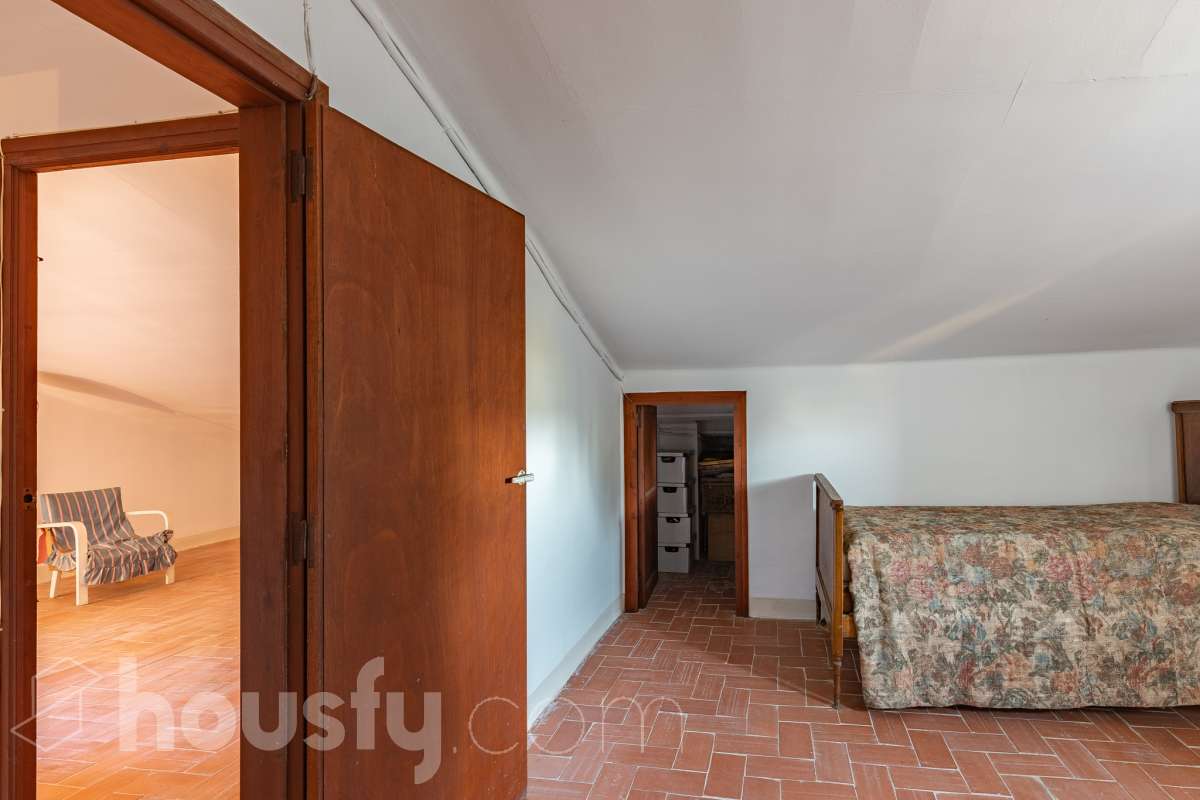 Exclusiva villa en el corazón de Creixell: amplitud, privacidad y vistas excepcionales. Housfy presenta en exclusiva esta magnífica propiedad situada en el centro de Creixell, una residencia singular que destaca por sus extraordinarias dimensiones, su privilegiada parcela y un entorno que combina la comodidad de una ubicación céntrica con la tranquilidad y la amplitud de un espacio residencial único. Con 921 m² construidos, incluida la zona deportiva, según datos verificados con la Dirección General del Catastro, esta propiedad ofrece un sinfín de posibilidades para quienes buscan una vivienda de grandes dimensiones, con espacios versátiles y zonas exteriores pensadas para disfrutar al máximo del estilo de vida mediterráneo. La vivienda, construida en 1970, dispone de una distribución generosa, con nueve dormitorios y seis baños, que permite acoger cómodamente a familias numerosas, recibir invitados o destinar parte de sus estancias a usos complementarios, como despacho o espacios de trabajo. Entre sus dependencias encontramos un amplio salón-comedor, una cocina equipada y una suite con baño privado, además de una zona de despacho que aporta funcionalidad y privacidad al conjunto. En el exterior, la propiedad despliega todo su potencial. Su magnífica parcela alberga un jardín privado, una piscina exclusiva y una zona deportiva que amplía las posibilidades de ocio y actividad al aire libre. Las terrazas invitan a disfrutar del clima mediterráneo, mientras que las excepcionales vistas al mar y a la montaña aportan un atractivo diferencial y una sensación de amplitud difícil de encontrar en una ubicación tan céntrica. Un añadido fundamental es la existencia de un pozo y un depósito de agua de unos 60.000 litros. La vivienda cuenta, además, con chimenea, electrodomésticos, trastero y cuatro plazas de garaje, prestaciones que completan una propuesta residencial especialmente interesante por su capacidad, comodidad y versatilidad. Su ubicación, en pleno centro de Creixell, permite disfrutar de los servicios y comercios del municipio, con transporte público cercano y la comodidad de tener el día a día al alcance de la mano, en un entorno característico de la Costa Dorada. Una propiedad con dimensiones extraordinarias y múltiples posibilidades, ideal para quienes valoran el espacio, la privacidad, las zonas de ocio propias y unas vistas privilegiadas, sin renunciar a la comodidad de vivir en el centro de una población con encanto. Una oportunidad exclusiva para descubrir una vivienda diferente, donde la amplitud de sus espacios y el atractivo de su parcela convierten cada rincón en una invitación a disfrutar. Housfy — Comercialización en exclusiva. Contacta con nosotros para ampliar información y descubrir personalmente todo el potencial de esta propiedad. Aviso legal El precio de venta no incluye gastos de la compraventa como notaría, registro, impuestos, ni tampoco honorarios agencia. Esta publicación no es vinculante. Consulta siempre la nota simple con Housfy antes de formalizar la compraventa. Sobre nosotros Housfy es la plataforma integral de servicios inmobiliarios. Nuestra combinación de expertos y tecnología pone al alcance de todo el mundo servicios cómodos, claros y seguros. AICAT número: 7922. Nos encargamos de la gestión y asesoramiento de la compra. ¡Olvídate de todo! Hacemos los trámites por ti. Y, si además necesitas financiación, ponemos a tu disposición un bróker hipotecario para ayudarte a conseguir las mejores condiciones para tu perfil económico. ¿Quieres visitarla? Contacta con Housfy y agenda tu visita sin compromiso. Más información en: housfy.com-25