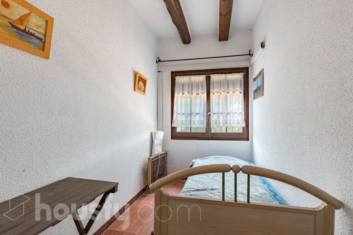 Exclusiva villa en el corazón de Creixell: amplitud, privacidad y vistas excepcionales. Housfy presenta en exclusiva esta magnífica propiedad situada en el centro de Creixell, una residencia singular que destaca por sus extraordinarias dimensiones, su privilegiada parcela y un entorno que combina la comodidad de una ubicación céntrica con la tranquilidad y la amplitud de un espacio residencial único. Con 921 m² construidos, incluida la zona deportiva, según datos verificados con la Dirección General del Catastro, esta propiedad ofrece un sinfín de posibilidades para quienes buscan una vivienda de grandes dimensiones, con espacios versátiles y zonas exteriores pensadas para disfrutar al máximo del estilo de vida mediterráneo. La vivienda, construida en 1970, dispone de una distribución generosa, con nueve dormitorios y seis baños, que permite acoger cómodamente a familias numerosas, recibir invitados o destinar parte de sus estancias a usos complementarios, como despacho o espacios de trabajo. Entre sus dependencias encontramos un amplio salón-comedor, una cocina equipada y una suite con baño privado, además de una zona de despacho que aporta funcionalidad y privacidad al conjunto. En el exterior, la propiedad despliega todo su potencial. Su magnífica parcela alberga un jardín privado, una piscina exclusiva y una zona deportiva que amplía las posibilidades de ocio y actividad al aire libre. Las terrazas invitan a disfrutar del clima mediterráneo, mientras que las excepcionales vistas al mar y a la montaña aportan un atractivo diferencial y una sensación de amplitud difícil de encontrar en una ubicación tan céntrica. Un añadido fundamental es la existencia de un pozo y un depósito de agua de unos 60.000 litros. La vivienda cuenta, además, con chimenea, electrodomésticos, trastero y cuatro plazas de garaje, prestaciones que completan una propuesta residencial especialmente interesante por su capacidad, comodidad y versatilidad. Su ubicación, en pleno centro de Creixell, permite disfrutar de los servicios y comercios del municipio, con transporte público cercano y la comodidad de tener el día a día al alcance de la mano, en un entorno característico de la Costa Dorada. Una propiedad con dimensiones extraordinarias y múltiples posibilidades, ideal para quienes valoran el espacio, la privacidad, las zonas de ocio propias y unas vistas privilegiadas, sin renunciar a la comodidad de vivir en el centro de una población con encanto. Una oportunidad exclusiva para descubrir una vivienda diferente, donde la amplitud de sus espacios y el atractivo de su parcela convierten cada rincón en una invitación a disfrutar. Housfy — Comercialización en exclusiva. Contacta con nosotros para ampliar información y descubrir personalmente todo el potencial de esta propiedad. Aviso legal El precio de venta no incluye gastos de la compraventa como notaría, registro, impuestos, ni tampoco honorarios agencia. Esta publicación no es vinculante. Consulta siempre la nota simple con Housfy antes de formalizar la compraventa. Sobre nosotros Housfy es la plataforma integral de servicios inmobiliarios. Nuestra combinación de expertos y tecnología pone al alcance de todo el mundo servicios cómodos, claros y seguros. AICAT número: 7922. Nos encargamos de la gestión y asesoramiento de la compra. ¡Olvídate de todo! Hacemos los trámites por ti. Y, si además necesitas financiación, ponemos a tu disposición un bróker hipotecario para ayudarte a conseguir las mejores condiciones para tu perfil económico. ¿Quieres visitarla? Contacta con Housfy y agenda tu visita sin compromiso. Más información en: housfy.com-13