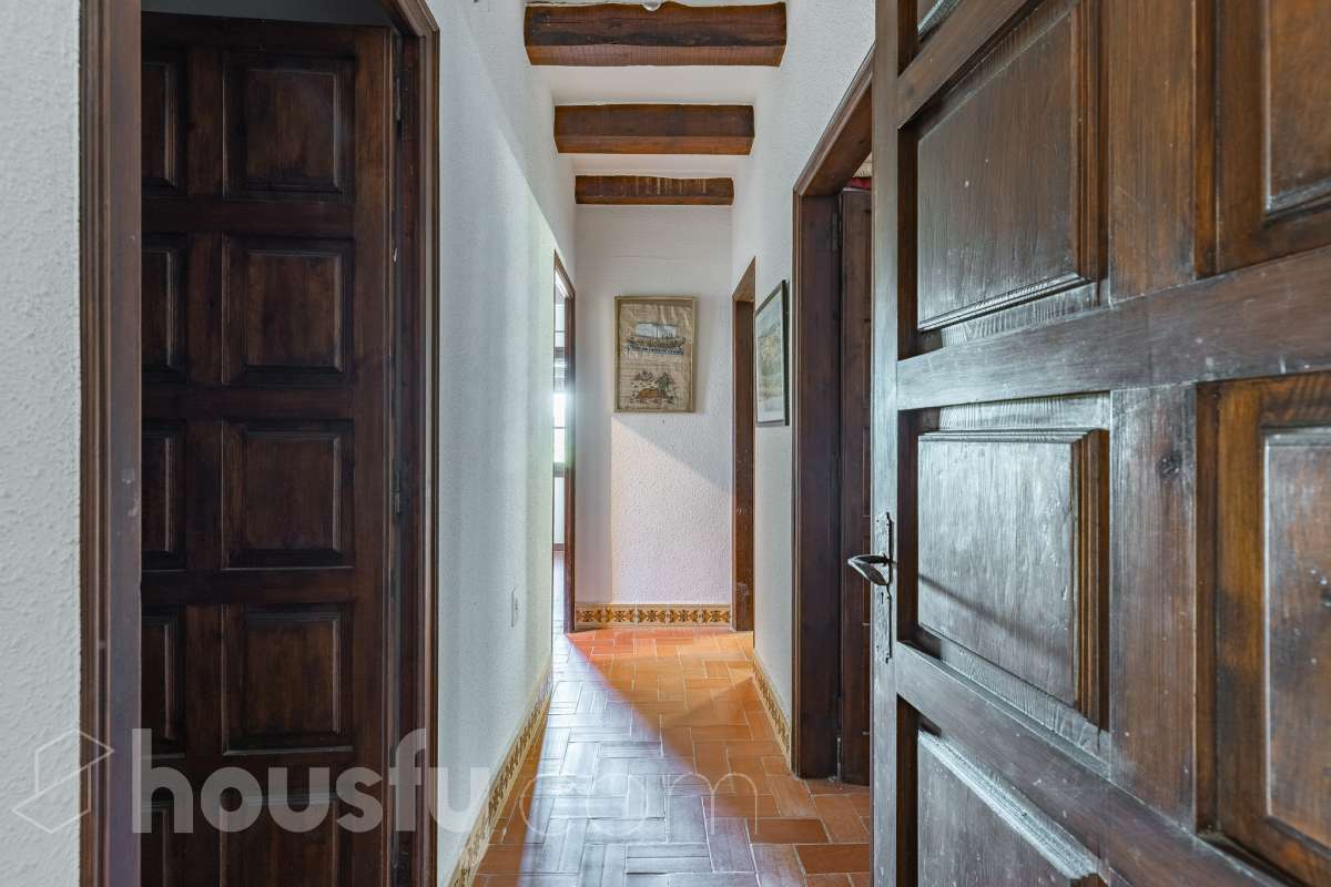 Exclusiva villa en el corazón de Creixell: amplitud, privacidad y vistas excepcionales. Housfy presenta en exclusiva esta magnífica propiedad situada en el centro de Creixell, una residencia singular que destaca por sus extraordinarias dimensiones, su privilegiada parcela y un entorno que combina la comodidad de una ubicación céntrica con la tranquilidad y la amplitud de un espacio residencial único. Con 921 m² construidos, incluida la zona deportiva, según datos verificados con la Dirección General del Catastro, esta propiedad ofrece un sinfín de posibilidades para quienes buscan una vivienda de grandes dimensiones, con espacios versátiles y zonas exteriores pensadas para disfrutar al máximo del estilo de vida mediterráneo. La vivienda, construida en 1970, dispone de una distribución generosa, con nueve dormitorios y seis baños, que permite acoger cómodamente a familias numerosas, recibir invitados o destinar parte de sus estancias a usos complementarios, como despacho o espacios de trabajo. Entre sus dependencias encontramos un amplio salón-comedor, una cocina equipada y una suite con baño privado, además de una zona de despacho que aporta funcionalidad y privacidad al conjunto. En el exterior, la propiedad despliega todo su potencial. Su magnífica parcela alberga un jardín privado, una piscina exclusiva y una zona deportiva que amplía las posibilidades de ocio y actividad al aire libre. Las terrazas invitan a disfrutar del clima mediterráneo, mientras que las excepcionales vistas al mar y a la montaña aportan un atractivo diferencial y una sensación de amplitud difícil de encontrar en una ubicación tan céntrica. Un añadido fundamental es la existencia de un pozo y un depósito de agua de unos 60.000 litros. La vivienda cuenta, además, con chimenea, electrodomésticos, trastero y cuatro plazas de garaje, prestaciones que completan una propuesta residencial especialmente interesante por su capacidad, comodidad y versatilidad. Su ubicación, en pleno centro de Creixell, permite disfrutar de los servicios y comercios del municipio, con transporte público cercano y la comodidad de tener el día a día al alcance de la mano, en un entorno característico de la Costa Dorada. Una propiedad con dimensiones extraordinarias y múltiples posibilidades, ideal para quienes valoran el espacio, la privacidad, las zonas de ocio propias y unas vistas privilegiadas, sin renunciar a la comodidad de vivir en el centro de una población con encanto. Una oportunidad exclusiva para descubrir una vivienda diferente, donde la amplitud de sus espacios y el atractivo de su parcela convierten cada rincón en una invitación a disfrutar. Housfy — Comercialización en exclusiva. Contacta con nosotros para ampliar información y descubrir personalmente todo el potencial de esta propiedad. Aviso legal El precio de venta no incluye gastos de la compraventa como notaría, registro, impuestos, ni tampoco honorarios agencia. Esta publicación no es vinculante. Consulta siempre la nota simple con Housfy antes de formalizar la compraventa. Sobre nosotros Housfy es la plataforma integral de servicios inmobiliarios. Nuestra combinación de expertos y tecnología pone al alcance de todo el mundo servicios cómodos, claros y seguros. AICAT número: 7922. Nos encargamos de la gestión y asesoramiento de la compra. ¡Olvídate de todo! Hacemos los trámites por ti. Y, si además necesitas financiación, ponemos a tu disposición un bróker hipotecario para ayudarte a conseguir las mejores condiciones para tu perfil económico. ¿Quieres visitarla? Contacta con Housfy y agenda tu visita sin compromiso. Más información en: housfy.com-43