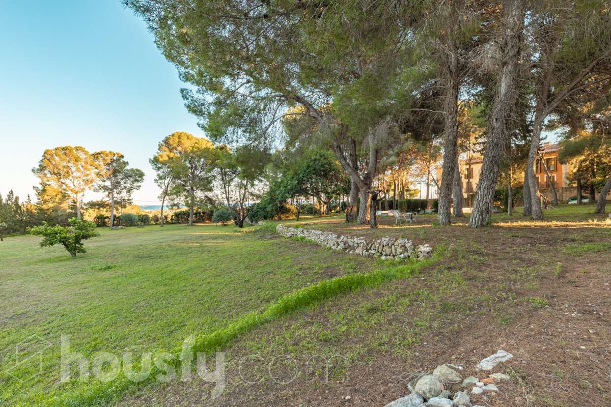 Exclusiva villa en el corazón de Creixell: amplitud, privacidad y vistas excepcionales. Housfy presenta en exclusiva esta magnífica propiedad situada en el centro de Creixell, una residencia singular que destaca por sus extraordinarias dimensiones, su privilegiada parcela y un entorno que combina la comodidad de una ubicación céntrica con la tranquilidad y la amplitud de un espacio residencial único. Con 921 m² construidos, incluida la zona deportiva, según datos verificados con la Dirección General del Catastro, esta propiedad ofrece un sinfín de posibilidades para quienes buscan una vivienda de grandes dimensiones, con espacios versátiles y zonas exteriores pensadas para disfrutar al máximo del estilo de vida mediterráneo. La vivienda, construida en 1970, dispone de una distribución generosa, con nueve dormitorios y seis baños, que permite acoger cómodamente a familias numerosas, recibir invitados o destinar parte de sus estancias a usos complementarios, como despacho o espacios de trabajo. Entre sus dependencias encontramos un amplio salón-comedor, una cocina equipada y una suite con baño privado, además de una zona de despacho que aporta funcionalidad y privacidad al conjunto. En el exterior, la propiedad despliega todo su potencial. Su magnífica parcela alberga un jardín privado, una piscina exclusiva y una zona deportiva que amplía las posibilidades de ocio y actividad al aire libre. Las terrazas invitan a disfrutar del clima mediterráneo, mientras que las excepcionales vistas al mar y a la montaña aportan un atractivo diferencial y una sensación de amplitud difícil de encontrar en una ubicación tan céntrica. Un añadido fundamental es la existencia de un pozo y un depósito de agua de unos 60.000 litros. La vivienda cuenta, además, con chimenea, electrodomésticos, trastero y cuatro plazas de garaje, prestaciones que completan una propuesta residencial especialmente interesante por su capacidad, comodidad y versatilidad. Su ubicación, en pleno centro de Creixell, permite disfrutar de los servicios y comercios del municipio, con transporte público cercano y la comodidad de tener el día a día al alcance de la mano, en un entorno característico de la Costa Dorada. Una propiedad con dimensiones extraordinarias y múltiples posibilidades, ideal para quienes valoran el espacio, la privacidad, las zonas de ocio propias y unas vistas privilegiadas, sin renunciar a la comodidad de vivir en el centro de una población con encanto. Una oportunidad exclusiva para descubrir una vivienda diferente, donde la amplitud de sus espacios y el atractivo de su parcela convierten cada rincón en una invitación a disfrutar. Housfy — Comercialización en exclusiva. Contacta con nosotros para ampliar información y descubrir personalmente todo el potencial de esta propiedad. Aviso legal El precio de venta no incluye gastos de la compraventa como notaría, registro, impuestos, ni tampoco honorarios agencia. Esta publicación no es vinculante. Consulta siempre la nota simple con Housfy antes de formalizar la compraventa. Sobre nosotros Housfy es la plataforma integral de servicios inmobiliarios. Nuestra combinación de expertos y tecnología pone al alcance de todo el mundo servicios cómodos, claros y seguros. AICAT número: 7922. Nos encargamos de la gestión y asesoramiento de la compra. ¡Olvídate de todo! Hacemos los trámites por ti. Y, si además necesitas financiación, ponemos a tu disposición un bróker hipotecario para ayudarte a conseguir las mejores condiciones para tu perfil económico. ¿Quieres visitarla? Contacta con Housfy y agenda tu visita sin compromiso. Más información en: housfy.com-64