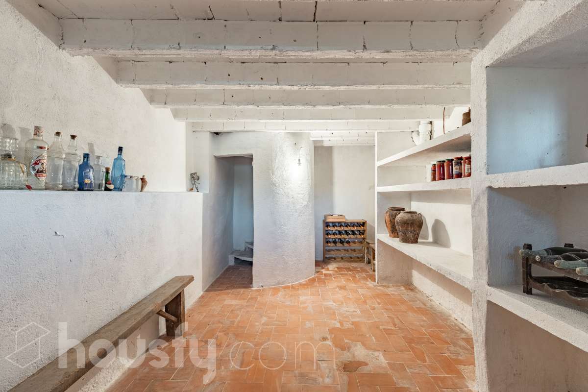 Exclusiva villa en el corazón de Creixell: amplitud, privacidad y vistas excepcionales. Housfy presenta en exclusiva esta magnífica propiedad situada en el centro de Creixell, una residencia singular que destaca por sus extraordinarias dimensiones, su privilegiada parcela y un entorno que combina la comodidad de una ubicación céntrica con la tranquilidad y la amplitud de un espacio residencial único. Con 921 m² construidos, incluida la zona deportiva, según datos verificados con la Dirección General del Catastro, esta propiedad ofrece un sinfín de posibilidades para quienes buscan una vivienda de grandes dimensiones, con espacios versátiles y zonas exteriores pensadas para disfrutar al máximo del estilo de vida mediterráneo. La vivienda, construida en 1970, dispone de una distribución generosa, con nueve dormitorios y seis baños, que permite acoger cómodamente a familias numerosas, recibir invitados o destinar parte de sus estancias a usos complementarios, como despacho o espacios de trabajo. Entre sus dependencias encontramos un amplio salón-comedor, una cocina equipada y una suite con baño privado, además de una zona de despacho que aporta funcionalidad y privacidad al conjunto. En el exterior, la propiedad despliega todo su potencial. Su magnífica parcela alberga un jardín privado, una piscina exclusiva y una zona deportiva que amplía las posibilidades de ocio y actividad al aire libre. Las terrazas invitan a disfrutar del clima mediterráneo, mientras que las excepcionales vistas al mar y a la montaña aportan un atractivo diferencial y una sensación de amplitud difícil de encontrar en una ubicación tan céntrica. Un añadido fundamental es la existencia de un pozo y un depósito de agua de unos 60.000 litros. La vivienda cuenta, además, con chimenea, electrodomésticos, trastero y cuatro plazas de garaje, prestaciones que completan una propuesta residencial especialmente interesante por su capacidad, comodidad y versatilidad. Su ubicación, en pleno centro de Creixell, permite disfrutar de los servicios y comercios del municipio, con transporte público cercano y la comodidad de tener el día a día al alcance de la mano, en un entorno característico de la Costa Dorada. Una propiedad con dimensiones extraordinarias y múltiples posibilidades, ideal para quienes valoran el espacio, la privacidad, las zonas de ocio propias y unas vistas privilegiadas, sin renunciar a la comodidad de vivir en el centro de una población con encanto. Una oportunidad exclusiva para descubrir una vivienda diferente, donde la amplitud de sus espacios y el atractivo de su parcela convierten cada rincón en una invitación a disfrutar. Housfy — Comercialización en exclusiva. Contacta con nosotros para ampliar información y descubrir personalmente todo el potencial de esta propiedad. Aviso legal El precio de venta no incluye gastos de la compraventa como notaría, registro, impuestos, ni tampoco honorarios agencia. Esta publicación no es vinculante. Consulta siempre la nota simple con Housfy antes de formalizar la compraventa. Sobre nosotros Housfy es la plataforma integral de servicios inmobiliarios. Nuestra combinación de expertos y tecnología pone al alcance de todo el mundo servicios cómodos, claros y seguros. AICAT número: 7922. Nos encargamos de la gestión y asesoramiento de la compra. ¡Olvídate de todo! Hacemos los trámites por ti. Y, si además necesitas financiación, ponemos a tu disposición un bróker hipotecario para ayudarte a conseguir las mejores condiciones para tu perfil económico. ¿Quieres visitarla? Contacta con Housfy y agenda tu visita sin compromiso. Más información en: housfy.com-45