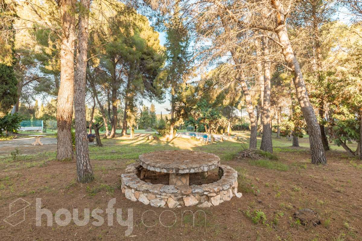 Exclusiva villa en el corazón de Creixell: amplitud, privacidad y vistas excepcionales. Housfy presenta en exclusiva esta magnífica propiedad situada en el centro de Creixell, una residencia singular que destaca por sus extraordinarias dimensiones, su privilegiada parcela y un entorno que combina la comodidad de una ubicación céntrica con la tranquilidad y la amplitud de un espacio residencial único. Con 921 m² construidos, incluida la zona deportiva, según datos verificados con la Dirección General del Catastro, esta propiedad ofrece un sinfín de posibilidades para quienes buscan una vivienda de grandes dimensiones, con espacios versátiles y zonas exteriores pensadas para disfrutar al máximo del estilo de vida mediterráneo. La vivienda, construida en 1970, dispone de una distribución generosa, con nueve dormitorios y seis baños, que permite acoger cómodamente a familias numerosas, recibir invitados o destinar parte de sus estancias a usos complementarios, como despacho o espacios de trabajo. Entre sus dependencias encontramos un amplio salón-comedor, una cocina equipada y una suite con baño privado, además de una zona de despacho que aporta funcionalidad y privacidad al conjunto. En el exterior, la propiedad despliega todo su potencial. Su magnífica parcela alberga un jardín privado, una piscina exclusiva y una zona deportiva que amplía las posibilidades de ocio y actividad al aire libre. Las terrazas invitan a disfrutar del clima mediterráneo, mientras que las excepcionales vistas al mar y a la montaña aportan un atractivo diferencial y una sensación de amplitud difícil de encontrar en una ubicación tan céntrica. Un añadido fundamental es la existencia de un pozo y un depósito de agua de unos 60.000 litros. La vivienda cuenta, además, con chimenea, electrodomésticos, trastero y cuatro plazas de garaje, prestaciones que completan una propuesta residencial especialmente interesante por su capacidad, comodidad y versatilidad. Su ubicación, en pleno centro de Creixell, permite disfrutar de los servicios y comercios del municipio, con transporte público cercano y la comodidad de tener el día a día al alcance de la mano, en un entorno característico de la Costa Dorada. Una propiedad con dimensiones extraordinarias y múltiples posibilidades, ideal para quienes valoran el espacio, la privacidad, las zonas de ocio propias y unas vistas privilegiadas, sin renunciar a la comodidad de vivir en el centro de una población con encanto. Una oportunidad exclusiva para descubrir una vivienda diferente, donde la amplitud de sus espacios y el atractivo de su parcela convierten cada rincón en una invitación a disfrutar. Housfy — Comercialización en exclusiva. Contacta con nosotros para ampliar información y descubrir personalmente todo el potencial de esta propiedad. Aviso legal El precio de venta no incluye gastos de la compraventa como notaría, registro, impuestos, ni tampoco honorarios agencia. Esta publicación no es vinculante. Consulta siempre la nota simple con Housfy antes de formalizar la compraventa. Sobre nosotros Housfy es la plataforma integral de servicios inmobiliarios. Nuestra combinación de expertos y tecnología pone al alcance de todo el mundo servicios cómodos, claros y seguros. AICAT número: 7922. Nos encargamos de la gestión y asesoramiento de la compra. ¡Olvídate de todo! Hacemos los trámites por ti. Y, si además necesitas financiación, ponemos a tu disposición un bróker hipotecario para ayudarte a conseguir las mejores condiciones para tu perfil económico. ¿Quieres visitarla? Contacta con Housfy y agenda tu visita sin compromiso. Más información en: housfy.com-55