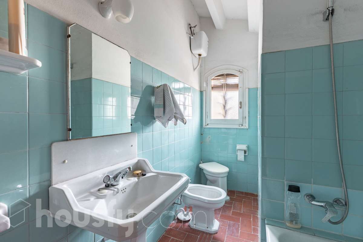 Exclusiva villa en el corazón de Creixell: amplitud, privacidad y vistas excepcionales. Housfy presenta en exclusiva esta magnífica propiedad situada en el centro de Creixell, una residencia singular que destaca por sus extraordinarias dimensiones, su privilegiada parcela y un entorno que combina la comodidad de una ubicación céntrica con la tranquilidad y la amplitud de un espacio residencial único. Con 921 m² construidos, incluida la zona deportiva, según datos verificados con la Dirección General del Catastro, esta propiedad ofrece un sinfín de posibilidades para quienes buscan una vivienda de grandes dimensiones, con espacios versátiles y zonas exteriores pensadas para disfrutar al máximo del estilo de vida mediterráneo. La vivienda, construida en 1970, dispone de una distribución generosa, con nueve dormitorios y seis baños, que permite acoger cómodamente a familias numerosas, recibir invitados o destinar parte de sus estancias a usos complementarios, como despacho o espacios de trabajo. Entre sus dependencias encontramos un amplio salón-comedor, una cocina equipada y una suite con baño privado, además de una zona de despacho que aporta funcionalidad y privacidad al conjunto. En el exterior, la propiedad despliega todo su potencial. Su magnífica parcela alberga un jardín privado, una piscina exclusiva y una zona deportiva que amplía las posibilidades de ocio y actividad al aire libre. Las terrazas invitan a disfrutar del clima mediterráneo, mientras que las excepcionales vistas al mar y a la montaña aportan un atractivo diferencial y una sensación de amplitud difícil de encontrar en una ubicación tan céntrica. Un añadido fundamental es la existencia de un pozo y un depósito de agua de unos 60.000 litros. La vivienda cuenta, además, con chimenea, electrodomésticos, trastero y cuatro plazas de garaje, prestaciones que completan una propuesta residencial especialmente interesante por su capacidad, comodidad y versatilidad. Su ubicación, en pleno centro de Creixell, permite disfrutar de los servicios y comercios del municipio, con transporte público cercano y la comodidad de tener el día a día al alcance de la mano, en un entorno característico de la Costa Dorada. Una propiedad con dimensiones extraordinarias y múltiples posibilidades, ideal para quienes valoran el espacio, la privacidad, las zonas de ocio propias y unas vistas privilegiadas, sin renunciar a la comodidad de vivir en el centro de una población con encanto. Una oportunidad exclusiva para descubrir una vivienda diferente, donde la amplitud de sus espacios y el atractivo de su parcela convierten cada rincón en una invitación a disfrutar. Housfy — Comercialización en exclusiva. Contacta con nosotros para ampliar información y descubrir personalmente todo el potencial de esta propiedad. Aviso legal El precio de venta no incluye gastos de la compraventa como notaría, registro, impuestos, ni tampoco honorarios agencia. Esta publicación no es vinculante. Consulta siempre la nota simple con Housfy antes de formalizar la compraventa. Sobre nosotros Housfy es la plataforma integral de servicios inmobiliarios. Nuestra combinación de expertos y tecnología pone al alcance de todo el mundo servicios cómodos, claros y seguros. AICAT número: 7922. Nos encargamos de la gestión y asesoramiento de la compra. ¡Olvídate de todo! Hacemos los trámites por ti. Y, si además necesitas financiación, ponemos a tu disposición un bróker hipotecario para ayudarte a conseguir las mejores condiciones para tu perfil económico. ¿Quieres visitarla? Contacta con Housfy y agenda tu visita sin compromiso. Más información en: housfy.com-39