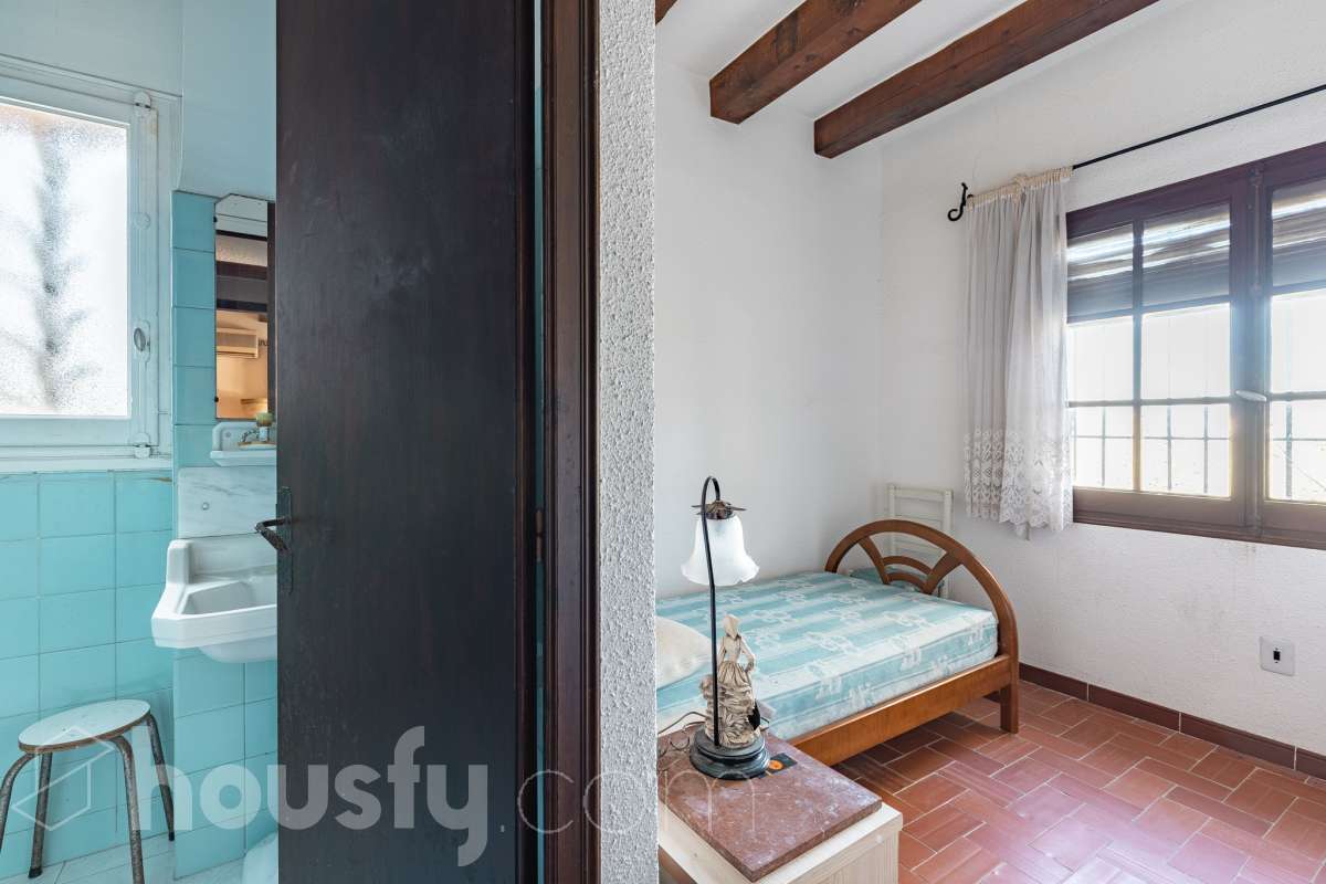Exclusiva villa en el corazón de Creixell: amplitud, privacidad y vistas excepcionales. Housfy presenta en exclusiva esta magnífica propiedad situada en el centro de Creixell, una residencia singular que destaca por sus extraordinarias dimensiones, su privilegiada parcela y un entorno que combina la comodidad de una ubicación céntrica con la tranquilidad y la amplitud de un espacio residencial único. Con 921 m² construidos, incluida la zona deportiva, según datos verificados con la Dirección General del Catastro, esta propiedad ofrece un sinfín de posibilidades para quienes buscan una vivienda de grandes dimensiones, con espacios versátiles y zonas exteriores pensadas para disfrutar al máximo del estilo de vida mediterráneo. La vivienda, construida en 1970, dispone de una distribución generosa, con nueve dormitorios y seis baños, que permite acoger cómodamente a familias numerosas, recibir invitados o destinar parte de sus estancias a usos complementarios, como despacho o espacios de trabajo. Entre sus dependencias encontramos un amplio salón-comedor, una cocina equipada y una suite con baño privado, además de una zona de despacho que aporta funcionalidad y privacidad al conjunto. En el exterior, la propiedad despliega todo su potencial. Su magnífica parcela alberga un jardín privado, una piscina exclusiva y una zona deportiva que amplía las posibilidades de ocio y actividad al aire libre. Las terrazas invitan a disfrutar del clima mediterráneo, mientras que las excepcionales vistas al mar y a la montaña aportan un atractivo diferencial y una sensación de amplitud difícil de encontrar en una ubicación tan céntrica. Un añadido fundamental es la existencia de un pozo y un depósito de agua de unos 60.000 litros. La vivienda cuenta, además, con chimenea, electrodomésticos, trastero y cuatro plazas de garaje, prestaciones que completan una propuesta residencial especialmente interesante por su capacidad, comodidad y versatilidad. Su ubicación, en pleno centro de Creixell, permite disfrutar de los servicios y comercios del municipio, con transporte público cercano y la comodidad de tener el día a día al alcance de la mano, en un entorno característico de la Costa Dorada. Una propiedad con dimensiones extraordinarias y múltiples posibilidades, ideal para quienes valoran el espacio, la privacidad, las zonas de ocio propias y unas vistas privilegiadas, sin renunciar a la comodidad de vivir en el centro de una población con encanto. Una oportunidad exclusiva para descubrir una vivienda diferente, donde la amplitud de sus espacios y el atractivo de su parcela convierten cada rincón en una invitación a disfrutar. Housfy — Comercialización en exclusiva. Contacta con nosotros para ampliar información y descubrir personalmente todo el potencial de esta propiedad. Aviso legal El precio de venta no incluye gastos de la compraventa como notaría, registro, impuestos, ni tampoco honorarios agencia. Esta publicación no es vinculante. Consulta siempre la nota simple con Housfy antes de formalizar la compraventa. Sobre nosotros Housfy es la plataforma integral de servicios inmobiliarios. Nuestra combinación de expertos y tecnología pone al alcance de todo el mundo servicios cómodos, claros y seguros. AICAT número: 7922. Nos encargamos de la gestión y asesoramiento de la compra. ¡Olvídate de todo! Hacemos los trámites por ti. Y, si además necesitas financiación, ponemos a tu disposición un bróker hipotecario para ayudarte a conseguir las mejores condiciones para tu perfil económico. ¿Quieres visitarla? Contacta con Housfy y agenda tu visita sin compromiso. Más información en: housfy.com-18