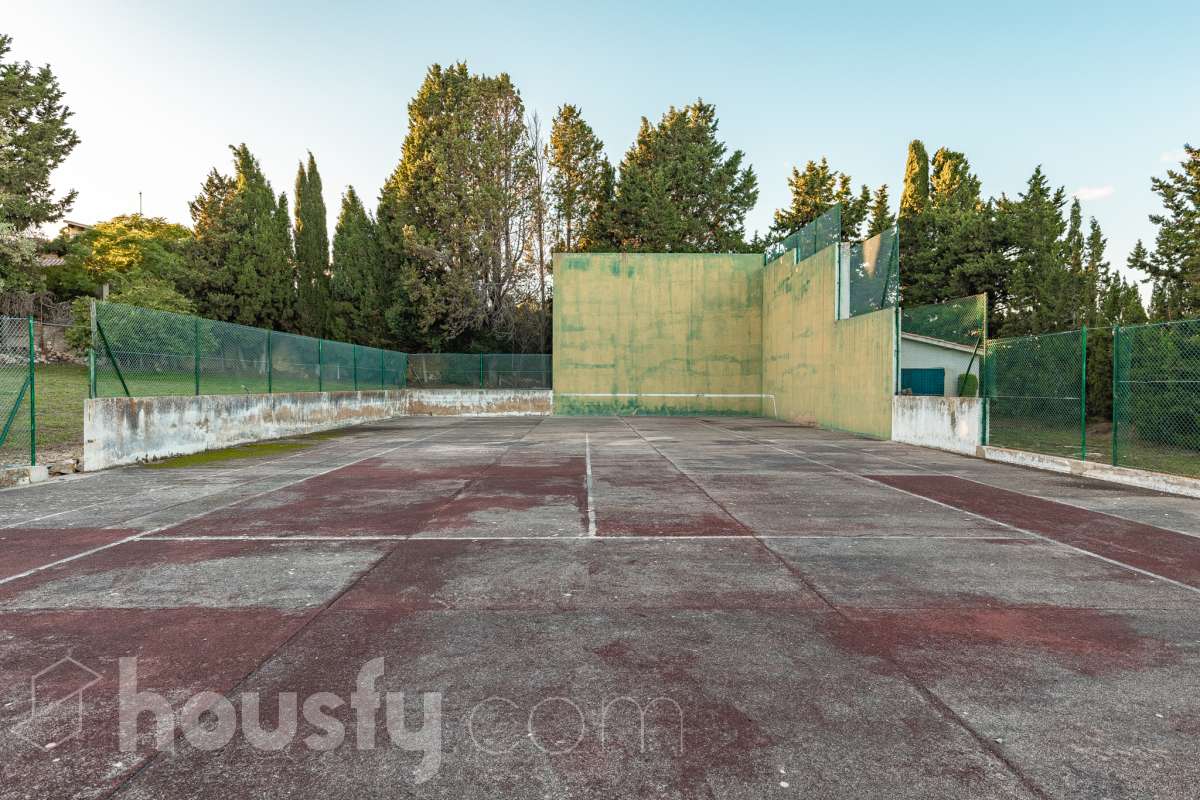 Exclusiva villa en el corazón de Creixell: amplitud, privacidad y vistas excepcionales. Housfy presenta en exclusiva esta magnífica propiedad situada en el centro de Creixell, una residencia singular que destaca por sus extraordinarias dimensiones, su privilegiada parcela y un entorno que combina la comodidad de una ubicación céntrica con la tranquilidad y la amplitud de un espacio residencial único. Con 921 m² construidos, incluida la zona deportiva, según datos verificados con la Dirección General del Catastro, esta propiedad ofrece un sinfín de posibilidades para quienes buscan una vivienda de grandes dimensiones, con espacios versátiles y zonas exteriores pensadas para disfrutar al máximo del estilo de vida mediterráneo. La vivienda, construida en 1970, dispone de una distribución generosa, con nueve dormitorios y seis baños, que permite acoger cómodamente a familias numerosas, recibir invitados o destinar parte de sus estancias a usos complementarios, como despacho o espacios de trabajo. Entre sus dependencias encontramos un amplio salón-comedor, una cocina equipada y una suite con baño privado, además de una zona de despacho que aporta funcionalidad y privacidad al conjunto. En el exterior, la propiedad despliega todo su potencial. Su magnífica parcela alberga un jardín privado, una piscina exclusiva y una zona deportiva que amplía las posibilidades de ocio y actividad al aire libre. Las terrazas invitan a disfrutar del clima mediterráneo, mientras que las excepcionales vistas al mar y a la montaña aportan un atractivo diferencial y una sensación de amplitud difícil de encontrar en una ubicación tan céntrica. Un añadido fundamental es la existencia de un pozo y un depósito de agua de unos 60.000 litros. La vivienda cuenta, además, con chimenea, electrodomésticos, trastero y cuatro plazas de garaje, prestaciones que completan una propuesta residencial especialmente interesante por su capacidad, comodidad y versatilidad. Su ubicación, en pleno centro de Creixell, permite disfrutar de los servicios y comercios del municipio, con transporte público cercano y la comodidad de tener el día a día al alcance de la mano, en un entorno característico de la Costa Dorada. Una propiedad con dimensiones extraordinarias y múltiples posibilidades, ideal para quienes valoran el espacio, la privacidad, las zonas de ocio propias y unas vistas privilegiadas, sin renunciar a la comodidad de vivir en el centro de una población con encanto. Una oportunidad exclusiva para descubrir una vivienda diferente, donde la amplitud de sus espacios y el atractivo de su parcela convierten cada rincón en una invitación a disfrutar. Housfy — Comercialización en exclusiva. Contacta con nosotros para ampliar información y descubrir personalmente todo el potencial de esta propiedad. Aviso legal El precio de venta no incluye gastos de la compraventa como notaría, registro, impuestos, ni tampoco honorarios agencia. Esta publicación no es vinculante. Consulta siempre la nota simple con Housfy antes de formalizar la compraventa. Sobre nosotros Housfy es la plataforma integral de servicios inmobiliarios. Nuestra combinación de expertos y tecnología pone al alcance de todo el mundo servicios cómodos, claros y seguros. AICAT número: 7922. Nos encargamos de la gestión y asesoramiento de la compra. ¡Olvídate de todo! Hacemos los trámites por ti. Y, si además necesitas financiación, ponemos a tu disposición un bróker hipotecario para ayudarte a conseguir las mejores condiciones para tu perfil económico. ¿Quieres visitarla? Contacta con Housfy y agenda tu visita sin compromiso. Más información en: housfy.com-68