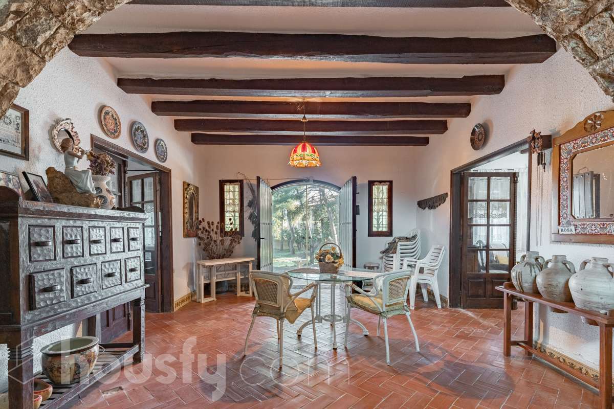 Exclusiva villa en el corazón de Creixell: amplitud, privacidad y vistas excepcionales. Housfy presenta en exclusiva esta magnífica propiedad situada en el centro de Creixell, una residencia singular que destaca por sus extraordinarias dimensiones, su privilegiada parcela y un entorno que combina la comodidad de una ubicación céntrica con la tranquilidad y la amplitud de un espacio residencial único. Con 921 m² construidos, incluida la zona deportiva, según datos verificados con la Dirección General del Catastro, esta propiedad ofrece un sinfín de posibilidades para quienes buscan una vivienda de grandes dimensiones, con espacios versátiles y zonas exteriores pensadas para disfrutar al máximo del estilo de vida mediterráneo. La vivienda, construida en 1970, dispone de una distribución generosa, con nueve dormitorios y seis baños, que permite acoger cómodamente a familias numerosas, recibir invitados o destinar parte de sus estancias a usos complementarios, como despacho o espacios de trabajo. Entre sus dependencias encontramos un amplio salón-comedor, una cocina equipada y una suite con baño privado, además de una zona de despacho que aporta funcionalidad y privacidad al conjunto. En el exterior, la propiedad despliega todo su potencial. Su magnífica parcela alberga un jardín privado, una piscina exclusiva y una zona deportiva que amplía las posibilidades de ocio y actividad al aire libre. Las terrazas invitan a disfrutar del clima mediterráneo, mientras que las excepcionales vistas al mar y a la montaña aportan un atractivo diferencial y una sensación de amplitud difícil de encontrar en una ubicación tan céntrica. Un añadido fundamental es la existencia de un pozo y un depósito de agua de unos 60.000 litros. La vivienda cuenta, además, con chimenea, electrodomésticos, trastero y cuatro plazas de garaje, prestaciones que completan una propuesta residencial especialmente interesante por su capacidad, comodidad y versatilidad. Su ubicación, en pleno centro de Creixell, permite disfrutar de los servicios y comercios del municipio, con transporte público cercano y la comodidad de tener el día a día al alcance de la mano, en un entorno característico de la Costa Dorada. Una propiedad con dimensiones extraordinarias y múltiples posibilidades, ideal para quienes valoran el espacio, la privacidad, las zonas de ocio propias y unas vistas privilegiadas, sin renunciar a la comodidad de vivir en el centro de una población con encanto. Una oportunidad exclusiva para descubrir una vivienda diferente, donde la amplitud de sus espacios y el atractivo de su parcela convierten cada rincón en una invitación a disfrutar. Housfy — Comercialización en exclusiva. Contacta con nosotros para ampliar información y descubrir personalmente todo el potencial de esta propiedad. Aviso legal El precio de venta no incluye gastos de la compraventa como notaría, registro, impuestos, ni tampoco honorarios agencia. Esta publicación no es vinculante. Consulta siempre la nota simple con Housfy antes de formalizar la compraventa. Sobre nosotros Housfy es la plataforma integral de servicios inmobiliarios. Nuestra combinación de expertos y tecnología pone al alcance de todo el mundo servicios cómodos, claros y seguros. AICAT número: 7922. Nos encargamos de la gestión y asesoramiento de la compra. ¡Olvídate de todo! Hacemos los trámites por ti. Y, si además necesitas financiación, ponemos a tu disposición un bróker hipotecario para ayudarte a conseguir las mejores condiciones para tu perfil económico. ¿Quieres visitarla? Contacta con Housfy y agenda tu visita sin compromiso. Más información en: housfy.com-4