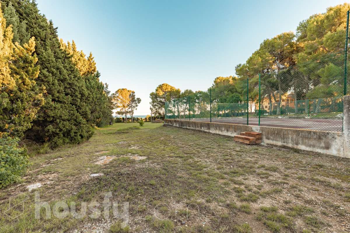 Exclusiva villa en el corazón de Creixell: amplitud, privacidad y vistas excepcionales. Housfy presenta en exclusiva esta magnífica propiedad situada en el centro de Creixell, una residencia singular que destaca por sus extraordinarias dimensiones, su privilegiada parcela y un entorno que combina la comodidad de una ubicación céntrica con la tranquilidad y la amplitud de un espacio residencial único. Con 921 m² construidos, incluida la zona deportiva, según datos verificados con la Dirección General del Catastro, esta propiedad ofrece un sinfín de posibilidades para quienes buscan una vivienda de grandes dimensiones, con espacios versátiles y zonas exteriores pensadas para disfrutar al máximo del estilo de vida mediterráneo. La vivienda, construida en 1970, dispone de una distribución generosa, con nueve dormitorios y seis baños, que permite acoger cómodamente a familias numerosas, recibir invitados o destinar parte de sus estancias a usos complementarios, como despacho o espacios de trabajo. Entre sus dependencias encontramos un amplio salón-comedor, una cocina equipada y una suite con baño privado, además de una zona de despacho que aporta funcionalidad y privacidad al conjunto. En el exterior, la propiedad despliega todo su potencial. Su magnífica parcela alberga un jardín privado, una piscina exclusiva y una zona deportiva que amplía las posibilidades de ocio y actividad al aire libre. Las terrazas invitan a disfrutar del clima mediterráneo, mientras que las excepcionales vistas al mar y a la montaña aportan un atractivo diferencial y una sensación de amplitud difícil de encontrar en una ubicación tan céntrica. Un añadido fundamental es la existencia de un pozo y un depósito de agua de unos 60.000 litros. La vivienda cuenta, además, con chimenea, electrodomésticos, trastero y cuatro plazas de garaje, prestaciones que completan una propuesta residencial especialmente interesante por su capacidad, comodidad y versatilidad. Su ubicación, en pleno centro de Creixell, permite disfrutar de los servicios y comercios del municipio, con transporte público cercano y la comodidad de tener el día a día al alcance de la mano, en un entorno característico de la Costa Dorada. Una propiedad con dimensiones extraordinarias y múltiples posibilidades, ideal para quienes valoran el espacio, la privacidad, las zonas de ocio propias y unas vistas privilegiadas, sin renunciar a la comodidad de vivir en el centro de una población con encanto. Una oportunidad exclusiva para descubrir una vivienda diferente, donde la amplitud de sus espacios y el atractivo de su parcela convierten cada rincón en una invitación a disfrutar. Housfy — Comercialización en exclusiva. Contacta con nosotros para ampliar información y descubrir personalmente todo el potencial de esta propiedad. Aviso legal El precio de venta no incluye gastos de la compraventa como notaría, registro, impuestos, ni tampoco honorarios agencia. Esta publicación no es vinculante. Consulta siempre la nota simple con Housfy antes de formalizar la compraventa. Sobre nosotros Housfy es la plataforma integral de servicios inmobiliarios. Nuestra combinación de expertos y tecnología pone al alcance de todo el mundo servicios cómodos, claros y seguros. AICAT número: 7922. Nos encargamos de la gestión y asesoramiento de la compra. ¡Olvídate de todo! Hacemos los trámites por ti. Y, si además necesitas financiación, ponemos a tu disposición un bróker hipotecario para ayudarte a conseguir las mejores condiciones para tu perfil económico. ¿Quieres visitarla? Contacta con Housfy y agenda tu visita sin compromiso. Más información en: housfy.com-65