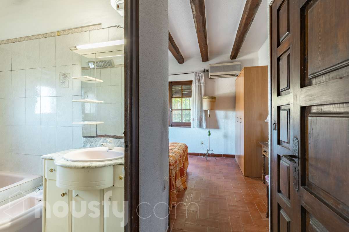 Exclusiva villa en el corazón de Creixell: amplitud, privacidad y vistas excepcionales. Housfy presenta en exclusiva esta magnífica propiedad situada en el centro de Creixell, una residencia singular que destaca por sus extraordinarias dimensiones, su privilegiada parcela y un entorno que combina la comodidad de una ubicación céntrica con la tranquilidad y la amplitud de un espacio residencial único. Con 921 m² construidos, incluida la zona deportiva, según datos verificados con la Dirección General del Catastro, esta propiedad ofrece un sinfín de posibilidades para quienes buscan una vivienda de grandes dimensiones, con espacios versátiles y zonas exteriores pensadas para disfrutar al máximo del estilo de vida mediterráneo. La vivienda, construida en 1970, dispone de una distribución generosa, con nueve dormitorios y seis baños, que permite acoger cómodamente a familias numerosas, recibir invitados o destinar parte de sus estancias a usos complementarios, como despacho o espacios de trabajo. Entre sus dependencias encontramos un amplio salón-comedor, una cocina equipada y una suite con baño privado, además de una zona de despacho que aporta funcionalidad y privacidad al conjunto. En el exterior, la propiedad despliega todo su potencial. Su magnífica parcela alberga un jardín privado, una piscina exclusiva y una zona deportiva que amplía las posibilidades de ocio y actividad al aire libre. Las terrazas invitan a disfrutar del clima mediterráneo, mientras que las excepcionales vistas al mar y a la montaña aportan un atractivo diferencial y una sensación de amplitud difícil de encontrar en una ubicación tan céntrica. Un añadido fundamental es la existencia de un pozo y un depósito de agua de unos 60.000 litros. La vivienda cuenta, además, con chimenea, electrodomésticos, trastero y cuatro plazas de garaje, prestaciones que completan una propuesta residencial especialmente interesante por su capacidad, comodidad y versatilidad. Su ubicación, en pleno centro de Creixell, permite disfrutar de los servicios y comercios del municipio, con transporte público cercano y la comodidad de tener el día a día al alcance de la mano, en un entorno característico de la Costa Dorada. Una propiedad con dimensiones extraordinarias y múltiples posibilidades, ideal para quienes valoran el espacio, la privacidad, las zonas de ocio propias y unas vistas privilegiadas, sin renunciar a la comodidad de vivir en el centro de una población con encanto. Una oportunidad exclusiva para descubrir una vivienda diferente, donde la amplitud de sus espacios y el atractivo de su parcela convierten cada rincón en una invitación a disfrutar. Housfy — Comercialización en exclusiva. Contacta con nosotros para ampliar información y descubrir personalmente todo el potencial de esta propiedad. Aviso legal El precio de venta no incluye gastos de la compraventa como notaría, registro, impuestos, ni tampoco honorarios agencia. Esta publicación no es vinculante. Consulta siempre la nota simple con Housfy antes de formalizar la compraventa. Sobre nosotros Housfy es la plataforma integral de servicios inmobiliarios. Nuestra combinación de expertos y tecnología pone al alcance de todo el mundo servicios cómodos, claros y seguros. AICAT número: 7922. Nos encargamos de la gestión y asesoramiento de la compra. ¡Olvídate de todo! Hacemos los trámites por ti. Y, si además necesitas financiación, ponemos a tu disposición un bróker hipotecario para ayudarte a conseguir las mejores condiciones para tu perfil económico. ¿Quieres visitarla? Contacta con Housfy y agenda tu visita sin compromiso. Más información en: housfy.com-42