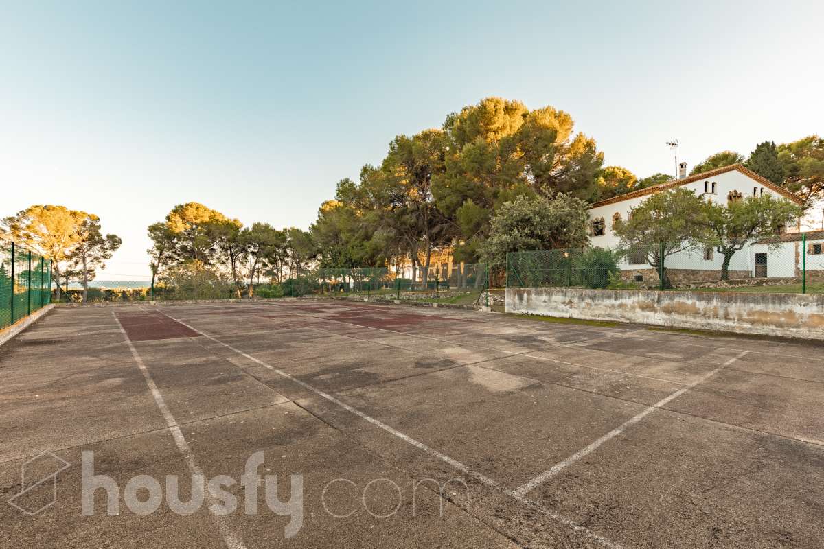 Exclusiva villa en el corazón de Creixell: amplitud, privacidad y vistas excepcionales. Housfy presenta en exclusiva esta magnífica propiedad situada en el centro de Creixell, una residencia singular que destaca por sus extraordinarias dimensiones, su privilegiada parcela y un entorno que combina la comodidad de una ubicación céntrica con la tranquilidad y la amplitud de un espacio residencial único. Con 921 m² construidos, incluida la zona deportiva, según datos verificados con la Dirección General del Catastro, esta propiedad ofrece un sinfín de posibilidades para quienes buscan una vivienda de grandes dimensiones, con espacios versátiles y zonas exteriores pensadas para disfrutar al máximo del estilo de vida mediterráneo. La vivienda, construida en 1970, dispone de una distribución generosa, con nueve dormitorios y seis baños, que permite acoger cómodamente a familias numerosas, recibir invitados o destinar parte de sus estancias a usos complementarios, como despacho o espacios de trabajo. Entre sus dependencias encontramos un amplio salón-comedor, una cocina equipada y una suite con baño privado, además de una zona de despacho que aporta funcionalidad y privacidad al conjunto. En el exterior, la propiedad despliega todo su potencial. Su magnífica parcela alberga un jardín privado, una piscina exclusiva y una zona deportiva que amplía las posibilidades de ocio y actividad al aire libre. Las terrazas invitan a disfrutar del clima mediterráneo, mientras que las excepcionales vistas al mar y a la montaña aportan un atractivo diferencial y una sensación de amplitud difícil de encontrar en una ubicación tan céntrica. Un añadido fundamental es la existencia de un pozo y un depósito de agua de unos 60.000 litros. La vivienda cuenta, además, con chimenea, electrodomésticos, trastero y cuatro plazas de garaje, prestaciones que completan una propuesta residencial especialmente interesante por su capacidad, comodidad y versatilidad. Su ubicación, en pleno centro de Creixell, permite disfrutar de los servicios y comercios del municipio, con transporte público cercano y la comodidad de tener el día a día al alcance de la mano, en un entorno característico de la Costa Dorada. Una propiedad con dimensiones extraordinarias y múltiples posibilidades, ideal para quienes valoran el espacio, la privacidad, las zonas de ocio propias y unas vistas privilegiadas, sin renunciar a la comodidad de vivir en el centro de una población con encanto. Una oportunidad exclusiva para descubrir una vivienda diferente, donde la amplitud de sus espacios y el atractivo de su parcela convierten cada rincón en una invitación a disfrutar. Housfy — Comercialización en exclusiva. Contacta con nosotros para ampliar información y descubrir personalmente todo el potencial de esta propiedad. Aviso legal El precio de venta no incluye gastos de la compraventa como notaría, registro, impuestos, ni tampoco honorarios agencia. Esta publicación no es vinculante. Consulta siempre la nota simple con Housfy antes de formalizar la compraventa. Sobre nosotros Housfy es la plataforma integral de servicios inmobiliarios. Nuestra combinación de expertos y tecnología pone al alcance de todo el mundo servicios cómodos, claros y seguros. AICAT número: 7922. Nos encargamos de la gestión y asesoramiento de la compra. ¡Olvídate de todo! Hacemos los trámites por ti. Y, si además necesitas financiación, ponemos a tu disposición un bróker hipotecario para ayudarte a conseguir las mejores condiciones para tu perfil económico. ¿Quieres visitarla? Contacta con Housfy y agenda tu visita sin compromiso. Más información en: housfy.com-67