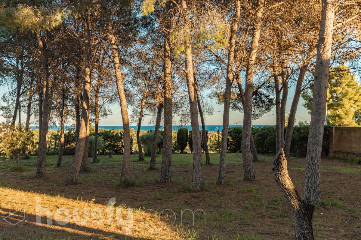 Exclusiva villa en el corazón de Creixell: amplitud, privacidad y vistas excepcionales. Housfy presenta en exclusiva esta magnífica propiedad situada en el centro de Creixell, una residencia singular que destaca por sus extraordinarias dimensiones, su privilegiada parcela y un entorno que combina la comodidad de una ubicación céntrica con la tranquilidad y la amplitud de un espacio residencial único. Con 921 m² construidos, incluida la zona deportiva, según datos verificados con la Dirección General del Catastro, esta propiedad ofrece un sinfín de posibilidades para quienes buscan una vivienda de grandes dimensiones, con espacios versátiles y zonas exteriores pensadas para disfrutar al máximo del estilo de vida mediterráneo. La vivienda, construida en 1970, dispone de una distribución generosa, con nueve dormitorios y seis baños, que permite acoger cómodamente a familias numerosas, recibir invitados o destinar parte de sus estancias a usos complementarios, como despacho o espacios de trabajo. Entre sus dependencias encontramos un amplio salón-comedor, una cocina equipada y una suite con baño privado, además de una zona de despacho que aporta funcionalidad y privacidad al conjunto. En el exterior, la propiedad despliega todo su potencial. Su magnífica parcela alberga un jardín privado, una piscina exclusiva y una zona deportiva que amplía las posibilidades de ocio y actividad al aire libre. Las terrazas invitan a disfrutar del clima mediterráneo, mientras que las excepcionales vistas al mar y a la montaña aportan un atractivo diferencial y una sensación de amplitud difícil de encontrar en una ubicación tan céntrica. Un añadido fundamental es la existencia de un pozo y un depósito de agua de unos 60.000 litros. La vivienda cuenta, además, con chimenea, electrodomésticos, trastero y cuatro plazas de garaje, prestaciones que completan una propuesta residencial especialmente interesante por su capacidad, comodidad y versatilidad. Su ubicación, en pleno centro de Creixell, permite disfrutar de los servicios y comercios del municipio, con transporte público cercano y la comodidad de tener el día a día al alcance de la mano, en un entorno característico de la Costa Dorada. Una propiedad con dimensiones extraordinarias y múltiples posibilidades, ideal para quienes valoran el espacio, la privacidad, las zonas de ocio propias y unas vistas privilegiadas, sin renunciar a la comodidad de vivir en el centro de una población con encanto. Una oportunidad exclusiva para descubrir una vivienda diferente, donde la amplitud de sus espacios y el atractivo de su parcela convierten cada rincón en una invitación a disfrutar. Housfy — Comercialización en exclusiva. Contacta con nosotros para ampliar información y descubrir personalmente todo el potencial de esta propiedad. Aviso legal El precio de venta no incluye gastos de la compraventa como notaría, registro, impuestos, ni tampoco honorarios agencia. Esta publicación no es vinculante. Consulta siempre la nota simple con Housfy antes de formalizar la compraventa. Sobre nosotros Housfy es la plataforma integral de servicios inmobiliarios. Nuestra combinación de expertos y tecnología pone al alcance de todo el mundo servicios cómodos, claros y seguros. AICAT número: 7922. Nos encargamos de la gestión y asesoramiento de la compra. ¡Olvídate de todo! Hacemos los trámites por ti. Y, si además necesitas financiación, ponemos a tu disposición un bróker hipotecario para ayudarte a conseguir las mejores condiciones para tu perfil económico. ¿Quieres visitarla? Contacta con Housfy y agenda tu visita sin compromiso. Más información en: housfy.com-60