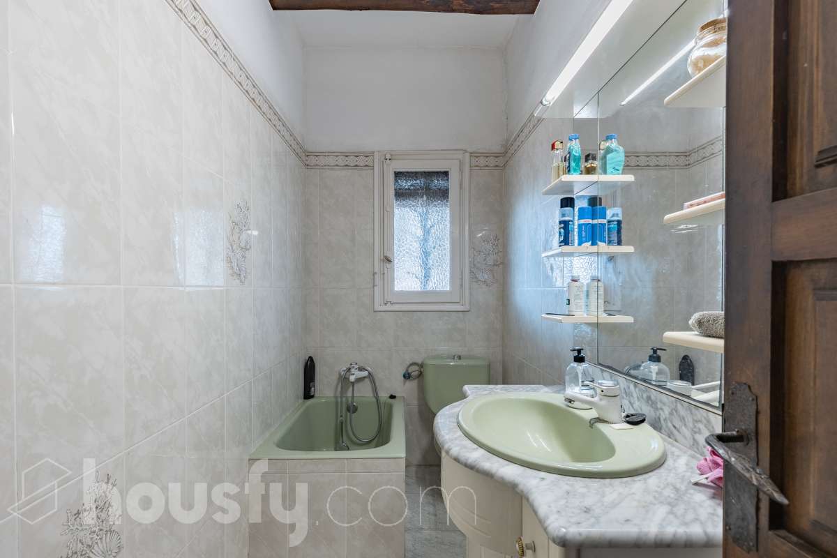 Exclusiva villa en el corazón de Creixell: amplitud, privacidad y vistas excepcionales. Housfy presenta en exclusiva esta magnífica propiedad situada en el centro de Creixell, una residencia singular que destaca por sus extraordinarias dimensiones, su privilegiada parcela y un entorno que combina la comodidad de una ubicación céntrica con la tranquilidad y la amplitud de un espacio residencial único. Con 921 m² construidos, incluida la zona deportiva, según datos verificados con la Dirección General del Catastro, esta propiedad ofrece un sinfín de posibilidades para quienes buscan una vivienda de grandes dimensiones, con espacios versátiles y zonas exteriores pensadas para disfrutar al máximo del estilo de vida mediterráneo. La vivienda, construida en 1970, dispone de una distribución generosa, con nueve dormitorios y seis baños, que permite acoger cómodamente a familias numerosas, recibir invitados o destinar parte de sus estancias a usos complementarios, como despacho o espacios de trabajo. Entre sus dependencias encontramos un amplio salón-comedor, una cocina equipada y una suite con baño privado, además de una zona de despacho que aporta funcionalidad y privacidad al conjunto. En el exterior, la propiedad despliega todo su potencial. Su magnífica parcela alberga un jardín privado, una piscina exclusiva y una zona deportiva que amplía las posibilidades de ocio y actividad al aire libre. Las terrazas invitan a disfrutar del clima mediterráneo, mientras que las excepcionales vistas al mar y a la montaña aportan un atractivo diferencial y una sensación de amplitud difícil de encontrar en una ubicación tan céntrica. Un añadido fundamental es la existencia de un pozo y un depósito de agua de unos 60.000 litros. La vivienda cuenta, además, con chimenea, electrodomésticos, trastero y cuatro plazas de garaje, prestaciones que completan una propuesta residencial especialmente interesante por su capacidad, comodidad y versatilidad. Su ubicación, en pleno centro de Creixell, permite disfrutar de los servicios y comercios del municipio, con transporte público cercano y la comodidad de tener el día a día al alcance de la mano, en un entorno característico de la Costa Dorada. Una propiedad con dimensiones extraordinarias y múltiples posibilidades, ideal para quienes valoran el espacio, la privacidad, las zonas de ocio propias y unas vistas privilegiadas, sin renunciar a la comodidad de vivir en el centro de una población con encanto. Una oportunidad exclusiva para descubrir una vivienda diferente, donde la amplitud de sus espacios y el atractivo de su parcela convierten cada rincón en una invitación a disfrutar. Housfy — Comercialización en exclusiva. Contacta con nosotros para ampliar información y descubrir personalmente todo el potencial de esta propiedad. Aviso legal El precio de venta no incluye gastos de la compraventa como notaría, registro, impuestos, ni tampoco honorarios agencia. Esta publicación no es vinculante. Consulta siempre la nota simple con Housfy antes de formalizar la compraventa. Sobre nosotros Housfy es la plataforma integral de servicios inmobiliarios. Nuestra combinación de expertos y tecnología pone al alcance de todo el mundo servicios cómodos, claros y seguros. AICAT número: 7922. Nos encargamos de la gestión y asesoramiento de la compra. ¡Olvídate de todo! Hacemos los trámites por ti. Y, si además necesitas financiación, ponemos a tu disposición un bróker hipotecario para ayudarte a conseguir las mejores condiciones para tu perfil económico. ¿Quieres visitarla? Contacta con Housfy y agenda tu visita sin compromiso. Más información en: housfy.com-35