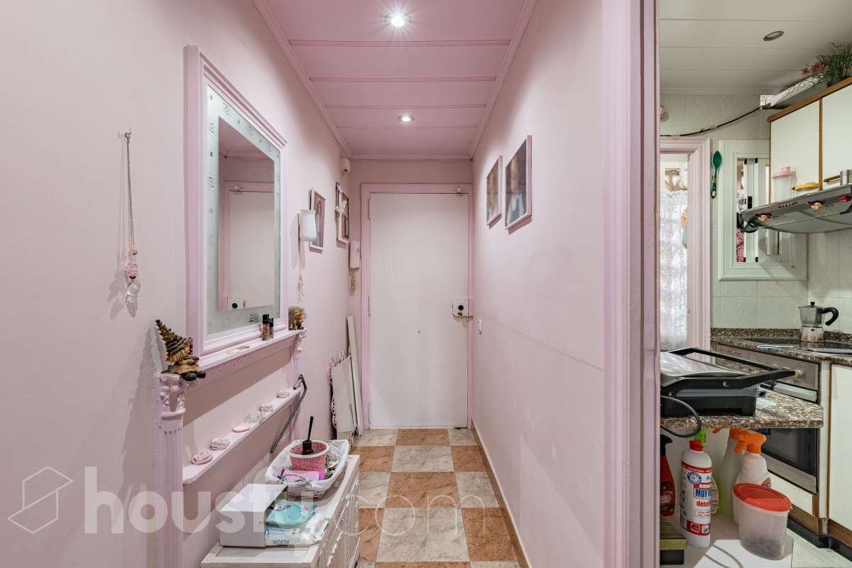 Housfy vende 🏡 luminoso piso ubicado en Rubí, el cuál consta de 79m2 útiles (verificados con la Dirección General de Catastro). Construido en el año: 1971. Te presentamos esta acogedora vivienda en Rubí, una opción ideal tanto para quienes buscan su próximo hogar como para aquellos que valoran una buena ubicación y todos los servicios al alcance. La vivienda dispone de un salón-comedor, 2 dormitorios, 1 baño y una cocina equipada, además de un agradable balcón con vistas despejadas, perfecto para disfrutar de luz y amplitud. Originalmente, el piso contaba con 3 habitaciones, por lo que ofrece la posibilidad de recuperar esta distribución en función de las necesidades del nuevo propietario. Entre sus principales características encontramos ascensor, aire acondicionado y calefacción, aportando comodidad durante todo el año. La ubicación es otro de sus puntos fuertes: se encuentra en Rubí, cerca de transporte público, colegios, supermercados y farmacias, con todo lo necesario para el día a día a pocos minutos. Una vivienda cómoda, bien comunicada y con posibilidades de adaptar su distribución a tus necesidades. Distribución de estancias -Salón-comedor -2 Dormitorios -1 Baño -Cocina equipada Características específicas -Ascensor -Aire acondicionado -Calefacción -Balcón Zona y entorno Respecto a la ubicación, se sitúa en Rubí, municipio de Barcelona. Esta propiedad se encuentra cerca de transporte público, colegios, supermercados y farmacias. Aviso legal El precio de venta no incluye gastos de la compraventa como notaría, registro, impuestos, ni tampoco honorarios agencia. Esta publicación no es vinculante. Consulta siempre la nota simple con Housfy antes de formalizar la compraventa. Sobre nosotros Housfy es la plataforma integral de servicios inmobiliarios. Nuestra combinación de expertos y tecnología pone al alcance de todo el mundo servicios cómodos, claros y seguros. AICAT número: 7922. Nos encargamos de la gestión y asesoramiento de la compra. ¡Olvídate de todo! Hacemos los trámites por ti. Y, si además necesitas financiación, ponemos a tu disposición un bróker hipotecario para ayudarte a conseguir las mejores condiciones para tu perfil económico. ¿Quieres visitarla? Contacta con Housfy y agenda tu visita sin compromiso. Más información en: housfy.com En cumplimiento de la Ley 8/2026 en Cataluña, el certificado de presencia o ausencia de amianto se encuentra en proceso de tramitación.-31