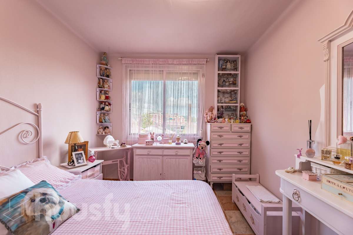 Housfy vende 🏡 luminoso piso ubicado en Rubí, el cuál consta de 79m2 útiles (verificados con la Dirección General de Catastro). Construido en el año: 1971. Te presentamos esta acogedora vivienda en Rubí, una opción ideal tanto para quienes buscan su próximo hogar como para aquellos que valoran una buena ubicación y todos los servicios al alcance. La vivienda dispone de un salón-comedor, 2 dormitorios, 1 baño y una cocina equipada, además de un agradable balcón con vistas despejadas, perfecto para disfrutar de luz y amplitud. Originalmente, el piso contaba con 3 habitaciones, por lo que ofrece la posibilidad de recuperar esta distribución en función de las necesidades del nuevo propietario. Entre sus principales características encontramos ascensor, aire acondicionado y calefacción, aportando comodidad durante todo el año. La ubicación es otro de sus puntos fuertes: se encuentra en Rubí, cerca de transporte público, colegios, supermercados y farmacias, con todo lo necesario para el día a día a pocos minutos. Una vivienda cómoda, bien comunicada y con posibilidades de adaptar su distribución a tus necesidades. Distribución de estancias -Salón-comedor -2 Dormitorios -1 Baño -Cocina equipada Características específicas -Ascensor -Aire acondicionado -Calefacción -Balcón Zona y entorno Respecto a la ubicación, se sitúa en Rubí, municipio de Barcelona. Esta propiedad se encuentra cerca de transporte público, colegios, supermercados y farmacias. Aviso legal El precio de venta no incluye gastos de la compraventa como notaría, registro, impuestos, ni tampoco honorarios agencia. Esta publicación no es vinculante. Consulta siempre la nota simple con Housfy antes de formalizar la compraventa. Sobre nosotros Housfy es la plataforma integral de servicios inmobiliarios. Nuestra combinación de expertos y tecnología pone al alcance de todo el mundo servicios cómodos, claros y seguros. AICAT número: 7922. Nos encargamos de la gestión y asesoramiento de la compra. ¡Olvídate de todo! Hacemos los trámites por ti. Y, si además necesitas financiación, ponemos a tu disposición un bróker hipotecario para ayudarte a conseguir las mejores condiciones para tu perfil económico. ¿Quieres visitarla? Contacta con Housfy y agenda tu visita sin compromiso. Más información en: housfy.com En cumplimiento de la Ley 8/2026 en Cataluña, el certificado de presencia o ausencia de amianto se encuentra en proceso de tramitación.-14