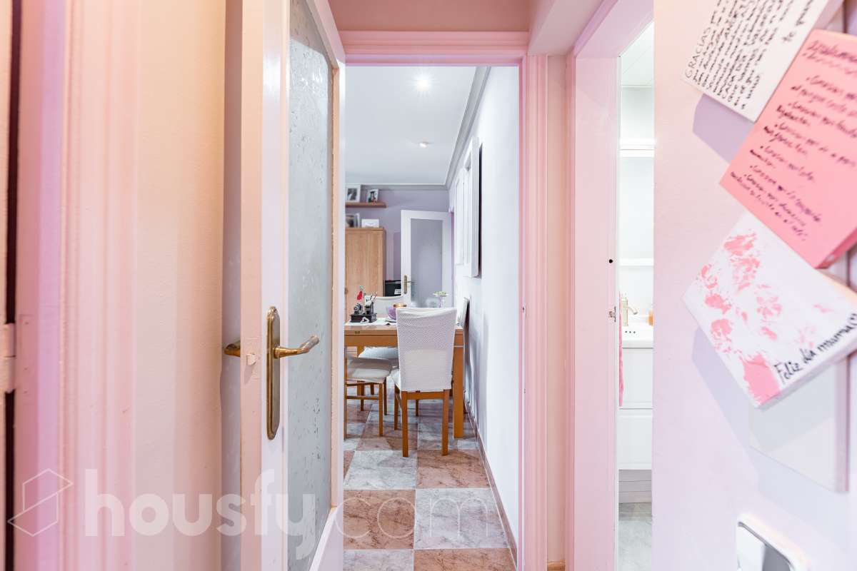 Housfy vende 🏡 luminoso piso ubicado en Rubí, el cuál consta de 79m2 útiles (verificados con la Dirección General de Catastro). Construido en el año: 1971. Te presentamos esta acogedora vivienda en Rubí, una opción ideal tanto para quienes buscan su próximo hogar como para aquellos que valoran una buena ubicación y todos los servicios al alcance. La vivienda dispone de un salón-comedor, 2 dormitorios, 1 baño y una cocina equipada, además de un agradable balcón con vistas despejadas, perfecto para disfrutar de luz y amplitud. Originalmente, el piso contaba con 3 habitaciones, por lo que ofrece la posibilidad de recuperar esta distribución en función de las necesidades del nuevo propietario. Entre sus principales características encontramos ascensor, aire acondicionado y calefacción, aportando comodidad durante todo el año. La ubicación es otro de sus puntos fuertes: se encuentra en Rubí, cerca de transporte público, colegios, supermercados y farmacias, con todo lo necesario para el día a día a pocos minutos. Una vivienda cómoda, bien comunicada y con posibilidades de adaptar su distribución a tus necesidades. Distribución de estancias -Salón-comedor -2 Dormitorios -1 Baño -Cocina equipada Características específicas -Ascensor -Aire acondicionado -Calefacción -Balcón Zona y entorno Respecto a la ubicación, se sitúa en Rubí, municipio de Barcelona. Esta propiedad se encuentra cerca de transporte público, colegios, supermercados y farmacias. Aviso legal El precio de venta no incluye gastos de la compraventa como notaría, registro, impuestos, ni tampoco honorarios agencia. Esta publicación no es vinculante. Consulta siempre la nota simple con Housfy antes de formalizar la compraventa. Sobre nosotros Housfy es la plataforma integral de servicios inmobiliarios. Nuestra combinación de expertos y tecnología pone al alcance de todo el mundo servicios cómodos, claros y seguros. AICAT número: 7922. Nos encargamos de la gestión y asesoramiento de la compra. ¡Olvídate de todo! Hacemos los trámites por ti. Y, si además necesitas financiación, ponemos a tu disposición un bróker hipotecario para ayudarte a conseguir las mejores condiciones para tu perfil económico. ¿Quieres visitarla? Contacta con Housfy y agenda tu visita sin compromiso. Más información en: housfy.com En cumplimiento de la Ley 8/2026 en Cataluña, el certificado de presencia o ausencia de amianto se encuentra en proceso de tramitación.-29