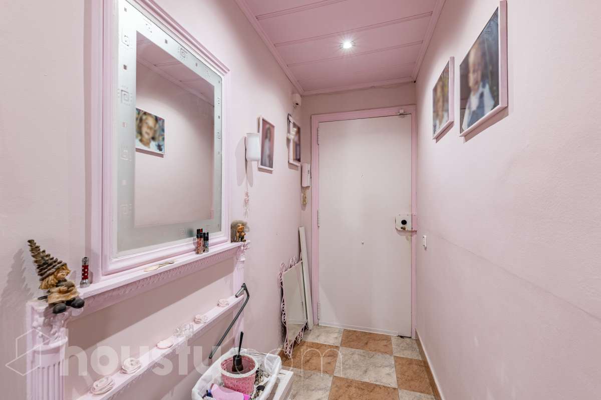Housfy vende 🏡 luminoso piso ubicado en Rubí, el cuál consta de 79m2 útiles (verificados con la Dirección General de Catastro). Construido en el año: 1971. Te presentamos esta acogedora vivienda en Rubí, una opción ideal tanto para quienes buscan su próximo hogar como para aquellos que valoran una buena ubicación y todos los servicios al alcance. La vivienda dispone de un salón-comedor, 2 dormitorios, 1 baño y una cocina equipada, además de un agradable balcón con vistas despejadas, perfecto para disfrutar de luz y amplitud. Originalmente, el piso contaba con 3 habitaciones, por lo que ofrece la posibilidad de recuperar esta distribución en función de las necesidades del nuevo propietario. Entre sus principales características encontramos ascensor, aire acondicionado y calefacción, aportando comodidad durante todo el año. La ubicación es otro de sus puntos fuertes: se encuentra en Rubí, cerca de transporte público, colegios, supermercados y farmacias, con todo lo necesario para el día a día a pocos minutos. Una vivienda cómoda, bien comunicada y con posibilidades de adaptar su distribución a tus necesidades. Distribución de estancias -Salón-comedor -2 Dormitorios -1 Baño -Cocina equipada Características específicas -Ascensor -Aire acondicionado -Calefacción -Balcón Zona y entorno Respecto a la ubicación, se sitúa en Rubí, municipio de Barcelona. Esta propiedad se encuentra cerca de transporte público, colegios, supermercados y farmacias. Aviso legal El precio de venta no incluye gastos de la compraventa como notaría, registro, impuestos, ni tampoco honorarios agencia. Esta publicación no es vinculante. Consulta siempre la nota simple con Housfy antes de formalizar la compraventa. Sobre nosotros Housfy es la plataforma integral de servicios inmobiliarios. Nuestra combinación de expertos y tecnología pone al alcance de todo el mundo servicios cómodos, claros y seguros. AICAT número: 7922. Nos encargamos de la gestión y asesoramiento de la compra. ¡Olvídate de todo! Hacemos los trámites por ti. Y, si además necesitas financiación, ponemos a tu disposición un bróker hipotecario para ayudarte a conseguir las mejores condiciones para tu perfil económico. ¿Quieres visitarla? Contacta con Housfy y agenda tu visita sin compromiso. Más información en: housfy.com En cumplimiento de la Ley 8/2026 en Cataluña, el certificado de presencia o ausencia de amianto se encuentra en proceso de tramitación.-27