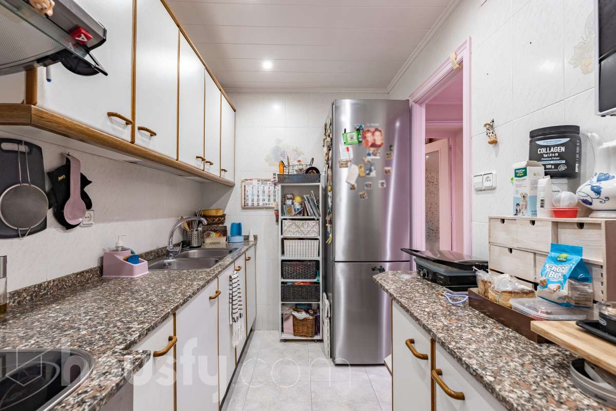 Housfy vende 🏡 luminoso piso ubicado en Rubí, el cuál consta de 79m2 útiles (verificados con la Dirección General de Catastro). Construido en el año: 1971. Te presentamos esta acogedora vivienda en Rubí, una opción ideal tanto para quienes buscan su próximo hogar como para aquellos que valoran una buena ubicación y todos los servicios al alcance. La vivienda dispone de un salón-comedor, 2 dormitorios, 1 baño y una cocina equipada, además de un agradable balcón con vistas despejadas, perfecto para disfrutar de luz y amplitud. Originalmente, el piso contaba con 3 habitaciones, por lo que ofrece la posibilidad de recuperar esta distribución en función de las necesidades del nuevo propietario. Entre sus principales características encontramos ascensor, aire acondicionado y calefacción, aportando comodidad durante todo el año. La ubicación es otro de sus puntos fuertes: se encuentra en Rubí, cerca de transporte público, colegios, supermercados y farmacias, con todo lo necesario para el día a día a pocos minutos. Una vivienda cómoda, bien comunicada y con posibilidades de adaptar su distribución a tus necesidades. Distribución de estancias -Salón-comedor -2 Dormitorios -1 Baño -Cocina equipada Características específicas -Ascensor -Aire acondicionado -Calefacción -Balcón Zona y entorno Respecto a la ubicación, se sitúa en Rubí, municipio de Barcelona. Esta propiedad se encuentra cerca de transporte público, colegios, supermercados y farmacias. Aviso legal El precio de venta no incluye gastos de la compraventa como notaría, registro, impuestos, ni tampoco honorarios agencia. Esta publicación no es vinculante. Consulta siempre la nota simple con Housfy antes de formalizar la compraventa. Sobre nosotros Housfy es la plataforma integral de servicios inmobiliarios. Nuestra combinación de expertos y tecnología pone al alcance de todo el mundo servicios cómodos, claros y seguros. AICAT número: 7922. Nos encargamos de la gestión y asesoramiento de la compra. ¡Olvídate de todo! Hacemos los trámites por ti. Y, si además necesitas financiación, ponemos a tu disposición un bróker hipotecario para ayudarte a conseguir las mejores condiciones para tu perfil económico. ¿Quieres visitarla? Contacta con Housfy y agenda tu visita sin compromiso. Más información en: housfy.com En cumplimiento de la Ley 8/2026 en Cataluña, el certificado de presencia o ausencia de amianto se encuentra en proceso de tramitación.-19