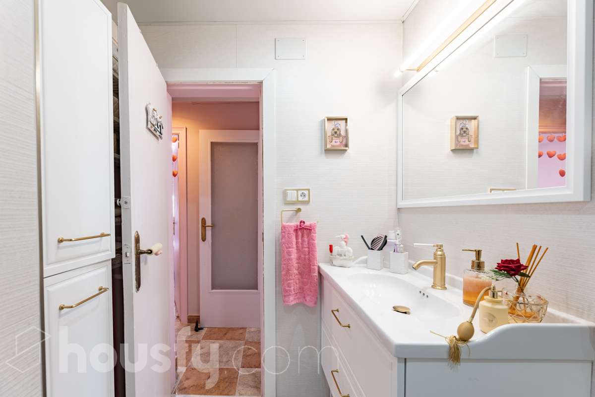Housfy vende 🏡 luminoso piso ubicado en Rubí, el cuál consta de 79m2 útiles (verificados con la Dirección General de Catastro). Construido en el año: 1971. Te presentamos esta acogedora vivienda en Rubí, una opción ideal tanto para quienes buscan su próximo hogar como para aquellos que valoran una buena ubicación y todos los servicios al alcance. La vivienda dispone de un salón-comedor, 2 dormitorios, 1 baño y una cocina equipada, además de un agradable balcón con vistas despejadas, perfecto para disfrutar de luz y amplitud. Originalmente, el piso contaba con 3 habitaciones, por lo que ofrece la posibilidad de recuperar esta distribución en función de las necesidades del nuevo propietario. Entre sus principales características encontramos ascensor, aire acondicionado y calefacción, aportando comodidad durante todo el año. La ubicación es otro de sus puntos fuertes: se encuentra en Rubí, cerca de transporte público, colegios, supermercados y farmacias, con todo lo necesario para el día a día a pocos minutos. Una vivienda cómoda, bien comunicada y con posibilidades de adaptar su distribución a tus necesidades. Distribución de estancias -Salón-comedor -2 Dormitorios -1 Baño -Cocina equipada Características específicas -Ascensor -Aire acondicionado -Calefacción -Balcón Zona y entorno Respecto a la ubicación, se sitúa en Rubí, municipio de Barcelona. Esta propiedad se encuentra cerca de transporte público, colegios, supermercados y farmacias. Aviso legal El precio de venta no incluye gastos de la compraventa como notaría, registro, impuestos, ni tampoco honorarios agencia. Esta publicación no es vinculante. Consulta siempre la nota simple con Housfy antes de formalizar la compraventa. Sobre nosotros Housfy es la plataforma integral de servicios inmobiliarios. Nuestra combinación de expertos y tecnología pone al alcance de todo el mundo servicios cómodos, claros y seguros. AICAT número: 7922. Nos encargamos de la gestión y asesoramiento de la compra. ¡Olvídate de todo! Hacemos los trámites por ti. Y, si además necesitas financiación, ponemos a tu disposición un bróker hipotecario para ayudarte a conseguir las mejores condiciones para tu perfil económico. ¿Quieres visitarla? Contacta con Housfy y agenda tu visita sin compromiso. Más información en: housfy.com En cumplimiento de la Ley 8/2026 en Cataluña, el certificado de presencia o ausencia de amianto se encuentra en proceso de tramitación.-24
