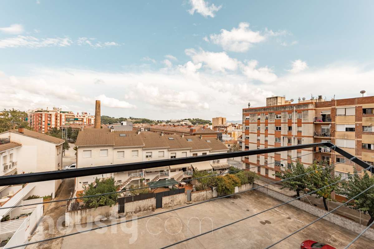 Housfy vende 🏡 luminoso piso ubicado en Rubí, el cuál consta de 79m2 útiles (verificados con la Dirección General de Catastro). Construido en el año: 1971. Te presentamos esta acogedora vivienda en Rubí, una opción ideal tanto para quienes buscan su próximo hogar como para aquellos que valoran una buena ubicación y todos los servicios al alcance. La vivienda dispone de un salón-comedor, 2 dormitorios, 1 baño y una cocina equipada, además de un agradable balcón con vistas despejadas, perfecto para disfrutar de luz y amplitud. Originalmente, el piso contaba con 3 habitaciones, por lo que ofrece la posibilidad de recuperar esta distribución en función de las necesidades del nuevo propietario. Entre sus principales características encontramos ascensor, aire acondicionado y calefacción, aportando comodidad durante todo el año. La ubicación es otro de sus puntos fuertes: se encuentra en Rubí, cerca de transporte público, colegios, supermercados y farmacias, con todo lo necesario para el día a día a pocos minutos. Una vivienda cómoda, bien comunicada y con posibilidades de adaptar su distribución a tus necesidades. Distribución de estancias -Salón-comedor -2 Dormitorios -1 Baño -Cocina equipada Características específicas -Ascensor -Aire acondicionado -Calefacción -Balcón Zona y entorno Respecto a la ubicación, se sitúa en Rubí, municipio de Barcelona. Esta propiedad se encuentra cerca de transporte público, colegios, supermercados y farmacias. Aviso legal El precio de venta no incluye gastos de la compraventa como notaría, registro, impuestos, ni tampoco honorarios agencia. Esta publicación no es vinculante. Consulta siempre la nota simple con Housfy antes de formalizar la compraventa. Sobre nosotros Housfy es la plataforma integral de servicios inmobiliarios. Nuestra combinación de expertos y tecnología pone al alcance de todo el mundo servicios cómodos, claros y seguros. AICAT número: 7922. Nos encargamos de la gestión y asesoramiento de la compra. ¡Olvídate de todo! Hacemos los trámites por ti. Y, si además necesitas financiación, ponemos a tu disposición un bróker hipotecario para ayudarte a conseguir las mejores condiciones para tu perfil económico. ¿Quieres visitarla? Contacta con Housfy y agenda tu visita sin compromiso. Más información en: housfy.com En cumplimiento de la Ley 8/2026 en Cataluña, el certificado de presencia o ausencia de amianto se encuentra en proceso de tramitación.-34