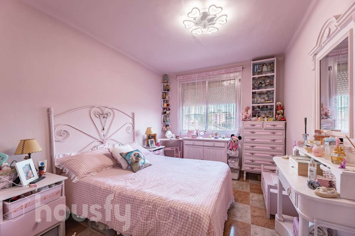 Housfy vende 🏡 luminoso piso ubicado en Rubí, el cuál consta de 79m2 útiles (verificados con la Dirección General de Catastro). Construido en el año: 1971. Te presentamos esta acogedora vivienda en Rubí, una opción ideal tanto para quienes buscan su próximo hogar como para aquellos que valoran una buena ubicación y todos los servicios al alcance. La vivienda dispone de un salón-comedor, 2 dormitorios, 1 baño y una cocina equipada, además de un agradable balcón con vistas despejadas, perfecto para disfrutar de luz y amplitud. Originalmente, el piso contaba con 3 habitaciones, por lo que ofrece la posibilidad de recuperar esta distribución en función de las necesidades del nuevo propietario. Entre sus principales características encontramos ascensor, aire acondicionado y calefacción, aportando comodidad durante todo el año. La ubicación es otro de sus puntos fuertes: se encuentra en Rubí, cerca de transporte público, colegios, supermercados y farmacias, con todo lo necesario para el día a día a pocos minutos. Una vivienda cómoda, bien comunicada y con posibilidades de adaptar su distribución a tus necesidades. Distribución de estancias -Salón-comedor -2 Dormitorios -1 Baño -Cocina equipada Características específicas -Ascensor -Aire acondicionado -Calefacción -Balcón Zona y entorno Respecto a la ubicación, se sitúa en Rubí, municipio de Barcelona. Esta propiedad se encuentra cerca de transporte público, colegios, supermercados y farmacias. Aviso legal El precio de venta no incluye gastos de la compraventa como notaría, registro, impuestos, ni tampoco honorarios agencia. Esta publicación no es vinculante. Consulta siempre la nota simple con Housfy antes de formalizar la compraventa. Sobre nosotros Housfy es la plataforma integral de servicios inmobiliarios. Nuestra combinación de expertos y tecnología pone al alcance de todo el mundo servicios cómodos, claros y seguros. AICAT número: 7922. Nos encargamos de la gestión y asesoramiento de la compra. ¡Olvídate de todo! Hacemos los trámites por ti. Y, si además necesitas financiación, ponemos a tu disposición un bróker hipotecario para ayudarte a conseguir las mejores condiciones para tu perfil económico. ¿Quieres visitarla? Contacta con Housfy y agenda tu visita sin compromiso. Más información en: housfy.com En cumplimiento de la Ley 8/2026 en Cataluña, el certificado de presencia o ausencia de amianto se encuentra en proceso de tramitación.-11