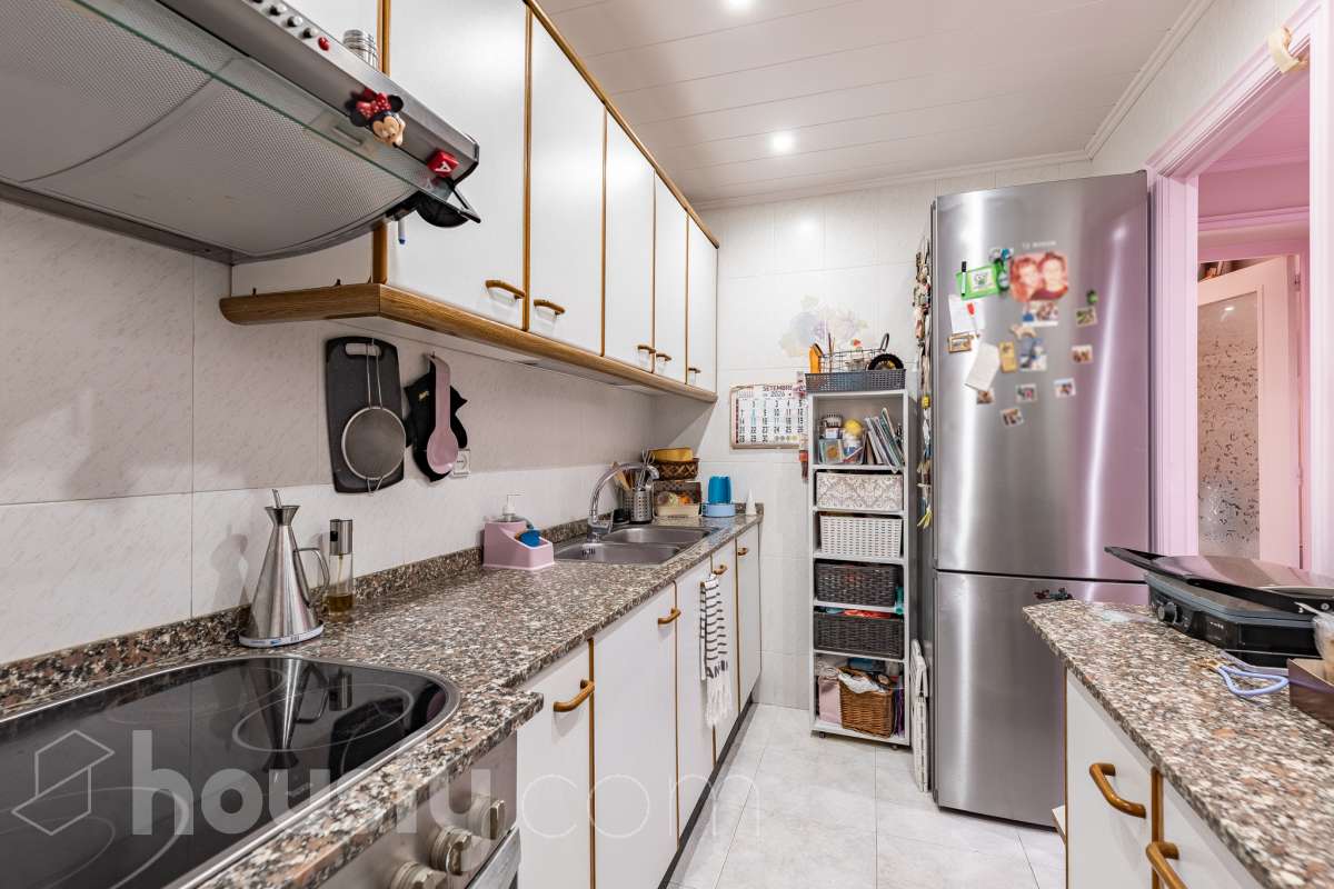 Housfy vende 🏡 luminoso piso ubicado en Rubí, el cuál consta de 79m2 útiles (verificados con la Dirección General de Catastro). Construido en el año: 1971. Te presentamos esta acogedora vivienda en Rubí, una opción ideal tanto para quienes buscan su próximo hogar como para aquellos que valoran una buena ubicación y todos los servicios al alcance. La vivienda dispone de un salón-comedor, 2 dormitorios, 1 baño y una cocina equipada, además de un agradable balcón con vistas despejadas, perfecto para disfrutar de luz y amplitud. Originalmente, el piso contaba con 3 habitaciones, por lo que ofrece la posibilidad de recuperar esta distribución en función de las necesidades del nuevo propietario. Entre sus principales características encontramos ascensor, aire acondicionado y calefacción, aportando comodidad durante todo el año. La ubicación es otro de sus puntos fuertes: se encuentra en Rubí, cerca de transporte público, colegios, supermercados y farmacias, con todo lo necesario para el día a día a pocos minutos. Una vivienda cómoda, bien comunicada y con posibilidades de adaptar su distribución a tus necesidades. Distribución de estancias -Salón-comedor -2 Dormitorios -1 Baño -Cocina equipada Características específicas -Ascensor -Aire acondicionado -Calefacción -Balcón Zona y entorno Respecto a la ubicación, se sitúa en Rubí, municipio de Barcelona. Esta propiedad se encuentra cerca de transporte público, colegios, supermercados y farmacias. Aviso legal El precio de venta no incluye gastos de la compraventa como notaría, registro, impuestos, ni tampoco honorarios agencia. Esta publicación no es vinculante. Consulta siempre la nota simple con Housfy antes de formalizar la compraventa. Sobre nosotros Housfy es la plataforma integral de servicios inmobiliarios. Nuestra combinación de expertos y tecnología pone al alcance de todo el mundo servicios cómodos, claros y seguros. AICAT número: 7922. Nos encargamos de la gestión y asesoramiento de la compra. ¡Olvídate de todo! Hacemos los trámites por ti. Y, si además necesitas financiación, ponemos a tu disposición un bróker hipotecario para ayudarte a conseguir las mejores condiciones para tu perfil económico. ¿Quieres visitarla? Contacta con Housfy y agenda tu visita sin compromiso. Más información en: housfy.com En cumplimiento de la Ley 8/2026 en Cataluña, el certificado de presencia o ausencia de amianto se encuentra en proceso de tramitación.-16