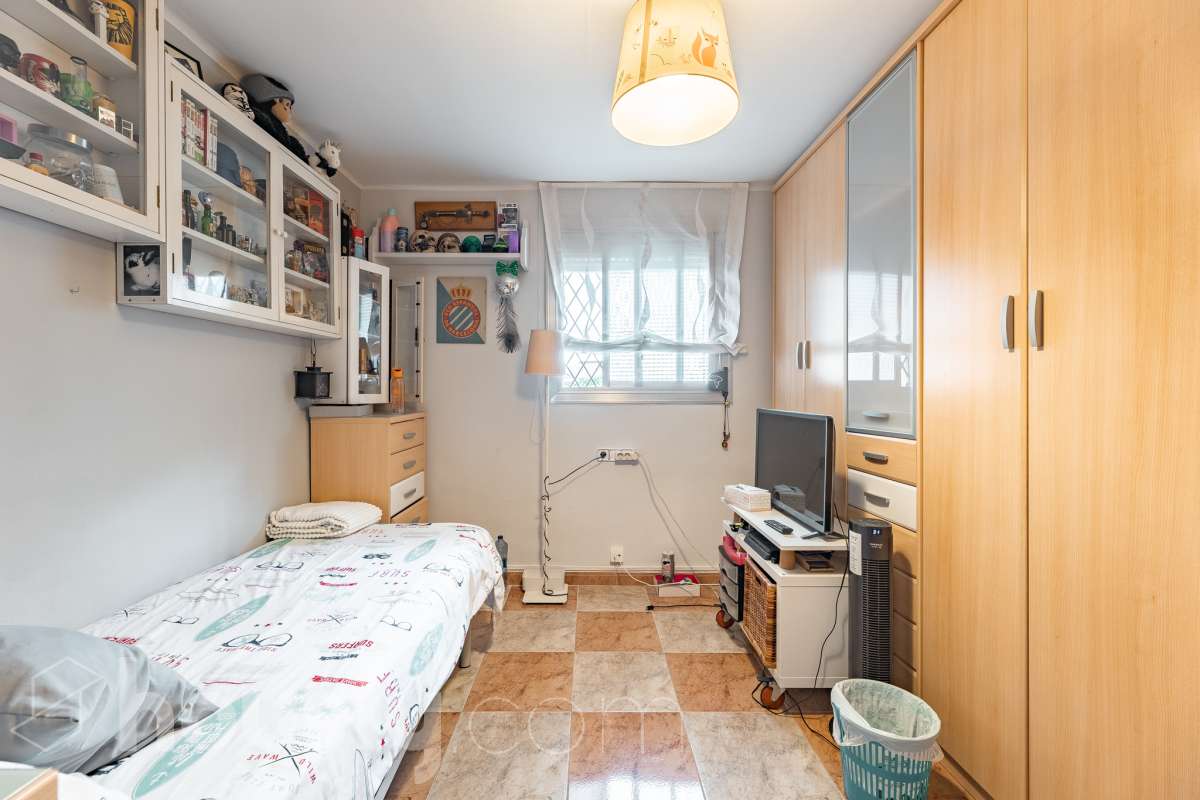 Housfy vende 🏡 luminoso piso ubicado en Rubí, el cuál consta de 79m2 útiles (verificados con la Dirección General de Catastro). Construido en el año: 1971. Te presentamos esta acogedora vivienda en Rubí, una opción ideal tanto para quienes buscan su próximo hogar como para aquellos que valoran una buena ubicación y todos los servicios al alcance. La vivienda dispone de un salón-comedor, 2 dormitorios, 1 baño y una cocina equipada, además de un agradable balcón con vistas despejadas, perfecto para disfrutar de luz y amplitud. Originalmente, el piso contaba con 3 habitaciones, por lo que ofrece la posibilidad de recuperar esta distribución en función de las necesidades del nuevo propietario. Entre sus principales características encontramos ascensor, aire acondicionado y calefacción, aportando comodidad durante todo el año. La ubicación es otro de sus puntos fuertes: se encuentra en Rubí, cerca de transporte público, colegios, supermercados y farmacias, con todo lo necesario para el día a día a pocos minutos. Una vivienda cómoda, bien comunicada y con posibilidades de adaptar su distribución a tus necesidades. Distribución de estancias -Salón-comedor -2 Dormitorios -1 Baño -Cocina equipada Características específicas -Ascensor -Aire acondicionado -Calefacción -Balcón Zona y entorno Respecto a la ubicación, se sitúa en Rubí, municipio de Barcelona. Esta propiedad se encuentra cerca de transporte público, colegios, supermercados y farmacias. Aviso legal El precio de venta no incluye gastos de la compraventa como notaría, registro, impuestos, ni tampoco honorarios agencia. Esta publicación no es vinculante. Consulta siempre la nota simple con Housfy antes de formalizar la compraventa. Sobre nosotros Housfy es la plataforma integral de servicios inmobiliarios. Nuestra combinación de expertos y tecnología pone al alcance de todo el mundo servicios cómodos, claros y seguros. AICAT número: 7922. Nos encargamos de la gestión y asesoramiento de la compra. ¡Olvídate de todo! Hacemos los trámites por ti. Y, si además necesitas financiación, ponemos a tu disposición un bróker hipotecario para ayudarte a conseguir las mejores condiciones para tu perfil económico. ¿Quieres visitarla? Contacta con Housfy y agenda tu visita sin compromiso. Más información en: housfy.com En cumplimiento de la Ley 8/2026 en Cataluña, el certificado de presencia o ausencia de amianto se encuentra en proceso de tramitación.-10