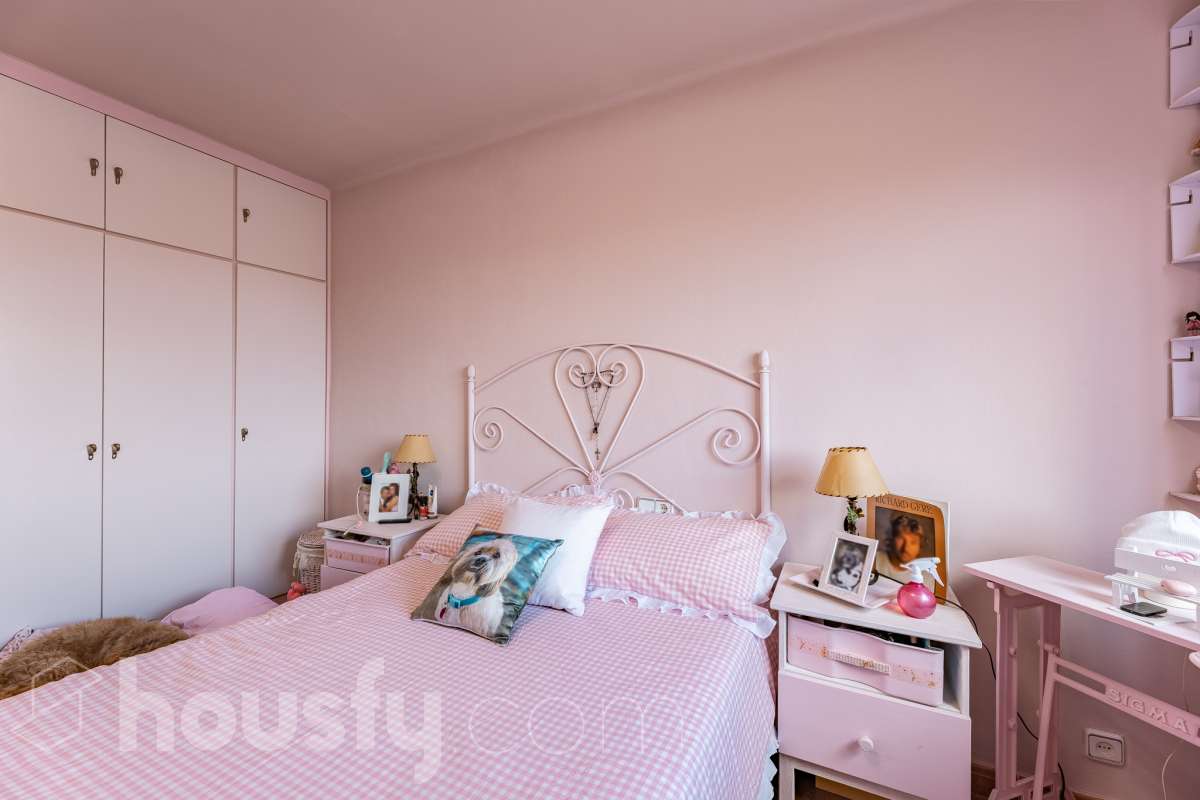 Housfy vende 🏡 luminoso piso ubicado en Rubí, el cuál consta de 79m2 útiles (verificados con la Dirección General de Catastro). Construido en el año: 1971. Te presentamos esta acogedora vivienda en Rubí, una opción ideal tanto para quienes buscan su próximo hogar como para aquellos que valoran una buena ubicación y todos los servicios al alcance. La vivienda dispone de un salón-comedor, 2 dormitorios, 1 baño y una cocina equipada, además de un agradable balcón con vistas despejadas, perfecto para disfrutar de luz y amplitud. Originalmente, el piso contaba con 3 habitaciones, por lo que ofrece la posibilidad de recuperar esta distribución en función de las necesidades del nuevo propietario. Entre sus principales características encontramos ascensor, aire acondicionado y calefacción, aportando comodidad durante todo el año. La ubicación es otro de sus puntos fuertes: se encuentra en Rubí, cerca de transporte público, colegios, supermercados y farmacias, con todo lo necesario para el día a día a pocos minutos. Una vivienda cómoda, bien comunicada y con posibilidades de adaptar su distribución a tus necesidades. Distribución de estancias -Salón-comedor -2 Dormitorios -1 Baño -Cocina equipada Características específicas -Ascensor -Aire acondicionado -Calefacción -Balcón Zona y entorno Respecto a la ubicación, se sitúa en Rubí, municipio de Barcelona. Esta propiedad se encuentra cerca de transporte público, colegios, supermercados y farmacias. Aviso legal El precio de venta no incluye gastos de la compraventa como notaría, registro, impuestos, ni tampoco honorarios agencia. Esta publicación no es vinculante. Consulta siempre la nota simple con Housfy antes de formalizar la compraventa. Sobre nosotros Housfy es la plataforma integral de servicios inmobiliarios. Nuestra combinación de expertos y tecnología pone al alcance de todo el mundo servicios cómodos, claros y seguros. AICAT número: 7922. Nos encargamos de la gestión y asesoramiento de la compra. ¡Olvídate de todo! Hacemos los trámites por ti. Y, si además necesitas financiación, ponemos a tu disposición un bróker hipotecario para ayudarte a conseguir las mejores condiciones para tu perfil económico. ¿Quieres visitarla? Contacta con Housfy y agenda tu visita sin compromiso. Más información en: housfy.com En cumplimiento de la Ley 8/2026 en Cataluña, el certificado de presencia o ausencia de amianto se encuentra en proceso de tramitación.-13
