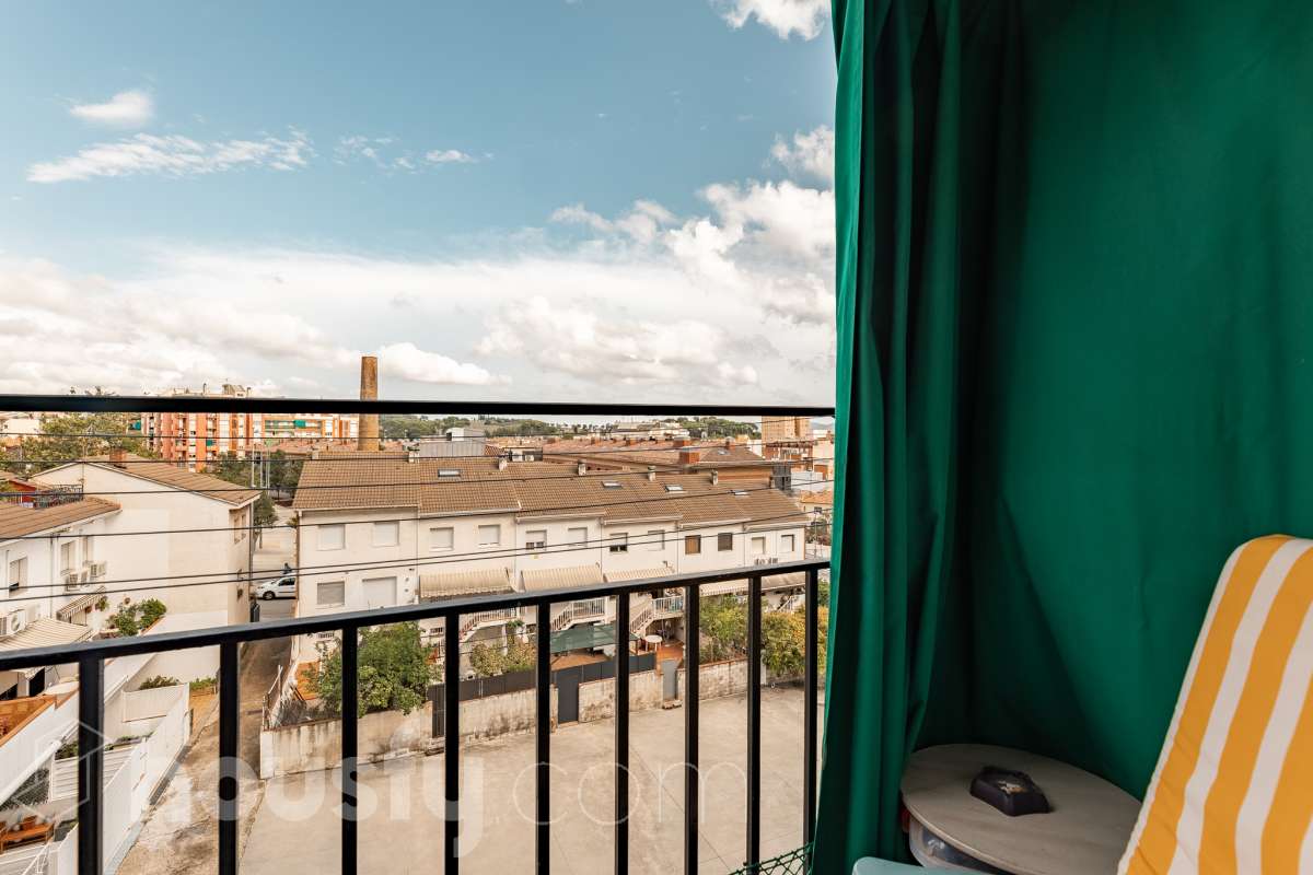 Housfy vende 🏡 luminoso piso ubicado en Rubí, el cuál consta de 79m2 útiles (verificados con la Dirección General de Catastro). Construido en el año: 1971. Te presentamos esta acogedora vivienda en Rubí, una opción ideal tanto para quienes buscan su próximo hogar como para aquellos que valoran una buena ubicación y todos los servicios al alcance. La vivienda dispone de un salón-comedor, 2 dormitorios, 1 baño y una cocina equipada, además de un agradable balcón con vistas despejadas, perfecto para disfrutar de luz y amplitud. Originalmente, el piso contaba con 3 habitaciones, por lo que ofrece la posibilidad de recuperar esta distribución en función de las necesidades del nuevo propietario. Entre sus principales características encontramos ascensor, aire acondicionado y calefacción, aportando comodidad durante todo el año. La ubicación es otro de sus puntos fuertes: se encuentra en Rubí, cerca de transporte público, colegios, supermercados y farmacias, con todo lo necesario para el día a día a pocos minutos. Una vivienda cómoda, bien comunicada y con posibilidades de adaptar su distribución a tus necesidades. Distribución de estancias -Salón-comedor -2 Dormitorios -1 Baño -Cocina equipada Características específicas -Ascensor -Aire acondicionado -Calefacción -Balcón Zona y entorno Respecto a la ubicación, se sitúa en Rubí, municipio de Barcelona. Esta propiedad se encuentra cerca de transporte público, colegios, supermercados y farmacias. Aviso legal El precio de venta no incluye gastos de la compraventa como notaría, registro, impuestos, ni tampoco honorarios agencia. Esta publicación no es vinculante. Consulta siempre la nota simple con Housfy antes de formalizar la compraventa. Sobre nosotros Housfy es la plataforma integral de servicios inmobiliarios. Nuestra combinación de expertos y tecnología pone al alcance de todo el mundo servicios cómodos, claros y seguros. AICAT número: 7922. Nos encargamos de la gestión y asesoramiento de la compra. ¡Olvídate de todo! Hacemos los trámites por ti. Y, si además necesitas financiación, ponemos a tu disposición un bróker hipotecario para ayudarte a conseguir las mejores condiciones para tu perfil económico. ¿Quieres visitarla? Contacta con Housfy y agenda tu visita sin compromiso. Más información en: housfy.com En cumplimiento de la Ley 8/2026 en Cataluña, el certificado de presencia o ausencia de amianto se encuentra en proceso de tramitación.-26