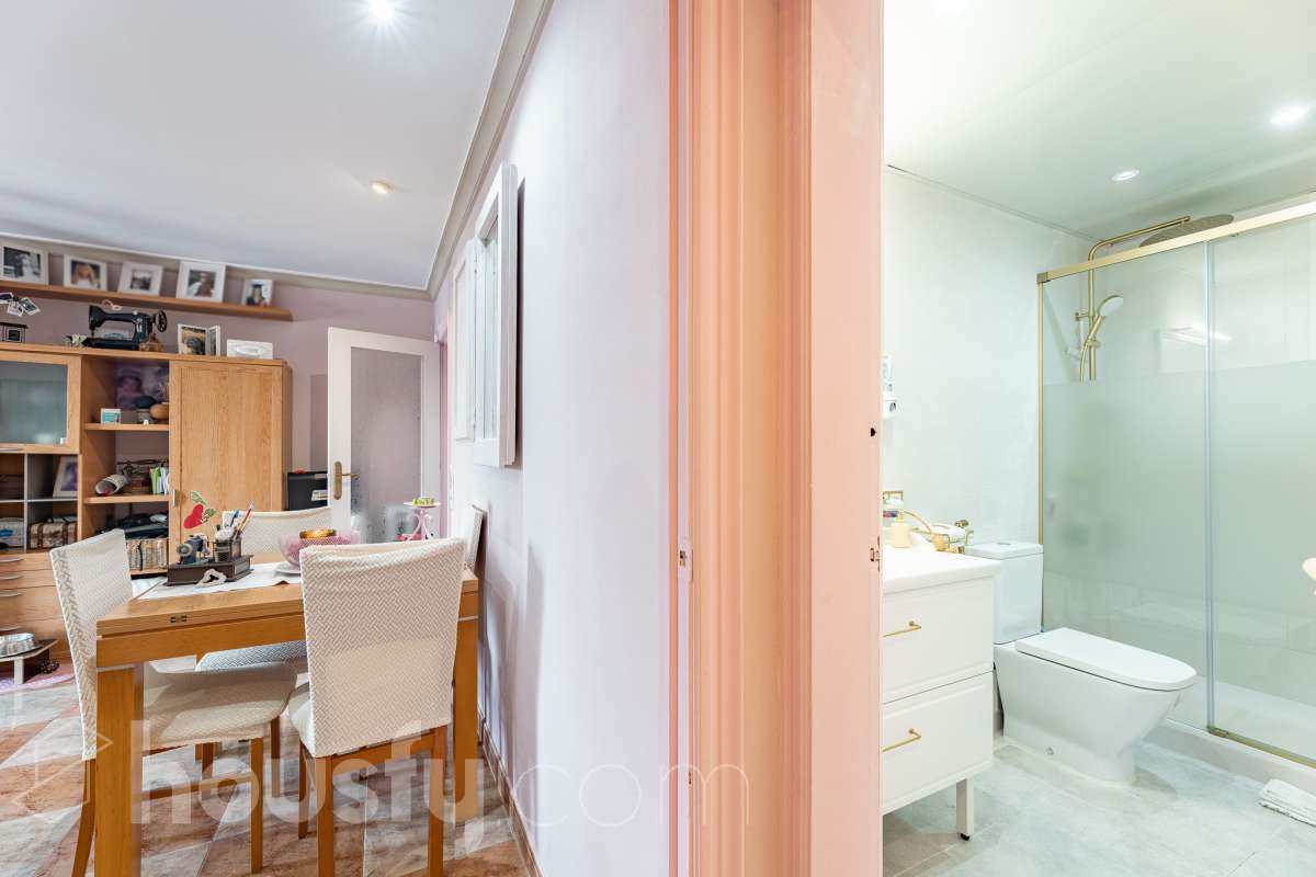 Housfy vende 🏡 luminoso piso ubicado en Rubí, el cuál consta de 79m2 útiles (verificados con la Dirección General de Catastro). Construido en el año: 1971. Te presentamos esta acogedora vivienda en Rubí, una opción ideal tanto para quienes buscan su próximo hogar como para aquellos que valoran una buena ubicación y todos los servicios al alcance. La vivienda dispone de un salón-comedor, 2 dormitorios, 1 baño y una cocina equipada, además de un agradable balcón con vistas despejadas, perfecto para disfrutar de luz y amplitud. Originalmente, el piso contaba con 3 habitaciones, por lo que ofrece la posibilidad de recuperar esta distribución en función de las necesidades del nuevo propietario. Entre sus principales características encontramos ascensor, aire acondicionado y calefacción, aportando comodidad durante todo el año. La ubicación es otro de sus puntos fuertes: se encuentra en Rubí, cerca de transporte público, colegios, supermercados y farmacias, con todo lo necesario para el día a día a pocos minutos. Una vivienda cómoda, bien comunicada y con posibilidades de adaptar su distribución a tus necesidades. Distribución de estancias -Salón-comedor -2 Dormitorios -1 Baño -Cocina equipada Características específicas -Ascensor -Aire acondicionado -Calefacción -Balcón Zona y entorno Respecto a la ubicación, se sitúa en Rubí, municipio de Barcelona. Esta propiedad se encuentra cerca de transporte público, colegios, supermercados y farmacias. Aviso legal El precio de venta no incluye gastos de la compraventa como notaría, registro, impuestos, ni tampoco honorarios agencia. Esta publicación no es vinculante. Consulta siempre la nota simple con Housfy antes de formalizar la compraventa. Sobre nosotros Housfy es la plataforma integral de servicios inmobiliarios. Nuestra combinación de expertos y tecnología pone al alcance de todo el mundo servicios cómodos, claros y seguros. AICAT número: 7922. Nos encargamos de la gestión y asesoramiento de la compra. ¡Olvídate de todo! Hacemos los trámites por ti. Y, si además necesitas financiación, ponemos a tu disposición un bróker hipotecario para ayudarte a conseguir las mejores condiciones para tu perfil económico. ¿Quieres visitarla? Contacta con Housfy y agenda tu visita sin compromiso. Más información en: housfy.com En cumplimiento de la Ley 8/2026 en Cataluña, el certificado de presencia o ausencia de amianto se encuentra en proceso de tramitación.-32