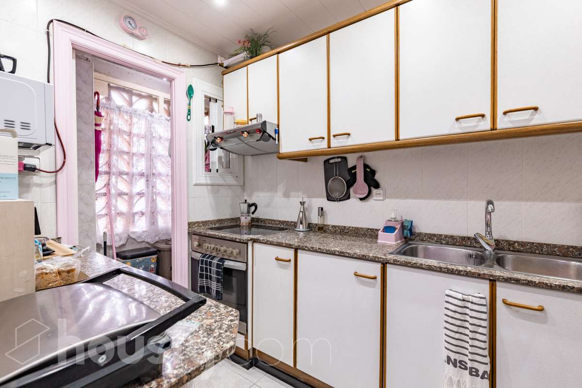 Housfy vende 🏡 luminoso piso ubicado en Rubí, el cuál consta de 79m2 útiles (verificados con la Dirección General de Catastro). Construido en el año: 1971. Te presentamos esta acogedora vivienda en Rubí, una opción ideal tanto para quienes buscan su próximo hogar como para aquellos que valoran una buena ubicación y todos los servicios al alcance. La vivienda dispone de un salón-comedor, 2 dormitorios, 1 baño y una cocina equipada, además de un agradable balcón con vistas despejadas, perfecto para disfrutar de luz y amplitud. Originalmente, el piso contaba con 3 habitaciones, por lo que ofrece la posibilidad de recuperar esta distribución en función de las necesidades del nuevo propietario. Entre sus principales características encontramos ascensor, aire acondicionado y calefacción, aportando comodidad durante todo el año. La ubicación es otro de sus puntos fuertes: se encuentra en Rubí, cerca de transporte público, colegios, supermercados y farmacias, con todo lo necesario para el día a día a pocos minutos. Una vivienda cómoda, bien comunicada y con posibilidades de adaptar su distribución a tus necesidades. Distribución de estancias -Salón-comedor -2 Dormitorios -1 Baño -Cocina equipada Características específicas -Ascensor -Aire acondicionado -Calefacción -Balcón Zona y entorno Respecto a la ubicación, se sitúa en Rubí, municipio de Barcelona. Esta propiedad se encuentra cerca de transporte público, colegios, supermercados y farmacias. Aviso legal El precio de venta no incluye gastos de la compraventa como notaría, registro, impuestos, ni tampoco honorarios agencia. Esta publicación no es vinculante. Consulta siempre la nota simple con Housfy antes de formalizar la compraventa. Sobre nosotros Housfy es la plataforma integral de servicios inmobiliarios. Nuestra combinación de expertos y tecnología pone al alcance de todo el mundo servicios cómodos, claros y seguros. AICAT número: 7922. Nos encargamos de la gestión y asesoramiento de la compra. ¡Olvídate de todo! Hacemos los trámites por ti. Y, si además necesitas financiación, ponemos a tu disposición un bróker hipotecario para ayudarte a conseguir las mejores condiciones para tu perfil económico. ¿Quieres visitarla? Contacta con Housfy y agenda tu visita sin compromiso. Más información en: housfy.com En cumplimiento de la Ley 8/2026 en Cataluña, el certificado de presencia o ausencia de amianto se encuentra en proceso de tramitación.-17
